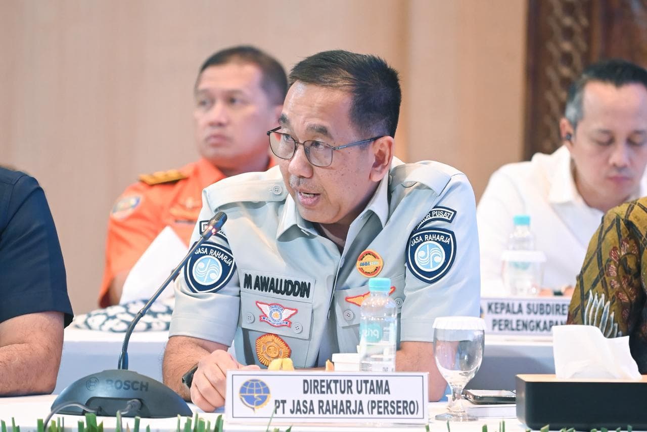 Jakarta, 25 Februari 2026 — Jasa Raharja hadiri Rapat Koordinasi Persiapan Penyelenggaraan Angkutan Lebaran Tahun 2026/1447 H yang diselenggarakan oleh Kementerian Perhubungan RI pada Selasa, 24 Februari 2026 di Kantor Kementerian Perhubungan, Jakarta. Kehadiran Jasa Raharja dalam forum lintas sektor ini menjadi bagian dari komitmen perusahaan sebagai BUMN untuk mendukung kesiapan sistem transportasi nasional serta memastikan perlindungan bagi masyarakat selama periode mudik dan balik Lebaran.

Rapat koordinasi yang dipimpin langsung oleh Menteri Perhubungan RI Dudy Purwagandhi tersebut diikuti oleh kementerian dan lembaga terkait, TNI/Polri, pemerintah daerah, operator transportasi, serta jajaran pimpinan BUMN sektor transportasi dan infrastruktur. Direktur Utama Jasa Raharja Muhammad Awaluddin hadir untuk memastikan kesiapan dukungan perlindungan dasar bagi masyarakat sejalan dengan kebijakan nasional di bidang pelayanan publik.

Dalam arahannya, Menteri Perhubungan Dudy Purwagandhi menekankan pentingnya memastikan kesiapan teknis seluruh moda transportasi sebelum periode Angkutan Lebaran dimulai. “Saya ingin kita memperhatikan bersama aspek-aspek teknis dari moda transportasi yang akan digunakan. Kita pastikan tidak ada yang terlewat berkaitan dengan persiapan teknis, sehingga seluruh moda transportasi benar-benar berkeselamatan,” ujarnya.

Ia juga memberi masukan kepada para stakeholder terkait untuk mempersiapkan diri lebih baik lagi untuk Angkutan Lebaran 2026. Misalnya saja maskapai penerbangan diminta mengantisipasi lonjakan penumpang dengan menyiapkan penerbangan ekstra apabila diperlukan, mengingat tren pemesanan tiket yang sudah cukup ramai. Selain itu, kepada Pelindo, Dudy mengingatkan agar kemacetan pasca-Lebaran seperti yang terjadi pada Nataru 2025-2026 tidak kembali terulang, khususnya di pengelolaan area penampungan kendaraan.

“Kita ingin pelaksanaan Angkutan Lebaran berjalan tertib sesuai komitmen bersama. Koordinasi dan kepatuhan seluruh pihak menjadi faktor penting agar tidak terjadi gangguan yang berdampak pada kelancaran dan keselamatan masyarakat,” tegasnya.

Sementara itu, Direktur Utama Jasa Raharja Muhammad Awaluddin dalam laporannya menyampaikan kesiapan perusahaan dilakukan secara terintegrasi, mulai dari pra-mudik, masa arus mudik, hingga arus balik Idulfitri 2026.

“Kami dari Jasa Raharja tahun ini melakukan kesiapan yang terintegrasi, baik menjelang arus mudik, saat arus mudik, maupun arus balik. Bersama Korlantas Polri dan stakeholder lainnya, kami telah melakukan survei jalur serta pemetaan titik rawan kecelakaan. Petugas Jasa raharja di 63 cabang dan 29 kantor wilayah juga ikut melakukan ramp check bersama Ditlantas di masing-masing Polda, dan kegiatan tersebut masih berlangsung hingga saat ini,” paparnya.

Dalam mendukung pengamanan Lebaran, Jasa Raharja juga akan mengoperasikan 25 pos pelayanan terpadu. Salah satu titik yang dipersiapkan adalah KM 81 yang akan difungsikan sebagai check point untuk pengecekan kesehatan dan layanan pendukung lainnya di luar rest area. Selain penguatan di lapangan, perusahaan juga mengoptimalkan kolaborasi dengan rumah sakit guna memastikan proses penjaminan korban kecelakaan berjalan cepat dan tepat.

“Tahun ini kami mengoptimalkan proses zero pending claim, sehingga masyarakat yang menjadi korban kecelakaan dapat kami layani dengan sebaik-baiknya dan seefektif mungkin. Ini bagian dari komitmen kami dalam memberikan asuransi kecelakaan secara cepat dan transparan,” tambahnya.

Sebagai bagian dari ekosistem BUMN yang mendukung transformasi layanan di bawah koordinasi Danantara Indonesia, Jasa Raharja terus memperkuat digitalisasi sistem santunan, integrasi data dengan kepolisian dan rumah sakit, serta peningkatan standar pelayanan publik. Seluruh langkah ini dilakukan untuk memastikan negara hadir dalam memberikan perlindungan bagi masyarakat.

Melalui partisipasi dalam rakor ini, Jasa Raharja menegaskan komitmennya untuk menghadirkan pelayanan prima dengan prinsip melayani sepenuh hati, sekaligus mendukung terwujudnya keselamatan berkendara selama Angkutan Lebaran 2026 berlangsung.
