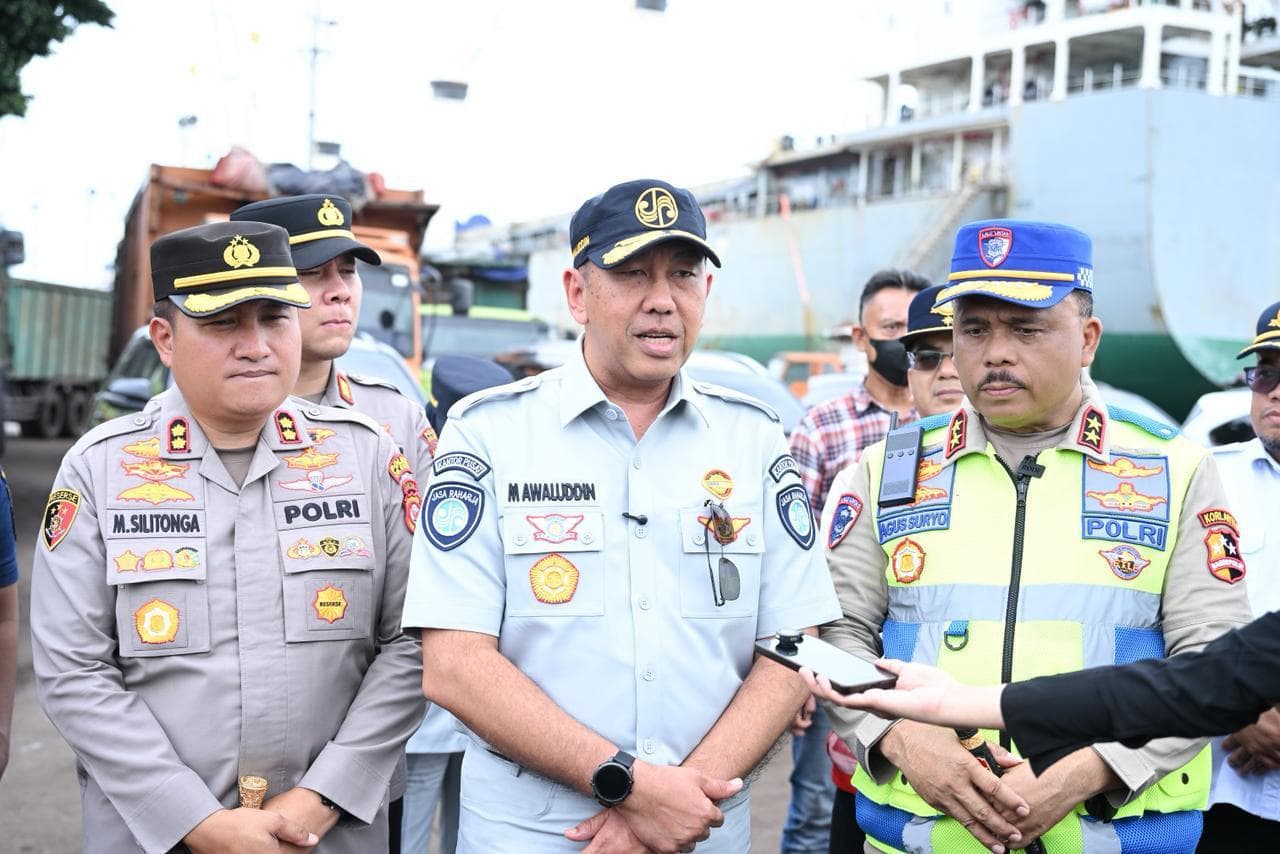 Jakarta, 27 Februari 2026 – Pergerakan jutaan pemudik Idulfitri 2026 pada pelabuhan penyeberangan Merak–Bakauheni menuntut kesiapan yang menyeluruh dan terintegrasi. Untuk memastikan semua berjalan optimal, Jasa Raharja turut ambil bagian dalam kegiatan Survei Pelabuhan Merak–Bakauheni dalam rangka kesiapan Operasi Ketupat 2026 yang dilaksanakan pada Kamis, 26 Februari 2026. Kegiatan ini dipimpin oleh Kakorlantas Polri Irjen Pol Drs. Agus Suryonugroho, SH, M.Hum., diikuti oleh Direktur Utama Jasa Raharja Muhammad Awaluddin, dan Direktur Operasional Ariyandi dan  bersama para pemangku kepentingan terkait.

Survei dilakukan melalui jalur udara menggunakan helikopter dari Jakarta menuju Pelabuhan Bakauheni, Lampung, dan dilanjutkan peninjauan di sejumlah titik, yaitu Pelabuhan BBJ Muara Pilu dan Pelabuhan WIKA Beton. Selanjutnya, rombongan terbang ke Pelabuhan Indah Kiat, Banten, untuk melakukan survei di pelabuhan tersebut serta Pelabuhan BBJ Bojonegoro, hingga Pelabuhan Pelindo Ciwandan.

Kehadiran Jasa Raharja dalam kegiatan ini merupakan bagian dari komitmen sebagai BUMN yang tergabung dalam ekosistem Danantara Indonesia untuk memastikan kesiapan sistem transportasi nasional, khususnya pada pelabuhan penyeberangan Merak–Bakauheni yang menjadi salah satu jalur terpadat saat arus mudik dan balik Idulfitri 2026.

Kakorlantas Polri Irjen Pol Agus Suryonugroho menyampaikan bahwa kesiapan pelabuhan tahun ini menunjukkan peningkatan dibandingkan tahun sebelumnya. “Satu hari penuh hari ini kita bersama seluruh stakeholder melakukan survei dari udara hingga peninjauan langsung di lapangan. Kesiapan pelabuhan cukup baik, bahkan ada penambahan satu pelabuhan Sumur Makmur Abadi di Lampung. Sementara di Pelabuhan BBJ dan Ciwandan ada penambahan fasilitas sandar dan armada kapal,” ujarnya.

Agus menambahkan bahwa semua persiapan ini akan terus dievaluasi sehingga dapat mewujudkan tagline ‘Mudik Aman, Warga Bahagia’ sesuai perintah Bapak Kapolri. “Jadi tidak hanya sekedar perjalanan, tapi semua pihak hadir untuk memastikan bahwa berangkatnya aman, perjalanan aman, sampai kembali aman, dan selamat di jalan.”

Sementara itu, Direktur Utama Jasa Raharja Muhammad Awaluddin menyatakan tiga fokus utama Jasa Raharja pada Operasi Ketupat 2026. “Pertama, kami berupaya agar seluruh pelintas mudik Lebaran 2026, baik pada arus berangkat maupun arus balik,  dapat terlindungi dengan keselamatan sebagai prioritas utama, terlindungi dan keselamatan adalah prioritas utama. Kedua, kami berkoordinasi lintas sektor untuk menekan fatalitas kecelakaan, karena itulah yang ingin kita hindari bersama. Ketiga, kami memastikan kecepatan respons dalam penanganan santunan,” jelasnya.

Awaluddin juga mengungkapkan bahwa selama periode Angkutan Lebaran tahun ini, Jasa Raharja menjalankan program Zero Pending Claim. “Tidak ada klaim santunan yang tertunda. Seluruh proses kami dorong agar tuntas dan cepat. Negara hadir bukan hanya memberikan jaminan perlindungan, tetapi juga memastikan keselamatan bagi masyarakat,” tegasnya.

Data di lapangan menunjukkan bahwa volume pelintas, khususnya kendaraan roda dua di Pelabuhan Ciwandan, mencapai lebih dari 100 ribu unit pada periode mudik sebelumnya . Hal ini menjadi perhatian serius seluruh stakeholder, termasuk petugas Jasa Raharja yang bersiaga di titik-titik strategis guna memperkuat pelayanan publik dan memastikan asuransi kecelakaan Jasa Raharja dapat diakses secara cepat dan tepat.

Sebagai BUMN yang mengemban mandat perlindungan dasar, Jasa Raharja tidak hanya menjamin santunan korban kecelakaan, tetapi juga aktif dalam upaya pencegahan melalui edukasi keselamatan berkendara, integrasi data kecelakaan, serta kolaborasi lintas sektor. Seluruh langkah ini merupakan wujud komitmen melayani sepenuh hati dan menghadirkan pelayanan prima, khususnya pada periode Idulfitri saat mobilitas masyarakat sangat tinggi.

Melalui survei ini, seluruh pihak memastikan kesiapan infrastruktur, manajemen rekayasa lalu lintas, serta dukungan armada kapal dan fasilitas sandar guna mengantisipasi lonjakan pemudik. Pendekatan kolaboratif ini diharapkan mampu menekan potensi kepadatan dan risiko kecelakaan, sekaligus memperkuat rasa aman masyarakat dalam menjalankan tradisi mudik.