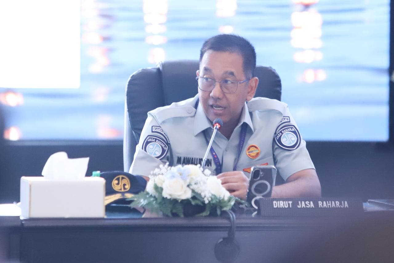 Jakarta, 3 Maret 2026 – Jasa Raharja menghadiri Rapat Koordinasi Lintas Sektoral Operasi Ketupat 2026 yang digelar pada Senin, 2 Maret 2026 di Jakarta. Dalam forum strategis yang dipimpin Kapolri Jenderal Listyo Sigit Prabowo tersebut, Direktur Utama Jasa Raharja Muhammad Awaluddin hadir sebagai bagian dari komitmen perusahaan dalam mendukung sistem keselamatan transportasi nasional selama periode Operasi Ketupat 2026.



Rapat koordinasi yang mengundang sejumlah pejabat tinggi negara dan pimpinan lembaga terkait, antara lain Menteri Koordinator Bidang Pembangunan Manusia dan Kebudayaan Pratikno, Menteri Agama Nasaruddin Umar, Menteri Perhubungan Dudy Purwagandhi, Wamenko Polkam Lodewijk Freidrich Paulus, serta Wamen Pariwisata Ni Luh Puspa.


Turut hadir Wakapolri Komjen Pol. Dedi Prasetyo, Kakorlantas Polri Irjen Pol Drs. Agus Suryonugroho, SH, M.Hum., perwakilan dari BNPB, BMKG, BASARNAS, serta jajaran Direktur Utama BUMN terkait. Kehadiran lintas kementerian, TNI-Polri, lembaga, dan BUMN ini menegaskan kuatnya sinergi nasional dalam memastikan kesiapan pengamanan dan pelayanan arus mudik dan balik Idulfitri 2026.



Dalam paparannya, Direktur Utama Jasa Raharja Muhammad Awaluddin menegaskan bahwa fokus perusahaan pada Angkutan Lebaran 2026 adalah percepatan jaminan dan penguatan upaya keselamatan transportasi.  “Dalam konteks ini, tugas Jasa Raharja bukan hanya membayarkan santunan kepada korban kecelakaan saja, tapi kami memastikan negara hadir secara cepat, terintegrasi, dan tanpa penundaan saat ada risiko kecelakaan pada masyarakat,” ungkapnya.



Awaluddin juga menegaskan bahwa keberhasilan Operasi Ketupat 2026 sangat ditentukan oleh sinergi dalam satu ekosistem keselamatan nasional, di mana Jasa Raharja berperan dalam memberikan perlindungan sosial bagi korban kecelakaan. Karena itulah, secara aktivitas, Jasa Raharja tidak dapat bekerja sendiri.



“Sejak Januari hingga Februari 2026, sesuai koordinasi dan arahan Kakorlantas serta Menteri Perhubungan, kami telah melakukan survei di beberapa jalur tol dan jalan arteri bersama Jasa Marga. Kemudian juga cek kesiapan simpul-simpul kritikal seperti di pelabuhan Bakauheni-Merak. Secara keseluruhan, koordinasi langsung dengan Korlantas, Dirjen Perhubungan Darat Kementerian Perhubungan, dan Jasa Marga sudah dilakukan,” jelas Awaluddin.



Sebagai bagian dari BUMN yang tergabung dalam ekosistem Danantara Indonesia, perusahaan berkomitmen mendukung pelayanan publik yang berorientasi pada keselamatan berkendara. Dalam Operasi Ketupat 2026, perusahaan mengerahkan 2.000 petugas Jasa Raharja secara nasional, membentuk 29 tim reaksi cepat di 29 kantor wilayah, menyiapkan 25 pos pelayanan terintegrasi bersama stakeholder, serta 15 tenda taktis di titik strategis. Selain itu, dilakukan 92 kegiatan dukungan keselamatan dan pemasangan 1.700 titik imbauan keselamatan lalu lintas.



Sementara itu, Wakapolri Komjen Pol. Dedi Prasetyo menyampaikan bahwa Operasi Ketupat 2026 akan dilaksanakan selama 13 hari, mulai 13 hingga 25 Maret 2026. Berdasarkan survei Kementerian Perhubungan, potensi pergerakan masyarakat pada Lebaran tahun ini diperkirakan mencapai 143,9 juta orang, menurun 1,75 persen dibandingkan tahun 2025. Puncak arus mudik diperkirakan terjadi pada 14–15 Maret 2026 dan 18–19 Maret 2026, serta puncak arus balik pada 25–26 Maret dan 28–29 Maret 2026.



“Kami berkomitmen mempertahankan bahkan meningkatkan capaian Operasi Ketupat sebelumnya. Dengan potensi pergerakan masyarakat yang besar, Polri bersama seluruh stakeholder akan mengoptimalkan manajemen rekayasa lalu lintas seperti ganjil genap, one way, contraflow, hingga buffer zone di pelabuhan agar pengamanan berjalan efektif dan memberikan rasa aman bagi masyarakat,” ujar Dedi.



Kehadiran dalam Rakor Lintas Sektoral ini menegaskan komitmen Jasa Raharja untuk memastikan perlindungan bagi masyarakat berjalan cepat, terintegrasi, dan tepat sasaran selama periode Idulfitri 2026. Dengan dukungan insan Jasa Raharja di seluruh Indonesia, skema asuransi kecelakaan dihadirkan sebagai bagian dari penguatan pelayanan publik, sekaligus wujud komitmen perusahaan untuk melayani sepenuh hati dan memberikan pelayanan prima kepada masyarakat.
