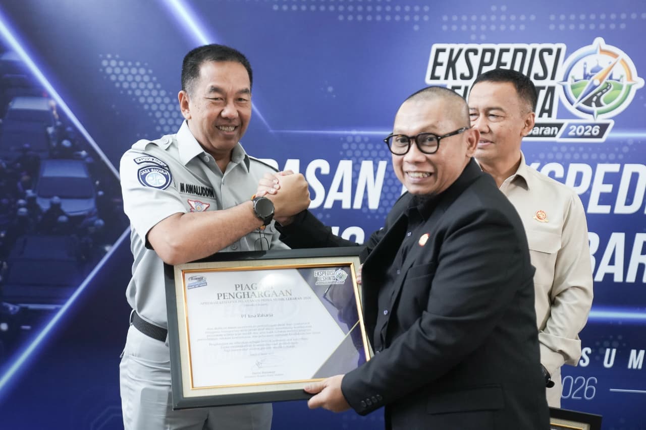 Jakarta, 6 Maret 2026 — Jasa Raharja turut berpartisipasi dalam kegiatan Pelepasan Tim Ekspedisi Elshinta Jelang Mudik Lebaran 2026 yang diselenggarakan pada hari ini (6/3/2026) di Gedung Korlantas Polri, Jakarta. Kegiatan ini menjadi bagian dari upaya bersama berbagai stakeholder dalam memantau kesiapan jalur mudik sekaligus memperkuat kampanye keselamatan berkendara menjelang arus mudik dan balik Idulfitri 2026.



Ekspedisi yang diselenggarakan oleh Radio Elshinta tersebut bertujuan memantau langsung kondisi jalur mudik di berbagai wilayah Indonesia, sekaligus memberikan informasi aktual kepada masyarakat mengenai kesiapan infrastruktur, fasilitas transportasi, serta potensi titik rawan kecelakaan maupun kemacetan.



Dalam kegiatan tersebut, hadir Direktur Utama Jasa Raharja Muhammad Awaluddin bersama Dirgakkum Korlantas Polri Brigjen Faizal serta Direktur Jenderal Perhubungan Darat Kementerian Perhubungan Dr. Drs. Aan Suhanan, M.Si. Acara diawali dengan talkshow yang menghadirkan para narasumber dari unsur kepolisian, pemerintah, dan BUMN sektor transportasi untuk membahas kesiapan menghadapi mobilitas masyarakat selama periode Lebaran.



Dalam sesi talkshow, Direktur Utama Jasa Raharja Muhammad Awaluddin menegaskan bahwa Jasa Raharja memiliki peran strategis dalam sistem perlindungan masyarakat di sektor transportasi. Menurutnya, kesiapan perusahaan tidak hanya berfokus pada penanganan pascakecelakaan, tetapi juga mencakup langkah preventif yang dilakukan bersama berbagai pihak.



“Jasa Raharja hadir bukan sekadar sebagai lembaga pemberi santunan, tetapi sebagai bagian dari ekosistem keselamatan transportasi nasional. Untuk menghadapi Lebaran 2026, kami menyiagakan lebih dari 2.000 petugas Jasa Raharja yang tersebar di seluruh Indonesia guna memastikan perlindungan bagi masyarakat dapat berjalan cepat, tepat, dan transparan,” ujarnya.



Ia menjelaskan bahwa dalam penanganan korban kecelakaan lalu lintas, perusahaan memastikan proses santunan berjalan cepat melalui integrasi data dengan kepolisian, rumah sakit, dan instansi terkait. Melalui sistem digital yang terhubung secara nasional, korban kecelakaan dapat segera memperoleh penanganan medis tanpa hambatan administratif. Inilah bentuk komitmen Jasa Raharja untuk memastikan negara hadir memberikan perlindungan yang nyata bagi masyarakat.



Selain layanan pascakecelakaan, Awaluddin juga menekankan pentingnya pendekatan preventif melalui edukasi dan kolaborasi lintas sektor. Karena bagi Jasa Raharja, perlindungan terbaik adalah mencegah kecelakaan terjadi sejak awal.



Ia menjelaskan, “Komitmen kami dalam keselamatan transportasi diwujudkan dengan pendekatan yang berbasis data dan kolaborasi. Penguatan Forum Lalu Lintas dan Angkutan Jalan (FLLAJ) menjadi kunci konvergensi data dan penyusunan action plan lintas pemangku kepentingan. Selain itu, program sosio-engineering terus diperluas melalui edukasi pelajar, kampanye keselamatan, pelatihan pertolongan pertama, pembinaan pengemudi angkutan umum, hingga kehadiran Mobile Unit Keselamatan Lalu Lintas dan Pos Pelayanan Terpadu di lapangan.”



Sebagai BUMN yang berada dalam ekosistem Danantara Indonesia, Jasa Raharja terus mendorong peningkatan kualitas pelayanan publik melalui sistem yang semakin terintegrasi dan responsif. Komitmen tersebut dijalankan dengan semangat melayani sepenuh hati, sehingga masyarakat dapat merasakan pelayanan prima terutama pada periode mobilitas tinggi seperti Idulfitri.



Pada kesempatan tersebut, Jasa Raharja juga menerima piagam penghargaan dari Radio Elshinta yang diserahkan langsung oleh Direktur Radio Elshinta, Henni Tanjanri. Penghargaan tersebut diberikan sebagai bentuk apresiasi atas dukungan dan kontribusi Jasa Raharja dalam berbagai program keselamatan transportasi dan pelayanan kepada masyarakat.



Melalui partisipasi dalam kegiatan ini, Jasa Raharja menegaskan komitmennya untuk terus memperkuat sinergi lintas sektor dalam mendukung sistem transportasi yang aman dan berkeselamatan. Upaya tersebut menjadi bagian dari peran perusahaan dalam memastikan perlindungan bagi masyarakat sekaligus bentuk negara hadir secara nyata melalui layanan yang cepat, responsif, dan berorientasi pada kepentingan publik.