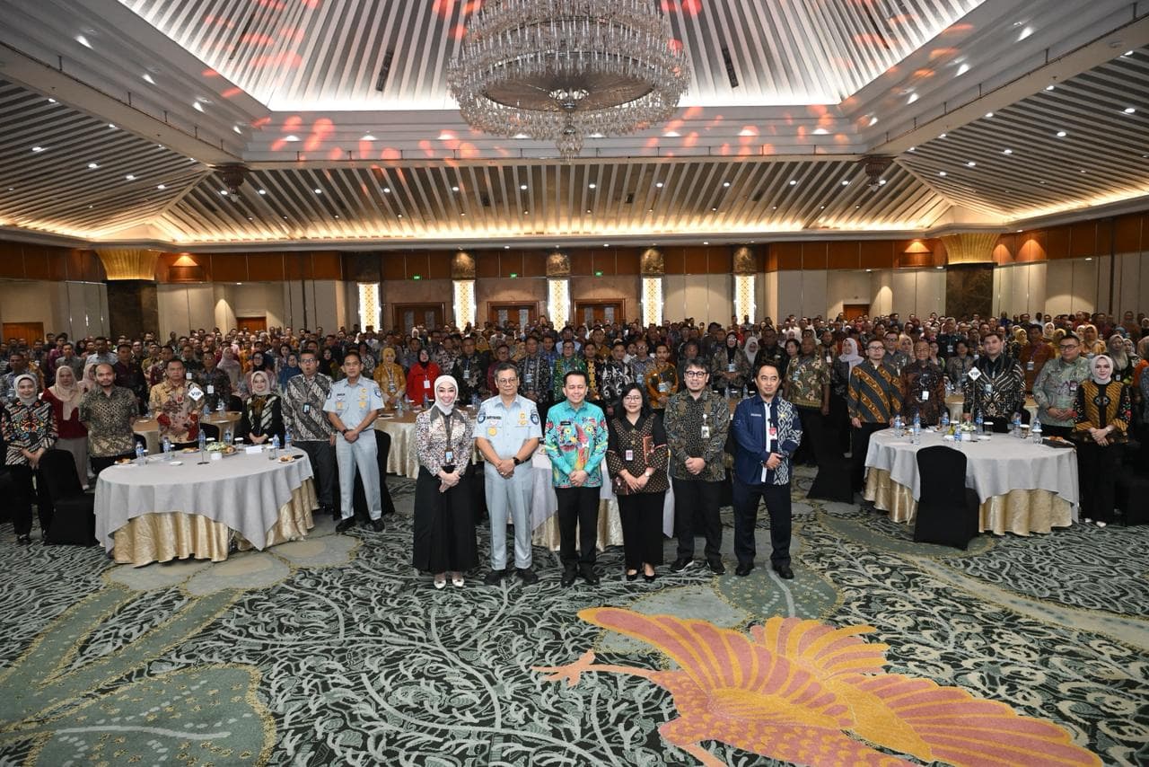 Jakarta, 17 April 2026 — Upaya pemerintah dalam mengakselerasi transformasi pengelolaan pendapatan daerah terus diperkuat melalui kolaborasi lintas sektor. Untuk itu, Jasa Raharja ikut berpartisipasi pada Rapat Koordinasi Nasional Pengelolaan Pendapatan Daerah Tahun 2026 yang digelar di Jakarta, pada Kamis, 16 April 2026. Forum bertema ‘Akselerasi Transformasi dan Implementasi Pemungutan Pajak Daerah dan Retribusi Daerah’ ini menjadi momentum untuk memperkuat sinergi, inovasi, serta efektivitas pemungutan guna mendukung peningkatan penerimaan daerah dan kualitas pelayanan publik.

Direktur Jenderal Bina Keuangan Daerah Kementerian Dalam Negeri RI Dr. Drs. Agus Fatoni, M.Si menekankan pentingnya komitmen bersama dari semua pihak untuk bisa mengawal pendapatan daerah agar lebih maksimal. Hal-hal yang bisa dilakukan adalah intensifikasi sumber-sumber pendapatan daerah, ekstensifikasi pengelolaan sumber-sumber yang belum dioptimalkan, peningkatan sumber daya manusia, digitalisasi sistem kerja, serta inovasi agar kinerja semakin meningkat. Dalam konteks tersebut, kehadiran berbagai pihak dalam rakor ini mencerminkan komitmen bersama bahwa negara hadir dalam memastikan tata kelola pendapatan daerah berjalan optimal, transparan, dan berkelanjutan.

Pada acara ini, Direktur Utama Jasa Raharja Muhammad Awaluddin  didampingi oleh Direktur Operasional Jasa Raharja Ariyandi hadir sebagai narasumber untuk memaparkan peran perusahaan dalam ekosistem pengelolaan pendapatan daerah, khususnya melalui penguatan kepatuhan pembayaran Pajak Kendaraan Bermotor (PKB) dan Sumbangan Wajib Dana Kecelakaan Lalu Lintas Jalan (SWDKLLJ).

Awaluddin menyampaikan bahwa Jasa Raharja berperan sebagai enabler dalam mendorong peningkatan kepatuhan melalui integrasi data dan pemanfaatan teknologi. “Kami mengintegrasikan data registrasi kendaraan dengan pembayaran PKB dan SWDKLLJ secara real-time, mengembangkan sistem analitik untuk mengidentifikasi potensi ketidakpatuhan, serta menghadirkan early warning system agar intervensi dapat dilakukan lebih dini,” jelasnya.

Lebih lanjut, ia menambahkan bahwa pendekatan berbasis data menjadi kunci dalam menciptakan sistem yang tidak hanya menekankan kewajiban, tetapi juga kemudahan dan kepercayaan. “Kepatuhan tidak hanya dibentuk oleh kewajiban, tetapi oleh bagaimana sistem yang kita bangun mampu menghadirkan kemudahan, keterhubungan, dan kepercayaan secara berkelanjutan,” ujarnya, merujuk kepada strategi yang dipaparkan dalam forum tersebut .

Melalui peran tersebut, Jasa Raharja juga memperkuat koordinasi lintas sektor bersama Kepolisian, Badan Pendapatan Daerah, dan mitra Samsat di seluruh Indonesia. Implementasi sistem host-to-host yang telah terhubung di 36 provinsi menjadi fondasi penting dalam memastikan validitas data dan meningkatkan efektivitas pemungutan. Upaya ini sejalan dengan semangat transformasi digital yang didorong oleh pemerintah dan ekosistem Danantara Indonesia dalam memperkuat tata kelola BUMN yang adaptif dan berorientasi pada pelayanan prima.

Selain itu, sebagai penyelenggara asuransi kecelakaan Jasa Raharja, perusahaan terus menghadirkan inovasi layanan yang memberikan kemudahan bagi masyarakat sekaligus memperkuat perlindungan dasar bagi pengguna jalan. Komitmen ini diwujudkan melalui berbagai inisiatif yang berfokus pada peningkatan kualitas pelayanan publik dengan prinsip melayani sepenuh hati.

Partisipasi dalam Rapat Koordinasi Nasional Pengelolaan Pendapatan Daerah Tahun 2026 ini menegaskan komitmen Jasa Raharja untuk terus berinovasi dan berkolaborasi dalam mendukung penguatan sistem pengelolaan pendapatan daerah. Sinergi lintas sektor diharapkan mampu mendorong peningkatan kepatuhan secara berkelanjutan, sekaligus menghadirkan pelayanan publik yang lebih efektif, transparan, dan berorientasi pada kebutuhan masyarakat.
