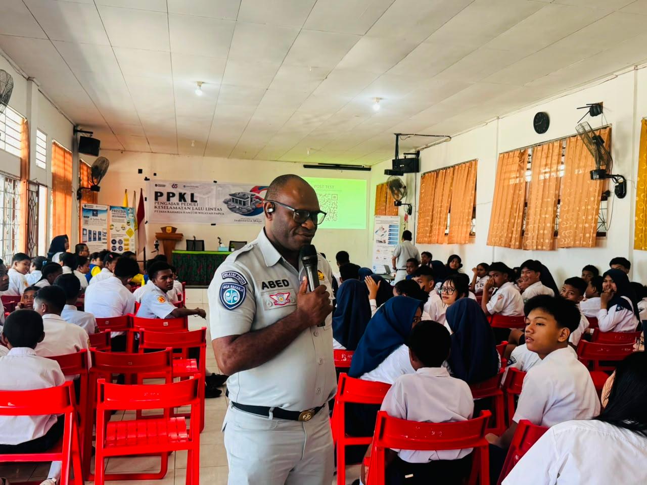 Jakarta – Peringatan Hari Anak Nasional ke-42 menjadi momentum bagi PT Jasa Raharja (Persero) untuk terus memperkuat komitmennya membangun budaya keselamatan berlalu lintas sejak usia dini. Di tengah masih tingginya angka kecelakaan yang melibatkan usia produktif dan pelajar, upaya pencegahan melalui edukasi dinilai menjadi investasi penting untuk melindungi generasi penerus bangsa.

Jasa Raharja terus memperkuat pendekatan preventif melalui berbagai program keselamatan di lingkungan pendidikan. Langkah tersebut menjadi bagian dari transformasi perusahaan yang tidak hanya berfokus pada pelayanan santunan, tetapi juga membangun kesadaran masyarakat agar kecelakaan dapat dicegah sejak awal. 

Direktur Utama PT Jasa Raharja (Persero), Muhammad Awaluddin, menyampaikan bahwa setiap anak berhak tumbuh dan berkembang dalam lingkungan yang aman, termasuk saat beraktivitas di jalan."Hari Anak Nasional menjadi pengingat bahwa keselamatan anak merupakan tanggung jawab kita bersama. Karena itu, edukasi kepada pelajar dan mahasiswa akan terus kami perkuat sebagai investasi jangka panjang untuk menciptakan generasi yang lebih sadar dan peduli terhadap keselamatan berlalu lintas," ujarnya.

Menurut Awaluddin, edukasi keselamatan perlu dilakukan secara berjenjang mengikuti fase pertumbuhan anak. Karena itu, Jasa Raharja berupaya mendampingi peserta didik sejak pendidikan usia dini hingga memasuki dunia perguruan tinggi, dengan materi dan pendekatan yang disesuaikan dengan karakteristik setiap jenjang pendidikan.

Sepanjang periode Januari–Juli 2026, Jasa Raharja telah melaksanakan Safety Campaign di 8 taman kanak-kanak dan sekolah dasar yang diikuti 198 peserta didik sebagai upaya mengenalkan budaya keselamatan sejak dini. Di jenjang yang lebih tinggi, perusahaan juga menyelenggarakan Safety Campaign di 139 sekolah menengah dan perguruan tinggi yang melibatkan 13.095 pelajar dan mahasiswa.

Kelompok ini menjadi fokus utama karena merupakan usia yang mulai aktif menggunakan kendaraan bermotor sekaligus termasuk kelompok dengan risiko kecelakaan lalu lintas yang relatif tinggi. 

Pendekatan serupa juga dilakukan melalui Program Pengajar Peduli Keselamatan Lalu Lintas (PPKL). Di tingkat taman kanak-kanak dan sekolah dasar, Jasa Raharja telah melibatkan 80 guru di 2 satuan pendidikan sebagai agen keselamatan yang menanamkan kebiasaan berlalu lintas yang aman kepada anak-anak sejak dini.

Sementara itu, di 509 sekolah menengah dan perguruan tinggi, program yang sama telah menggandeng 29.974 tenaga pendidik untuk menyampaikan pesan keselamatan secara erkelanjutan kepada para pelajar dan mahasiswa.

"Guru dan dosen memiliki peran strategis. Melalui para pendidik, pesan keselamatan dapat terus ditanamkan kepada peserta didik secara berkelanjutan sehingga menjadi bagian dari budaya sehari-hari," kata Awaluddin.

Melalui momentum Hari Anak Nasional 2026, Jasa Raharja mengajak seluruh elemen masyarakat, mulai dari keluarga, sekolah, komunitas, hingga instansi terkait, untuk bersama-sama menumbuhkan budaya keselamatan sejak usia dini. Dengan kolaborasi tersebut, diharapkan semakin banyak anak Indonesia yang tumbuh sebagai generasi yang tidak hanya cerdas, tetapi juga memiliki kesadaran tinggi terhadap pentingnya keselamatan berlalu lintas. 
