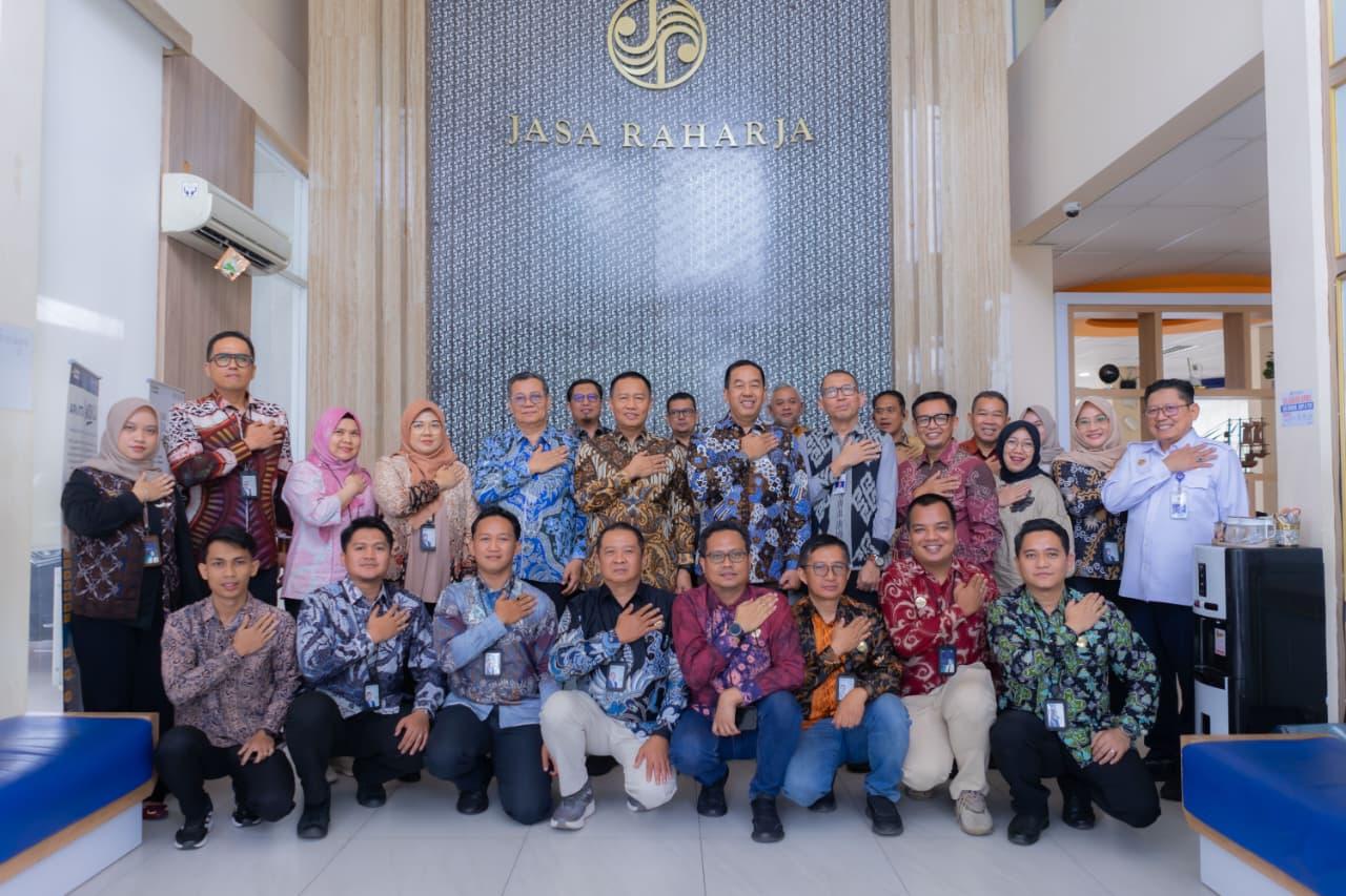 Jambi – PT Jasa Raharja (Persero) terus memperkuat transformasi pelayanan melalui penguatan sinergi dengan pemerintah daerah, Kepolisian, serta penguatan kapasitas internal organisasi. Komitmen tersebut salah satunya diwujudkan melalui rangkaian kunjungan kerja Komisaris Utama Irjen Pol. (Purn.) Aan Suhanan bersama Direktur Utama Muhammad Awaluddin dan Direktur Operasional, Ariyandi, di Provinsi Jambi, pada Jumat (24/7/2026).

Rangkaian kegiatan tersebut meliputi audiensi dengan Gubernur Jambi, Al Haris, pertemuan dengan Kapolda Jambi Irjen Pol. Krisno H. Siregar, serta arahan dan pembinaan kepada seluruh insan Jasa Raharja Kantor Wilayah Jambi. Kunjungan ini menjadi salah satu bagian dari langkah strategis perusahaan dalam memperkuat kolaborasi lintas sektor. Hal itu dilakukan guna meningkatkan kepatuhan administrasi kendaraan bermotor, memperkuat keselamatan berlalu lintas, serta menghadirkan pelayanan yang semakin cepat, mudah, dan berkualitas bagi masyarakat.

Direktur Utama Jasa Raharja, Muhammad Awaluddin, mengatakan transformasi pelayanan dapat diwujudkan melalui kolaborasi yang kuat dengan seluruh pemangku kepentingan, serta dukungan sumber daya manusia Jasa Raharja yang profesional dan berorientasi pada pelayanan.

"Karena itu, kami terus memperkuat sinergi dengan seluruh pemangku kepentingan sekaligus memastikan seluruh insan Jasa Raharja memiliki semangat yang sama dalam menghadirkan pelayanan yang cepat, tepat, mudah, dan humanis. Kolaborasi yang kuat menjadi fondasi penting untuk meningkatkan keselamatan berlalu lintas sekaligus memperluas perlindungan dasar bagi masyarakat," ujar Awaluddin. 

Sebagai agenda pertama, Komisaris Utama dan Direksi PT Jasa Raharja melaksanakan audiensi dengan Gubernur Jambi, Al Haris. Pertemuan tersebut membahas berbagai langkah strategis untuk meningkatkan kepatuhan masyarakat terhadap pembayaran Pajak Kendaraan Bermotor (PKB) dan Sumbangan Wajib Dana Kecelakaan Lalu Lintas Jalan (SWDKLLJ) melalui penguatan sinergi antara Pemerintah Provinsi Jambi, Jasa Raharja, Kepolisian, dan instansi terkait.

Perkuat Kepatuhan 

Dalam audiensi tersebut, Jasa Raharja menyampaikan sejumlah strategi kolaboratif, mulai dari penguatan koordinasi lintas instansi, optimalisasi pelayanan Samsat, pemanfaatan data kendaraan bermotor secara terintegrasi, pelaksanaan program bersama untuk meningkatkan kepatuhan masyarakat, hingga penguatan edukasi mengenai pentingnya memenuhi kewajiban pembayaran PKB dan SWDKLLJ tepat waktu.

Menurut Awaluddin, peningkatan kepatuhan masyarakat terhadap pembayaran PKB dan SWDKLLJ tidak hanya berdampak pada optimalisasi pendapatan daerah, tetapi juga menjadi bagian penting dalam menjaga keberlangsungan perlindungan dasar bagi korban kecelakaan lalu lintas. "Kolaborasi yang kuat akan memberikan manfaat nyata bagi masyarakat melalui pelayanan yang semakin cepat, mudah, dan berkualitas, sekaligus mendukung terwujudnya keselamatan berlalu lintas di Provinsi Jambi," katanya.

Gubernur Jambi, Al Haris, menyambut baik komitmen tersebut. Menurutnya, sinergi yang erat antara pemerintah daerah, Jasa Raharja, Kepolisian, dan seluruh pemangku kepentingan menjadi kunci dalam meningkatkan kesadaran masyarakat memenuhi kewajiban administrasi kendaraan bermotor. Pada akhirnya, kata dia, akan berkontribusi terhadap pembangunan daerah dan peningkatan kualitas pelayanan publik.

Usai audiensi dengan Pemerintah Provinsi Jambi, jajaran Komisaris dan Direksi Jasa Raharja melanjutkan kunjungan dengan bertemu Kapolda Jambi, Irjen Pol. Krisno H. Siregar. Pertemuan tersebut menjadi forum strategis untuk memperkuat kolaborasi dalam meningkatkan keselamatan berlalu lintas, mempercepat penanganan dan penjaminan korban kecelakaan, mengoptimalkan pemanfaatan data kecelakaan secara terintegrasi, serta memperluas edukasi keselamatan kepada masyarakat.

Dalam kesempatan itu, Jasa Raharja menegaskan bahwa sinergi dengan Kepolisian merupakan salah satu pilar utama dalam menghadirkan pelayanan publik yang responsif dan berorientasi pada kebutuhan masyarakat. 

"Kami berkomitmen untuk terus memperkuat koordinasi dan kolaborasi dalam meningkatkan keselamatan berlalu lintas, mempercepat pelayanan kepada korban kecelakaan, serta memberikan perlindungan dasar secara optimal sebagai wujud kehadiran negara bagi masyarakat," ujar Awaluddin.

Kapolda Jambi Irjen Pol. Krisno H. Siregar mengapresiasi komitmen Jasa Raharja dalam membangun kolaborasi yang selama ini telah terjalin dengan Polda Jambi. Menurutnya, sinergi tersebut memiliki peran strategis dalam menekan angka kecelakaan lalu lintas sekaligus memastikan korban memperoleh penanganan dan pelayanan secara cepat, tepat, dan profesional. 

Sebagai penutup rangkaian kunjungan kerja, Komisaris Utama dan Direksi Jasa Raharja memberikan arahan dan pembinaan kepada seluruh insan Jasa Raharja Kanwil Jambi. Kegiatan tersebut menjadi bagian dari upaya perusahaan memperkuat budaya kerja, meningkatkan kualitas pelayanan, serta mendorong pencapaian kinerja yang berkelanjutan.

Dalam arahannya, Komisaris Utama Jasa Raharja, Aan Suhanan, menekankan pentingnya menjaga profesionalisme, integritas, dan semangat kolaborasi dalam menjalankan amanah perusahaan sebagai penyelenggara perlindungan dasar bagi korban kecelakaan lalu lintas. Menurutnya, pelayanan yang cepat, tepat, mudah, dan humanis harus menjadi budaya kerja seluruh insan Jasa Raharja. 

Sementara itu, Direktur Operasional Jasa Raharja, Ariyandi, mengingatkan bahwa peningkatan kualitas pelayanan harus berjalan beriringan dengan penguatan kinerja operasional dan penerimaan perusahaan melalui optimalisasi kepatuhan pembayaran SWDKLLJ, inovasi pelayanan, serta penguatan sinergi dengan seluruh mitra kerja.

Melalui rangkaian kunjungan kerja di Provinsi Jambi tersebut, Jasa Raharja terus memperkuat komitmen untuk berkolaborasi lintas sektor sekaligus membangun organisasi yang semakin adaptif, profesional, dan berorientasi pada pelayanan. 

Dengan sinergi yang semakin kuat antara pemerintah, Kepolisian, dan seluruh insan Jasa Raharja, perusahaan optimistis mampu menghadirkan perlindungan dasar dan pelayanan yang semakin cepat, mudah, dan berkualitas bagi masyarakat. 