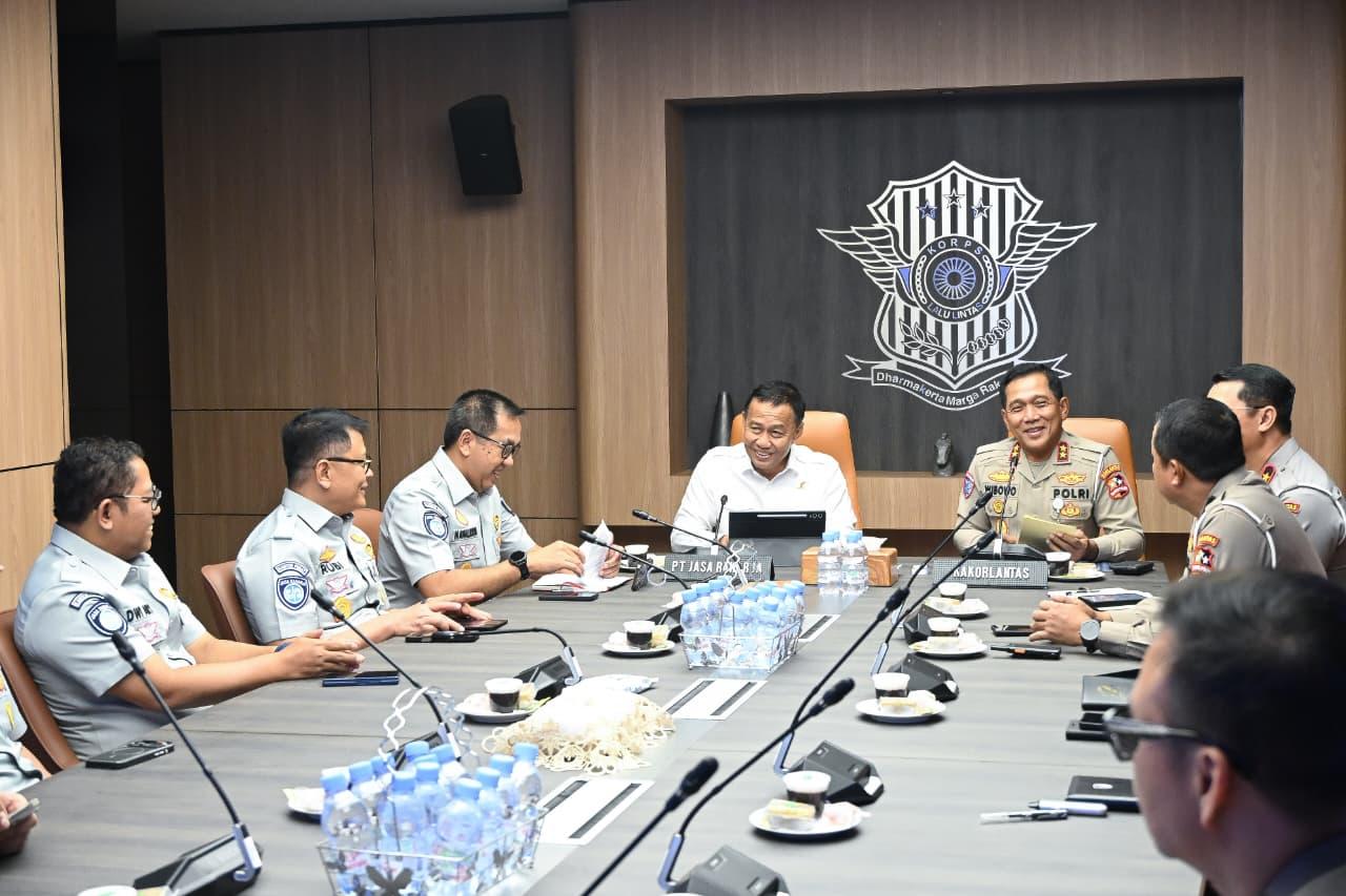 JAKARTA – JAKARTA – PT Jasa Raharja memperkuat sinergi dengan Korps Lalu Lintas (Korlantas) Polri dalam upaya meningkatkan pelayanan kepada masyarakat sekaligus menekan angka kecelakaan lalu lintas melalui pendekatan yang lebih kolaboratif dan berorientasi pada pencegahan. Komitmen tersebut mengemuka dalam audiensi jajaran Direksi PT Jasa Raharja dengan Korlantas Polri di Gedung NTMC Korlantas Polri, Jakarta, Rabu (29/7).

Audiensi diterima langsung oleh Kepala Korps Lalu Lintas Polri Inspektur Jenderal Polisi Wibowo, S.I.K., M.Hum. Hadir dalam kegiatan ini Komisaris Utama PT Jasa Raharja Irjen Pol. (P.) Aan Suhanan, Direktur Utama PT Jasa Raharja Muhammad Awaluddin, jajaran Direksi PT Jasa Raharja, serta Pejabat Utama Korlantas Polri.

Direktur Utama PT Jasa Raharja Muhammad Awaluddin mengatakan, sinergi antara Jasa Raharja dan Korlantas Polri merupakan fondasi penting dalam meningkatkan kualitas pelayanan publik, khususnya di bidang kesamsatan, sekaligus memperkuat upaya keselamatan lalu lintas. Menurutnya, transformasi digital dan kolaborasi lintas instansi yang selama ini dibangun tidak hanya bertujuan menghadirkan pelayanan yang lebih cepat, mudah, dan terintegrasi, tetapi juga mendorong meningkatnya kepatuhan masyarakat dalam memenuhi kewajiban registrasi kendaraan bermotor dan pembayaran pajak kendaraan.

"Pelayanan Samsat yang semakin mudah, cepat, dan terintegrasi diharapkan dapat meningkatkan kepatuhan masyarakat. Namun di sisi lain, tujuan besar yang ingin kita capai bersama adalah menurunkan angka kecelakaan lalu lintas. Karena itu, sinergi Jasa Raharja dengan Korlantas Polri tidak hanya berfokus pada pelayanan administrasi, tetapi juga pada upaya membangun budaya keselamatan melalui edukasi, pemanfaatan data, dan kolaborasi lintas sektor," ujar Awaluddin.

Ia menambahkan, meskipun pelayanan santunan terus ditingkatkan melalui transformasi digital dan integrasi lintas instansi, tantangan terbesar yang masih dihadapi adalah masih tingginya jumlah korban kecelakaan lalu lintas yang sebagian besar dipicu oleh prilaku berisiko di jalan raya. "Di Jasa Raharja kami selalu mengatakan bahwa indikator keberhasilan kami bukan hanya seberapa cepat santunan diberikan, tetapi bagaimana jumlah korban kecelakaan dan fatalitas dapat terus ditekan. Santunan adalah bentuk kehadiran negara setelah kecelakaan terjadi, namun yang jauh lebih penting adalah memastikan masyarakat selamat sehingga tidak perlu menerima santunan," ujar Awaluddin.

Ia menambahkan, berdasarkan berbagai evaluasi bersama para pemangku kepentingan, masih banyak kecelakaan yang terjadi akibat perilaku berisiko di jalan, salah satunya pelanggaran melawan arus. Perilaku tersebut tidak hanya membahayakan pelaku, tetapi juga mengancam keselamatan pengguna jalan lainnya dan kerap menimbulkan korban dengan tingkat fatalitas yang tinggi.

Senada dengan hal tersebut, Kepala Korps Lalu Lintas Polri Inspektur Jenderal Polisi Wibowo, S.I.K., M.Hum. menegaskan bahwa pertemuan tersebut menjadi momentum untuk semakin memperkuat sinergi yang selama ini telah terjalin erat antara Korlantas Polri dan Jasa Raharja. "Tentunya kegiatan ini selain sebuah ajang tali silaturahmi yang sudah terjalin selama ini, juga tentunya ingin kembali kita bersinergi, berkolaborasi, terkait dengan beberapa singgungan tugas yang cukup erat antara Korlantas Polri dengan Jasa Raharja. Terutama di bidang pelayanan kesamsatan, juga terkait dengan bidang penanganan kecelakaan lalu lintas," ujar Wibowo.

Menurutnya, kolaborasi kedua institusi tidak hanya berfokus pada peningkatan kualitas pelayanan administrasi kendaraan bermotor melalui Samsat, tetapi juga diarahkan untuk menekan angka kecelakaan dan fatalitas korban di jalan raya. Salah satu bentuk sinergi tersebut diwujudkan melalui kemudahan pembayaran pajak kendaraan bermotor yang tetap mengedepankan kepastian hukum sekaligus mendorong meningkatnya kepatuhan masyarakat.

Wibowo menambahkan, transformasi digital harus memberikan manfaat nyata bagi masyarakat melalui pelayanan yang semakin cepat, mudah, dan terintegrasi. "Pemanfaatan transformasi digital ini bukan hanya sekadar memindahkan pelayanan dari loket ke sebuah aplikasi, tetapi harus betul-betul dapat mempercepat penanganan pelayanan kepada masyarakat," katanya.

Lebih lanjut, Wibowo menekankan bahwa upaya pencegahan harus menjadi prioritas mengingat meningkatnya jumlah penduduk dan mobilitas masyarakat yang berimplikasi pada semakin tingginya penggunaan moda transportasi. Kondisi tersebut memerlukan langkah kolaboratif seluruh pemangku kepentingan untuk mengantisipasi potensi gangguan keamanan, keselamatan, ketertiban, dan kelancaran lalu lintas.

"Bagi kami, kecelakaan lalu lintas bukan sebuah takdir. Ini adalah hal yang sebetulnya bisa kita cegah dengan mengubah tata cara mengemudi dan membangun etika berlalu lintas. Ini adalah langkah yang harus kita benahi bersama-sama," pungkasnya. 

Pernyataan tersebut sejalan dengan komitmen Jasa Raharja untuk terus memperkuat kolaborasi bersama Korlantas Polri dan seluruh pemangku kepentingan dalam membangun ekosistem keselamatan jalan yang berkelanjutan. Melalui sinergi yang semakin erat, kedua institusi berharap keselamatan berlalu lintas dapat menjadi budaya masyarakat Indonesia, sehingga jumlah korban kecelakaan dan tingkat fatalitas di jalan raya dapat terus ditekan.

Awaluddin menegaskan bahwa Jasa Raharja akan terus memperkuat kolaborasi dengan Korlantas Polri melalui berbagai program keselamatan, mulai dari pemetaan daerah rawan kecelakaan, edukasi kepada masyarakat, optimalisasi Forum Komunikasi Lalu Lintas dan Angkutan Jalan (FKLL), hingga pemanfaatan teknologi dan data sebagai dasar penyusunan kebijakan keselamatan yang lebih efektif. 

Selain aspek keselamatan, kedua institusi juga berkomitmen untuk terus meningkatkan kualitas pelayanan publik melalui transformasi digital, termasuk penguatan pelayanan di Samsat agar semakin mudah, cepat, transparan, dan memberikan kepastian bagi masyarakat.

Melalui sinergi yang semakin erat, Jasa Raharja dan Korlantas Polri berharap dapat membangun ekosistem keselamatan jalan yang berkelanjutan, sehingga keselamatan berlalu lintas tidak lagi dipandang sebagai kewajiban semata, melainkan menjadi budaya yang tumbuh dari kesadaran seluruh masyarakat Indonesia. 