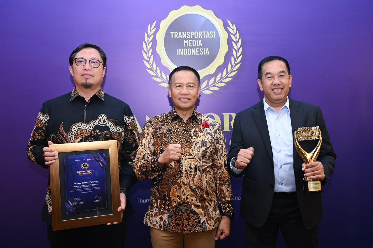 Jakarta – PT Jasa Raharja (Persero) meraih penghargaan “Trusted Insurance Company Protecting the Community in Mobility” pada ajang Transportasi Indonesia Awards 2026 yang diselenggarakan di Auditorium Binakarna, Hotel Bidakara, Jakarta, Kamis (30/7/2026).

Penghargaan tersebut diberikan sebagai bentuk apresiasi atas kontribusi Jasa Raharja dalam menghadirkan perlindungan bagi masyarakat pengguna transportasi, sekaligus mendorong peningkatan kualitas keselamatan dan pelayanan transportasi nasional.

Penghargaan diterima oleh Direktur Utama Jasa Raharja, Muhammad Awaluddin, di hadapan para pemangku kepentingan sektor transportasi nasional, regulator, operator transportasi, pelaku industri, akademisi, serta insan media. Acara tersebut turut dihadiri oleh Direktur Jenderal Perhubungan Darat Kementerian Perhubungan RI, Irjen Pol. (Purn.) Dr. Drs. Aan Suhanan.M.Si., yang hadir sebagai keynote speaker dan menyampaikan arah kebijakan penguatan keselamatan transportasi nasional.

Irjen Pol. (Purn.) Aan Suhanan, menegaskan bahwa tansportasi merupakan urat nadi kehidupan sekaligus penopang aktivitas ekonomi nasional dan keselamatan transportasi merupakan cerminan dari peradaban suatu bangsa. Karena itu, penguatan aksesibilitas, konektivitas, dan peran pemerintah dalam menjaga keselamatan di seluruh moda transportasi harus terus menjadi perhatian Bersama.  

Selaras dengan semangat tersebut, Muhammad Awaluddin, menyampaikan bahwa penghargaan tersebut merupakan bentuk pengakuan atas kerja kolektif seluruh insan Jasa Raharja dalam memperkuat pelayanan, inovasi, dan perlindungan kepada masyarakat. Menurutnya, penghargaan ini bukan hanya sekadar sebuah apresiasi, tetapi juga menjadi momentum untuk menghargai dedikasi seluruh insan Jasa Raharja yang terus menghadirkan inovasi, pelayanan terbaik, serta kontribusi nyata bagi kemajuan transportasi di Indonesia. “Di saat yang sama, penghargaan ini memperkuat komitmen kami untuk terus menjaga keselamatan transportasi dan melindungi masyarakat sebagai pengguna jasa transportasi di seluruh Indonesia,” ujarnya.

Menurut Awaluddin, transformasi sektor transportasi tidak dapat dilakukan secara sektoral. Dibutuhkan kolaborasi yang erat antara pemerintah, BUMN, operator, regulator, pelaku industri, media, dan masyarakat dalam membangun ekosistem transportasi yang menempatkan keselamatan, konektivitas, dan kualitas pelayanan sebagai prioritas utama.

“Ke depan, transportasi Indonesia harus semakin terintegrasi, berbasis data, digital, inklusif, dan berkelanjutan. Penghargaan hari ini menjadi pemacu bagi seluruh insan Jasa Raharja untuk tidak cepat berpuas diri, melainkan terus melahirkan terobosan yang memberikan manfaat langsung bagi masyarakat dan perekonomian nasional,” kata Awaluddin.

Sebagai BUMN yang mendapat amanah memberikan perlindungan dasar kepada masyarakat terus memperkuat transformasi layanan melalui digitalisasi, integrasi data, kolaborasi lintas sektor, serta pengembangan berbagai program keselamatan transportasi di seluruh Indonesia.