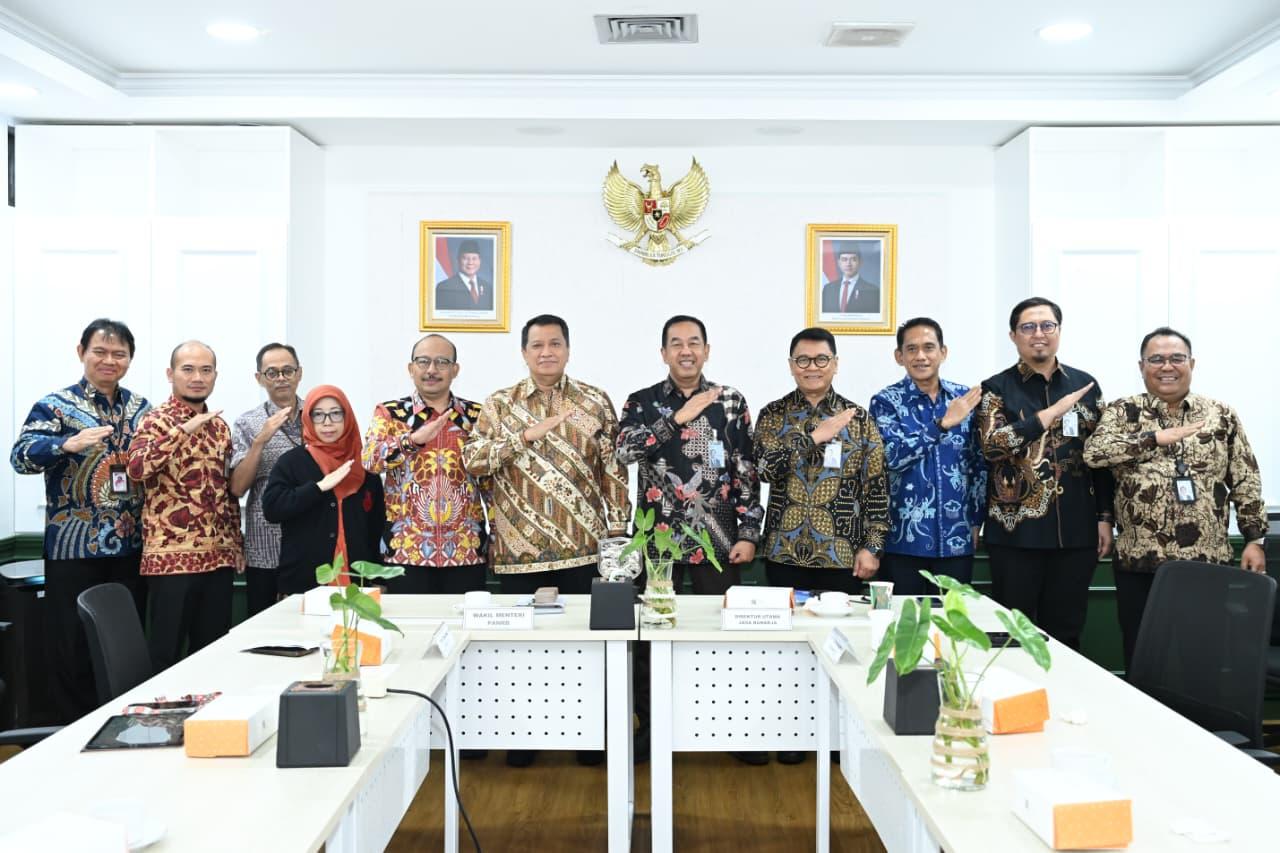 Jakarta, 1 Agustus 2026 – PT Jasa Raharja (Persero) memperkuat koordinasi dengan Kementerian Pendayagunaan Aparatur Negara dan Reformasi Birokrasi (PANRB) dalam upaya meningkatkan kepatuhan registrasi ulang kendaraan bermotor, pembayaran Pajak Kendaraan Bermotor (PKB) dan Sumbangan Wajib Dana Kecelakaan Lalu Lintas Jalan (SWDKLLJ). Penguatan koordinasi tersebut dilakukan melalui audiensi Direktur Utama Jasa Raharja, Muhammad Awaluddin, dengan Wakil Menteri PANRB, Purwadi Arianto, di Kantor Kementerian PANRB, Jakarta, Kamis (30/7/2026).

Pertemuan tersebut turut dihadiri Direktur SDM dan Umum Jasa Raharja, Rubi Handojo, serta jajaran Kementerian PANRB. Audiensi antara lain membahas dukungan peningkatan kepatuhan pembayaran PKB dan SWDKLLJ di lingkungan Aparatur Sipil Negara (ASN), keluarga ASN, serta kendaraan dinas dan operasional pemerintah, yang sekaligus akan menjadi dasar penyusunan langkah tindak lanjut bersama antara kedua instansi.

Wakil Menteri PANRB, Purwadi Arianto, menyampaikan dukungannya terhadap upaya transformasi layanan Samsat yang tengah didorong Jasa Raharja bersama para pemangku kepentingan terkait. Menurutnya, peningkatan kepatuhan akan semakin efektif apabila diiringi dengan penyederhanaan proses layanan, penguatan pengalaman masyarakat dalam mengakses layanan, serta komunikasi publik yang semakin kuat mengenai manfaat perlindungan yang diberikan.

“Transformasi layanan Samsat perlu terus didorong agar semakin mudah diakses, memberikan kepastian proses, dan menghadirkan pengalaman layanan yang lebih baik bagi masyarakat. Dengan pelayanan yang semakin sederhana, cepat, dan terintegrasi, diharapkan kesadaran serta kepatuhan masyarakat terhadap administrasi kendaraan bermotor dapat terus meningkat,” ujar Purwadi.

Ia juga menekankan pentingnya membangun narasi kebijakan yang menempatkan kepatuhan administrasi kendaraan bermotor tidak hanya sebagai kewajiban administratif, tetapi juga sebagai bagian dari perlindungan sosial dan keselamatan masyarakat.

Sementara itu, Direktur Utama Jasa Raharja Muhammad Awaluddin, menyampaikan, Jasa Raharja menjalankan mandat negara melalui perlindungan dasar bagi korban kecelakaan lalu lintas, pengelolaan SWDKLLJ, serta dukungan terhadap penyelenggaraan Samsat yang terintegrasi. Menurutnya, Peraturan Presiden Nomor 4 Tahun 2025 tentang Penyelenggaraan Sistem Administrasi Manunggal Satu Atap Kendaraan Bermotor menjadi fondasi penting bagi transformasi Samsat sebagai layanan publik yang semakin terintegrasi, digital, dan berorientasi pada kemudahan masyarakat.

“Jasa Raharja menjalankan fungsi sebagai first payer sesuai ketentuan koordinasi manfaat, sehingga masyarakat memperoleh perlindungan yang cepat, tepat, dan berkesinambungan. Karena itu, peningkatan kepatuhan pembayaran PKB dan SWDKLLJ tidak hanya berkaitan dengan administrasi kendaraan bermotor, tetapi juga menjadi bagian dari upaya menjaga keberlanjutan perlindungan sosial bagi masyarakat,” kata Awaluddin.

Ia menjelaskan bahwa mayoritas korban kecelakaan lalu lintas merupakan masyarakat usia produktif yang banyak di antaranya menjadi tulang punggung keluarga. Dengan demikian, keberlanjutan dana SWDKLLJ memiliki peran penting dalam memastikan negara dapat terus hadir memberikan perlindungan dasar kepada korban dan keluarganya.

Dalam paparannya, Jasa Raharja juga menyampaikan kondisi kepatuhan registrasi ulang kendaraan bermotor nasional yang masih memerlukan penguatan. Berdasarkan data hingga Juni 2026, tingkat kepatuhan nasional berada pada angka 46,28 persen, sehingga masih terdapat potensi kendaraan yang belum melakukan registrasi ulang dan membutuhkan langkah kolaboratif antara Jasa Raharja, Korlantas Polri, pemerintah daerah, serta dukungan dari berbagai pemangku kepentingan.

Menurut Awaluddin, audiensi dengan Kementerian PANRB merupakan langkah strategis untuk menyempurnakan strategi peningkatan kepatuhan administrasi kendaraan bermotor. Termasuk memperkuat komunikasi publik mengenai manfaat SWDKLLJ, meningkatkan kualitas layanan Samsat, serta menyiapkan koordinasi lanjutan terkait dukungan peningkatan kepatuhan di lingkungan ASN dan instansi pemerintah.

“ASN dan BUMN merupakan basis populasi strategis untuk mendorong peningkatan kepatuhan administrasi kendaraan secara terukur dan berkelanjutan. Selain jumlahnya yang signifikan, kelompok ini juga memiliki posisi sebagai role model yang dapat memberikan keteladanan dalam tertib administrasi kendaraan bermotor,” ujarnya.

Dalam audiensi tersebut, kedua belah pihak menyepakati sejumlah tindak lanjut bersama, antara lain penyempurnaan kajian peningkatan kepatuhan PKB dan SWDKLLJ, penguatan narasi komunikasi publik mengenai manfaat SWDKLLJ, pendalaman strategi pembayaran digital melalui penyederhanaan alur dan peningkatan customer experience, serta penyiapan bahan koordinasi lanjutan mengenai dukungan peningkatan kepatuhan di lingkungan ASN, keluarga ASN, dan kendaraan dinas pemerintah.

Kementerian PANRB juga akan mencermati lebih lanjut berbagai bentuk dukungan yang dapat diberikan. Termasuk pendekatan yang paling efektif untuk mendorong kepatuhan di lingkungan ASN dan instansi pemerintah sesuai kewenangan yang dimiliki.

Melalui penguatan koordinasi dengan Kementerian PANRB, Jasa Raharja terus mendorong transformasi layanan Samsat yang semakin mudah, cepat, digital, dan terintegrasi. Langkah tersebut diharapkan tidak hanya meningkatkan kepatuhan administrasi kendaraan bermotor, tetapi juga memperkuat perlindungan dasar bagi korban kecelakaan lalu lintas serta mendukung pembangunan daerah yang berkelanjutan.