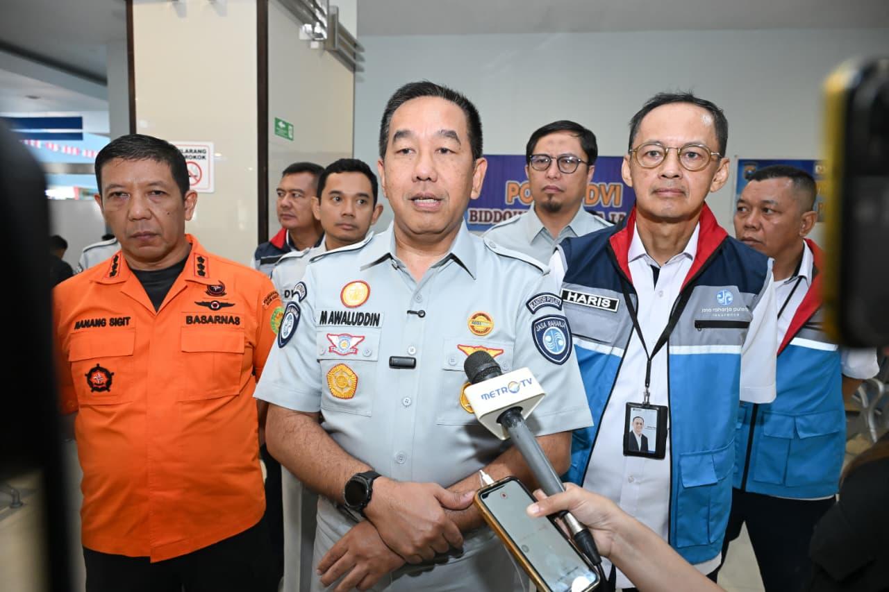 Surabaya, 3 Agustus 2026 – Direktur Utama PT Jasa Raharja (Persero), Muhammad Awaluddin, didampingi Direktur Utama Jasaraharja Putera, Abdul Haris, meninjau langsung penanganan korban kebakaran KM Mutiara Sentosa II di Jawa Timur, Senin (3/8/2026). Kunjungan tersebut dilakukan untuk memastikan proses pelayanan, pendataan, serta penjaminan korban berjalan secara cepat, tepat, dan terkoordinasi.

Tinjauan diawali di Posko Terpadu Informasi dan Penanganan Korban yang berada di Pelabuhan Tanjung Perak, Surabaya, sebagai pusat koordinasi penanganan korban. Di lokasi tersebut, Muhammad Awaluddin memastikan proses evakuasi, pendataan korban, serta koordinasi antarinstansi berjalan optimal. Selanjutnya, rombongan mengunjungi rumah sakit rujukan tempat korban menjalani perawatan sekaligus berkoordinasi dengan KSOP, Basarnas, Kepolisian, dan instansi terkait lainnya guna memastikan validitas data korban serta kelengkapan administrasi santunan sehingga
hak para korban dapat dipenuhi secara cepat dan tepat.

"Kami menyampaikan duka cita yang mendalam atas musibah ini. Atas nama seluruh keluarga besar Jasa Raharja, kami turut berbelasungkawa kepada keluarga korban yang meninggal dunia dan mendoakan agar seluruh korban yang masih menjalani perawatan segera diberikan kesembuhan," ujar Muhammad Awaluddin. Berdasarkan data sementara dari Basarnas, KM Mutiara Sentosa II yang melayani rute Surabaya–Makassar mengalami kebakaran di perairan Masalembu, Kabupaten Sumenep, Jawa Timur. Sementara itu, sebanyak 15 penumpang yang mengalami luka-luka telah mendapatkan perawatan. Sebanyak 11 korban dirawat di RS PT Pelindo Husada Citra (PHC) Surabaya dan 4 korban di RSI Garam Kalianget, Sumenep. Seluruh korban tersebut telah memperoleh jaminan biaya perawatan dari Jasa Raharja. Seluruh korban tersebut telah memperoleh jaminan biaya perawatan dari Jasa Raharja., sebagai bagian dari komitmen perusahaan dalam memastikan korban memperoleh pelayanan medis secara cepat dan tepat.

Menurut Awaluddin, sejak menerima informasi kejadian, petugas Jasa Raharja di wilayah Jawa Timur telah bergerak cepat melakukan pendataan korban, berkoordinasi dengan posko terpadu, dan menyiapkan proses penjaminan bagi seluruh penumpang yang sah. “Fokus kami saat ini adalah memastikan seluruh korban dan keluarga korban memperoleh pelayanan tanpa hambatan administratif. Karena itu, kami terus memperbarui data korban bersama seluruh pihak terkait agar proses penyerahan santunan dan jaminan perawatan dapat dilakukan secepat mungkin,” katanya.

Jasa Raharja memastikan bahwa seluruh penumpang yang sah dari KM Mutiara Sentosa II dijamin berdasarkan Undang-Undang Nomor 33 Tahun 1964 tentang Dana Pertanggungan Wajib Kecelakaan Penumpang. Bagi korban meninggal dunia, ahli waris yang sah berhak menerima santunan sebesar Rp50 juta, sedangkan korban luka-luka memperoleh jaminan biaya perawatan hingga maksimal Rp20 juta sesuai ketentuan yang berlaku.

Selain perlindungan dasar tersebut, ada pula tambahan perlindungan melalui Jasa Raharja Putera (JRP). Korban meninggal dunia mendapatkan manfaat perlindungan sebesar Rp75 juta, sementara korban luka-luka memperoleh jaminan biaya perawatan hingga maksimal Rp37.500.000.

Awaluddin mengatakan, koordinasi lintas instansi menjadi kunci percepatan pelayanan kepada korban. Seluruh jajaran Jasa Raharja di lapangan juga terus berkoordinasi secara intensif dengan Basarnas, KSOP, Kepolisian, rumah sakit, dan pemerintah daerah. “Kami memastikan proses pendataan dan verifikasi berjalan paralel dengan proses pelayanan, sehingga hak-hak korban dapat dipenuhi secara cepat dan akurat,” ujarnya.

Jasa Raharja akan terus memantau perkembangan penanganan insiden KM Mutiara Sentosa II hingga seluruh proses pelayanan kepada korban dan keluarga korban selesai dilaksanakan. Perusahaan juga mengimbau masyarakat untuk mengikuti informasi resmi dari otoritas yang berwenang. 