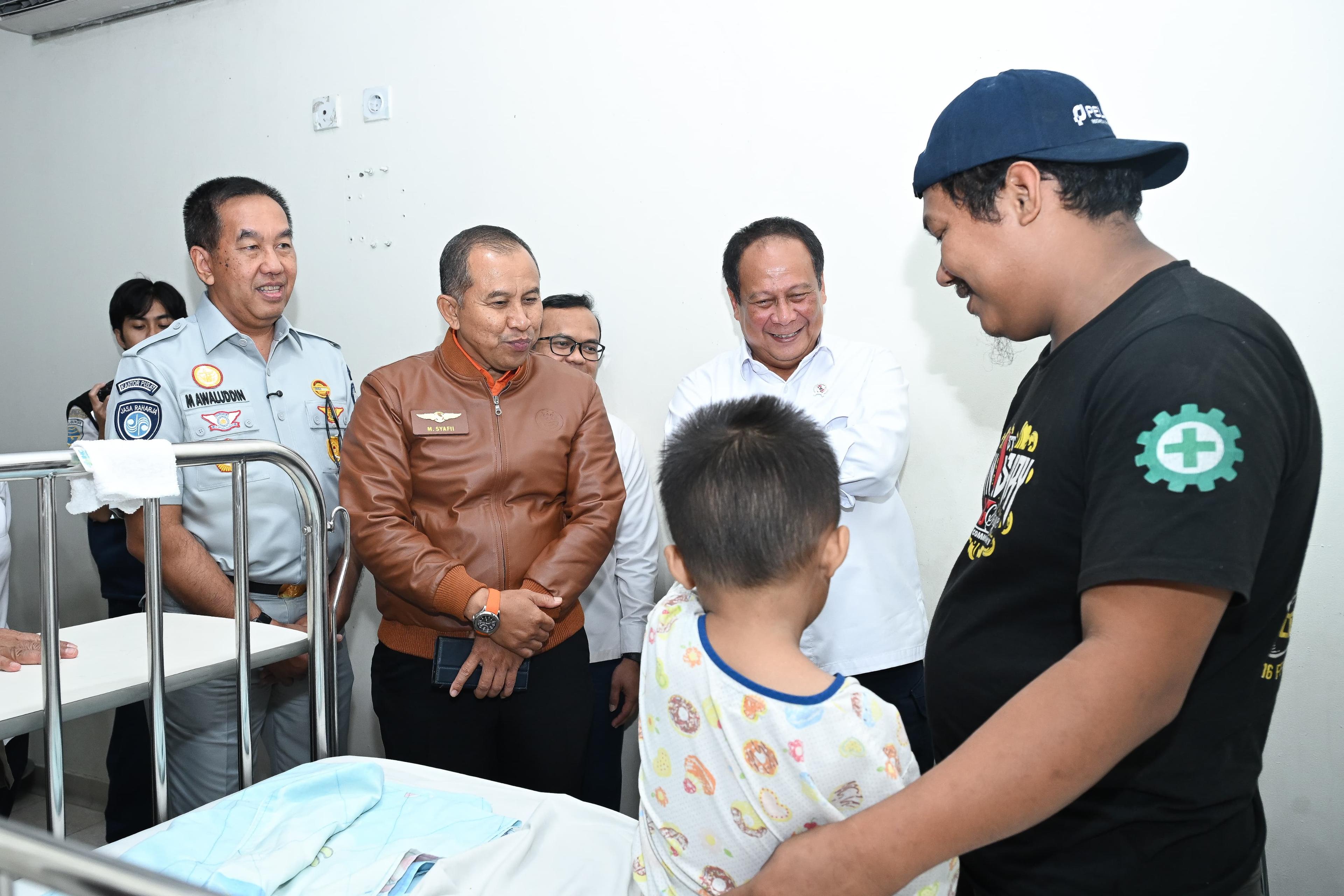 Surabaya, 3 Agustus 2026 – Direktur Utama PT Jasa Raharja (Persero), Muhammad Awaluddin mendampingi Wakil Menteri Perhubungan, Komjen Pol. (Purn.) Drs. Suntana, M.Si., dalam meninjau langsung penanganan korban insiden kebakaran KM Mutiara Sentosa II di RS PHC Surabaya. Kunjungan tersebut dilakukan untuk memastikan para korban yang selamat mendapatkan pelayanan medis yang optimal serta memperoleh perlindungan sesuai ketentuan yang berlaku.

Dalam kunjungan tersebut, Wakil Menteri Perhubungan bersama Kepala Basarnas, Marsekal Madya TNI Mohammad Syafii, dan Direktur Utama Jasa Raharja Muhammad Awaluddin, meninjau sejumlah ruang perawatan dan berdialog langsung dengan tenaga medis serta keluarga korban.
Wakil Menteri Perhubungan, Suntana, menegaskan bahwa pemerintah berkomitmen menangani musibah tersebut secara menyeluruh, mulai dari proses pencarian dan evakuasi korban hingga penanganan medis dan pemberian perlindungan kepada korban yang selamat maupun keluarga korban.

“Pemerintah berkomitmen menangani dari semua sisi, mulai dari penanganan korban, proses pencarian, hingga langkah-langkah lanjutan. Maksud kedatangan kami adalah memastikan saudara-saudara kita yang alhamdulillah selamat dalam musibah ini mendapatkan perawatan yang semestinya,” ujar Suntana.

Ia mengungkapkan bahwa berdasarkan hasil peninjauan di tiga ruang perawatan, kondisi para korban yang dirawat menunjukkan perkembangan yang baik. Seluruh pasien yang dikunjungi dalam keadaan sadar, termasuk seorang balita berusia dua tahun yang berhasil selamat dan berada dalam kondisi sehat.

“Penanganannya sangat maksimal. Kami sangat bersyukur ada satu bayi berusia dua tahun yang selamat dan dalam keadaan sehat, dan ada satu korban dari UGD juga sudah masuk ke kamar rawat. Kami ingin memastikan seluruh korban mendapatkan pelayanan yang sebaik-baiknya, baik dalam proses penyembuhan, pengobatan, maupun perlindungan yang menjadi tanggung jawab pemerintah,” tambahnya.

Sementara itu, Kepala Basarnas, Marsekal Madya TNI Mohammad Syafii, menyampaikan bahwa hingga saat ini operasi gabungan telah berhasil mengevakuasi 233 orang. Sebanyak 176 korban telah dievakuasi ke Surabaya melalui Pelabuhan Tanjung Perak maupun jalur darat dari Ketapang, dengan lima korban dinyatakan meninggal dunia. “Kemudian korban juga masih ada yang dalam perjalanan dari Masalembu, dan mudah-mudahan besok pagi sudah bisa kita terima di Tanjung Perak,” ujarnya.

Di lokasi yang sama, Direktur Utama PT Jasa Raharja (Persero), Muhammad Awaluddin, menyampaikan bahwa Jasa Raharja telah bergerak cepat sejak awal menerima informasi kejadian dengan melakukan koordinasi bersama Kementerian Perhubungan, Basarnas, KSOP, Kepolisian, rumah sakit, dan seluruh instansi terkait untuk memastikan proses pendataan korban dan penjaminan berjalan tanpa hambatan.

“Jasa Raharja hadir sebagai bagian dari respons cepat pemerintah untuk memastikan korban maupun keluarga korban memperoleh haknya sesuai ketentuan. Kami terus berkoordinasi dengan seluruh pihak terkait agar proses penjaminan, pelayanan rumah sakit, dan penyerahan santunan bagi korban meninggal dunia dapat dilakukan secara cepat,” ujar Awaluddin.

Jasa Raharja memastikan seluruh korban dari akibat kebakaran KM Mutiara Sentosa II dijamin sesuai Undang-Undang Nomor 33 Tahun 1964 tentang Dana Pertanggungan Wajib Kecelakaan Penumpang. “Tentunya kami akan terus mendampingi proses penanganan korban hingga seluruh hak korban maupun ahli waris dapat dipenuhi dengan baik dan sesuai ketentuan yang berlaku. Ini adalah komitmen kami sebagai salah satu wujud kehadiran negara dalam memberikan perlindungan dasar kepada masyarakat,” pungkasnya. 