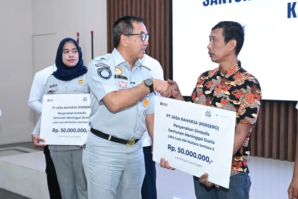 Surabaya, 5 Agustus 2026 – PT Jasa Raharja (Persero) menyerahkan santunan kepada ahli waris korban meninggal dunia dalam insiden kebakaran KM Mutiara Sentosa II di RS Bhayangkara Surabaya. Penyerahan santunan dilakukan sebagai bentuk kehadiran negara dalam memberikan perlindungan kepada masyarakat yang menjadi korban kecelakaan angkutan umum laut.

Secara simbolis, santunan diserahkan kepada ahli waris yang telah diverifikasi sesuai dengan ketentuan yang berlaku. Penyerahan tersebut dihadiri Wakil Menteri Perhubungan Komjen Pol. (Purn.) Drs. Suntana, M.Si., Kepala Basarnas Marsekal Madya TNI Mohammad Syafii, Kapolda Jawa Timur Irjen Pol. Drs. Nanang Avianto, M.Si., Direktur Jenderal Perhubungan Laut Kementerian Perhubungan Muhammad Masyhud, S.T., M.T., Direktur Utama PT Jasa Raharja (Persero) Muhammad Awaluddin, serta Direktur Utama PT Jasaraharja Putera Abdul Haris.  

Direktur Utama Jasa Raharja, Muhammad Awaluddin mengatakan, sejak informasi kejadian diterima, seluruh jajaran Jasa Raharja baik di kantor pusat maupun Kantor Wilayah Jawa Timur langsung bergerak cepat dan berkoordinasi dengan seluruh unsur yang terlibat dalam penanganan musibah.

“Sejak awal kami bergerak bersama Kementerian Perhubungan, Basarnas, Kepolisian, KSOP, Direktorat Jenderal Perhubungan Laut, pemerintah daerah, rumah sakit, dan seluruh unsur terkait dalam proses evakuasi, pendataan, verifikasi korban, hingga memastikan setiap korban, baik yang meninggal dunia maupun yang mengalami lukaluka, memperoleh haknya secara cepat, tepat, dan tanpa hambatan administratif,” ujar Awaluddin.

Ia menegaskan, percepatan penyerahan santunan merupakan hasil dari koordinasi intensif seluruh pemangku kepentingan yang menunjukkan komitmen negara untuk hadir melindungi masyarakat. “Kolaborasi yang terbangun hari ini merupakan wujud nyata negara hadir. Negara hadir bekerja bersama-sama, saling menguatkan, dan saling melindungi masyarakat. Penyerahan santunan ini adalah bentuk tanggung jawab negara kepada korban kecelakaan angkutan umum laut sesuai amanat Undang-Undang Nomor 33 Tahun 1964,” jelasnya.

Sesuai ketentuan, ahli waris korban meninggal dunia menerima santunan sebesar Rp50 juta, sedangkan korban luka-luka memperoleh jaminan biaya perawatan hingga Rp20 juta. Selain itu, para korban juga memperoleh perlindungan tambahan dari PT Jasaraharja Putera sebagai perusahaan asuransi yang telah menjalin kerja sama tanggung jawab pengangkut, dengan manfaat santunan meninggal dunia sebesar Rp75 juta dan manfaat tambahan bagi korban luka-luka hingga Rp37,5 juta, sesuai ketentuan polis yang berlaku.

Awaluddin berharap perlindungan berlapis tersebut dapat membantu meringankan beban keluarga korban maupun korban yang masih menjalani perawatan. “Semoga perlindungan berlapis ini dapat memberikan manfaat nyata dan sedikit meringankan beban keluarga korban. Kami berkomitmen untuk terus mendampingi seluruh proses ini hingga seluruh hak korban maupun ahli waris dapat dipenuhi secara tuntas sesuai ketentuan yang berlaku,” ujarnya.

Sementara itu, Kepala Basarnas Marsekal Madya TNI Mohammad Syafii menyampaikan bahwa hingga saat ini operasi gabungan telah berhasil mengevakuasi 233 orang, dengan 15 korban luka-luka dan lima korban meninggal dunia. Dari korban luka, 11 orang dirawat di RS PHC Pelindo Surabaya dan empat orang dirawat di RSI Garam Kalianget, Sumenep. Ia juga menyampaikan apresiasi kepada seluruh unsur yang terlibat dalam proses evakuasi dan penanganan korban, termasuk Kementerian Perhubungan, Basarnas, Kepolisian Republik Indonesia, Pemerintah Provinsi Jawa
Timur, Pemerintah Kabupaten Sumenep, rumah sakit, relawan, serta Jasa Raharja.  

“Sinergi inilah yang memungkinkan proses evakuasi, identifikasi korban, pendataan, hingga penyelesaian hak-hak korban dapat dilakukan dengan cepat. Di setiap musibah, negara harus hadir, dan hari ini kita melihat seluruh unsur bekerja bersama untuk memastikan masyarakat mendapatkan perlindungan yang semestinya,” kata Syafii.
