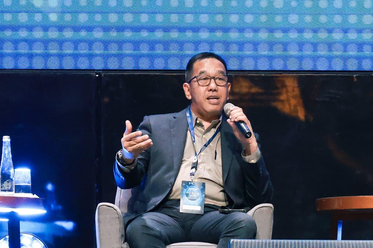 YOGYAKARTA – Di tengah transformasi digital industri asuransi, pemanfaatan data dan kolaborasi lintas institusi menjadi fondasi penting dalam membangun sistem perlindungan publik yang lebih responsif, efisien, dan berkelanjutan. Pandangan tersebut disampaikan Direktur Utama PT Jasa Raharja (Persero), Muhammad Awaluddin, saat menjadi salah satu pembicara utama dalam The Forum 2026 yang diselenggarakan Asosiasi Ahli Manajemen Asuransi Indonesia (AAMAI) di Yogyakarta, Kamis (6/8/2026).

Dalam forum bertema The Role of Insurance Ecosystems: Connecting with Customers in New Ways itu, ia memaparkan bagaimana Jasa Raharja membangun ekosistem perlindungan yang terintegrasi. Inosiatif itu menjadi model layanan yang menempatkan masyarakat sebagai pusat dari setiap proses perbaikan (center of improvement).

Pada sesi panel Embedded Insurance & Ecosystem Partnerships: From Product to Experience, Awaluddin menjelaskan bahwa perlindungan dasar bagi korban kecelakaan lalu lintas merupakan wujud nyata kehadiran negara. Sehingga harus mampu memberikan akses layanan kesehatan dan penanganan secara cepat, terintegrasi, dan berorientasi pada kebutuhan masyarakat.

“Customer harus menjadi center of improvement. Setiap integrasi sistem, setiap inovasi digital, dan setiap penyederhanaan proses harus bermuara pada satu tujuan, yaitu menghadirkan pengalaman layanan yang lebih baik bagi masyarakat. Data membantu kami memahami kebutuhan pelanggan secara lebih utuh, sehingga perbaikan layanan dapat dilakukan secara berkelanjutan,” paparnya.

Ia menjelaskan bahwa transformasi layanan Jasa Raharja selama beberapa tahun terakhir dibangun di atas fondasi integrasi data secara real-time. Melalui kolaborasi dengan Korlantas Polri, pemerintah daerah, rumah sakit, dan berbagai institusi lainnya. Proses penjaminan biaya perawatan hingga pembayaran santunan pun dapat dilakukan secara lebih cepat, akurat, dan minim hambatan administratif.

Menurut Awaluddin, data bukan lagi sekadar instrumen pendukung operasional, melainkan menjadi dasar utama dalam pengambilan keputusan, perbaikan proses, serta pengembangan layanan yang lebih responsif terhadap kebutuhan masyarakat. “Konsep tersebut sejalan dengan arah transformasi industri perasuransian global yang semakin mengedepankan pendekatan berbasis ekosistem. Di mana perlindungan tidak lagi berdiri sebagai produk yang terpisah, tetapi menjadi bagian dari pengalaman layanan publik yang terintegrasi,” jelas Awaluddin.

Dalam paparannya, ia juga menekankan pentingnya kolaborasi lintas institusi sebagai fondasi pembangunan insurance ecosystem di Indonesia. Integrasi data, interoperabilitas sistem, serta penyelarasan proses bisnis antar-lembaga menjadi faktor kunci dalam menciptakan perlindungan yang cepat, tepat, dan berorientasi pada kebutuhan masyarakat.

Forum AAMAI 2026 mempertemukan regulator, pelaku industri, akademisi, dan berbagai pemangku kepentingan untuk membahas arah transformasi industri perasuransian Indonesia di era digital. Termasuk pengembangan embedded insurance, open insurance, pemanfaatan real-time data, dan peningkatan pengalaman pelanggan melalui kolaborasi ekosistem. 

Partisipasi Jasa Raharja dalam forum tersebut menjadi salah satu wujud komitmen perusahaan untuk terus memperkuat perlindungan dasar bagi masyarakat melalui inovasi layanan, transformasi digital, dan sinergi lintas institusi. Sehingga, kehadiran negara dapat dirasakan secara nyata oleh setiap korban kecelakaan lalu lintas di seluruh Indonesia. 
