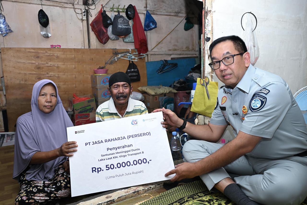 Jawa Timur, 3 Oktober 2026 – PT Jasa Raharja (Persero) kembali menyerahkan santunan kepada ahli waris korban meninggal dunia dalam insiden KM Virgo Transport 8. Direktur Utama Jasa, Muhammad Awaluddin, mendatangi langsung kediaman tiga ahli waris di Surabaya, Sidoarjo, dan Jombang, Jawa Timur pada Sabtu (03/10/2026).

Tiga korban yang telah teridentifikasi tersebut adalah Yudhiarisandi, Yudis Tri Kurniawan, dan Gondham Prakoso. Masing-masing ahli waris menerima santunan sebesar Rp50 juta sehingga total santunan yang diserahkan mencapai Rp150 juta. Penyerahan pertama dilakukan kepada Arifin, ayah almarhum Yudhiarisandi, di kediamannya di Kecamatan Semampir, Surabaya. Berdasarkan data manifest, Yudhiarisandi tercatat sebagai pengemudi ekspedisi. Selanjutnya, Awaluddin menyerahkan santunan kepada Bahrul Anam, ayah almarhum Yudis Tri Kurniawan, di Kecamatan Krembung, Kabupaten Sidoarjo didampingi oleh Kepala Desa Balonggarut Bapak Anang Pujiharjo.

Santunan berikutnya diserahkan oleh Awaluddin bersama dengan Kapolsek Diwek AKP Achmad Darul Hudha SH. MH kepada Elok Fitriyaningsih, istri almarhum Gondham Prakoso, di Kecamatan Diwek, Kabupaten Jombang. Dalam kesempatan tersebut Awaluddin menyampaikan duka cita kepada keluarga korban. Menurutnya, penyerahan santunan secara langsung merupakan bagian dari komitmen Jasa Raharja untuk memastikan hak korban dan keluarga dapat dipenuhi secara cepat, tepat, dan sesuai dengan ketentuan.

Awaluddin mengungkapkan bahwa santunan tentu tidak dapat menggantikan kehilangan orang yang dicintai. “Namun, kami berharap santunan ini dapat menjadi bentuk kehadiran dan dukungan negara bagi keluarga yang sedang menghadapi masa duka,” ungkapnya. 

Sejak proses evakuasi dimulai, Jasa Raharja telah menyiagakan petugas di Kalimantan Selatan dan Jawa Timur. Para petugas memberikan pelayanan melalui posko yang telah disiapkan, memastikan jaminan bagi korban, serta melakukan pendataan dan verifikasi secara paralel.

Berdasarkan data hingga 2 Oktober 2026, sebanyak 188 orang telah dievakuasi. Jumlah tersebut terdiri atas 108 korban selamat dan 80 korban meninggal dunia. Dari 80 korban meninggal dunia, sebanyak 63 korban telah teridentifikasi, sedangkan 17 korban lainnya masih dalam proses identifikasi oleh Tim Disaster Victim Identification atau DVI.

Jasa Raharja telah memberikan jaminan biaya perawatan kepada 21 korban luka yang seluruhnya telah diperbolehkan pulang. Selain itu, santunan telah diserahkan kepada 60 ahli waris korban meninggal dunia dan biaya penguburan kepada tiga korban.

Ia mengatakan proses pencarian, evakuasi, dan identifikasi korban masih berlangsung. Jasa Raharja terus berkoordinasi dengan pihak berwenang untuk memantau perkembangan penanganan serta memastikan hak setiap korban dapat ditindaklanjuti.

Dalam proses penanganan tersebut, Jasa Raharja berkoordinasi dengan Tim SAR, Tim DVI, kepolisian, pemerintah daerah, rumah sakit, dan instansi terkait lainnya. Kolaborasi dilakukan sejak pencarian dan evakuasi, proses identifikasi, hingga pemenuhan hak korban dan keluarga.  

“Kami akan terus hadir dan bekerja bersama seluruh pihak, bukan hanya sampai hak korban terpenuhi, tetapi hingga seluruh proses penanganan korban dan keluarga dapat diselesaikan dengan sebaik-baiknya,” tutup Awaluddin. 