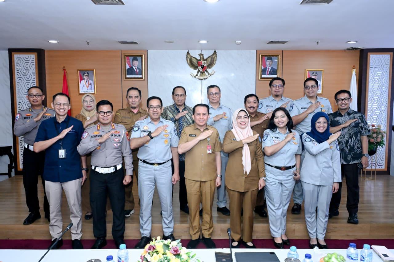KEPULAUAN RIAU, 5 Oktober 2026 – Tim Pembina Samsat Nasional terus mendorong penguatan sinergi dan strategi optimalisasi Pajak Kendaraan Bermotor (PKB) serta Bea Balik Nama Kendaraan Bermotor (BBNKB) di Kepulauan Riau (Kepri). Langkah tersebut dilakukan salah satunya sebagai bagian dari upaya meningkatkan kemandirian fiskal daerah. 

Upaya tersebut dibahas dalam Rapat Koordinasi (Rakor) Samsat Kepulauan Riau dengan tema “Arah Kebijakan dan Strategi Optimalisasi PKB dan BBNKB serta Penguatan Sinergi Tim Pembina Samsat dalam Mendukung Kemandirian Fiskal Daerah” yang digelar di Kepulauan Riau, Senin (5/10/2026). 

Rapat tersebut dihadiri oleh Gubernur Kepulauan Riau, Ansar Ahmad, Direktur Jenderal Bina Keuangan Daerah Kementerian Dalam Negeri, Agus Fatoni, Komisaris Utama PT Jasa Raharja (Persero) Irjen Pol. (Purn) Aan Suhanan, Direktur Utama PT Jasa Raharja (Persero) Muhammad Awaluddin, Direktur Operasional PT Jasa Raharja (Persero) Ariyandi, Kepala Badan Pendapatan Daerah Provinsi Kepulauan Riau, Abdullah, Direktur Pendapatan Daerah, Ditjen Bina Keuangan Daerah Kementerian Dalam Negeri, Teguh Narutomo, dan sejumlah pejabat terkait.

Komisaris Utama Jasa Raharja, Irjen Pol. (Purn) Aan Suhanan, mengatakan, kepatuhan masyarakat terhadap kewajiban perpajakan memiliki keterkaitan dengan ekosistem keselamatan transportasi. Menurutnya, kepatuhan tidak hanya dimaknai sebagai pemenuhan kewajiban administratif, tetapi juga menjadi bagian dari upaya membangun budaya tertib dan patuh terhadap aturan di bidang transportasi. 

“Karena keselamatan transportasi ini sangat ditentukan oleh kepatuhan, salah satunya kepatuhan terhadap pembayaran pajak. Ketika masyarakat sudah patuh terhadap pengesahan STNK, pembayaran SWDKLLJ, pembayaran pajak, ini sudah bisa dipastikan masyarakat tersebut patuh terhadap aturan yang ada,” ujar Aan.

Ia menyebutkan, berdasarkan data Jasa Raharja, tingkat kepatuhan kendaraan secara nasional masih berada di bawah 50 persen. Sementara di Kepri, tingkat kepatuhan tercatat 47,24 persen, dari sekitar 800.000 kendaraan. Sementara itu, Direktur Utama Jasa Raharja, Muhammad Awaluddin, menyampaikan bahwa hingga September 2026 Jasa Raharja telah menyerahkan santunan sekitar Rp2,60 triliun secara nasional. Khusus di Kepri, santunan yang telah diserahkan mencapai Rp18,75 miliar.

“Namun kami tidak melihat angka ini tentu, tapi kami melihat kehadiran Jasa Raharja dalam ekosistem keselamatan transportasi, ini yang sangat penting buat kami. Mudah-mudahan dengan angka ini juga bisa memotivasi seluruh stakeholder yang ada di Kepri,” ujarnya.

Awaluddin menambahkan, peningkatan kepatuhan membutuhkan pendekatan yang berbeda sesuai karakteristik masyarakat. Ia mencontohkan adanya kelompok masyarakat yang belum memahami kewajiban membayar pajak kendaraan maupun melakukan pengesahan STNK setelah membeli kendaraan. “Tentunya, edukasi dan sosialisasi perlu terus diperkuat dengan melibatkan berbagai pihak dan menyesuaikan pendekatan dengan kelompok masyarakat yang menjadi sasaran,” imbuhnya. 

Sekretaris Daerah Kepulauan Riau Misni menyampaikan bahwa optimalisasi perpajakan tidak hanya berkaitan dengan peningkatan pendapatan daerah, tetapi juga mencakup kualitas pelayanan kepada masyarakat dan peningkatan kesadaran wajib pajak terhadap hak dan kewajibannya. Menurutnya, keberhasilan Samsat tidak cukup hanya diukur dari besarnya penerimaan pajak. Kualitas pelayanan yang diberikan kepada masyarakat juga menjadi bagian penting dalam membangun kesadaran dan kepatuhan masyarakat.

“Keberhasilan Samsat ini tidak hanya diukur dari masyarakat yang terkumpul, tetapi juga bagaimana dari pelayanan pajak yang kita berikan. Tadi kami sudah menerima tentunya saran masukan dan ini menjadi upaya perbaikan kami dari sisi pemerintah agar masyarakat yang membayar pajak ini merasa nyaman,” ujar Misni. 

Ia menambahkan, kondisi Kepri sebagai wilayah kepulauan membutuhkan pola sosialisasi dan pelayanan yang disesuaikan dengan karakteristik masyarakat di masing-masing wilayah. Karena itu, peran pemerintah kabupaten/kota menjadi semakin penting dalam mendorong kepatuhan pajak. 
Pada kesempatan yang sama, Direktur Jenderal Bina Keuangan Daerah Kementerian Dalam Negeri, Agus Fatoni, menekankan pentingnya optimalisasi pendapatan dan efisiensi belanja daerah di tengah tantangan fiskal yang dihadapi pemerintah daerah.

Ia mengatakan, PKB dan BBNKB merupakan salah satu sumber kontribusi penting bagi pendapatan pemerintah provinsi sehingga perlu terus dioptimalkan, termasuk di Kepulauan Riau.  “Pendapatan dengan kontribusi terbesar di provinsi itu di PKB dan BBNKB. Jadi penting sekali kita untuk mengoptimalkan PKB dan BBNKB di semua provinsi, termasuk di Kepulauan Riau,” ujar Agus.

Menurutnya, penerapan opsen pajak juga membuat pemerintah kabupaten/kota memiliki peran yang lebih besar dalam mengoptimalkan penerimaan. Kabupaten/kota memperoleh bagian penerimaan secara langsung sehingga diperlukan sinergi dan kolaborasi antara pemerintah provinsi dan kabupaten/kota.

“Dengan daerah kabupaten/kota dengan model opsen yang ada sekarang, inilah yang mengharuskan sinergi dan kolaborasi. Karena kalau dulu tidak pakai opsen, kabupaten/kota menunggu pembagian atau bagi hasilnya dari provinsi. Kalau sekarang kabupaten/kota langsung dapat bagian dari provinsi. Oleh karena itu kabupaten/kota juga harus aktif,” ujarnya.

Ia menambahkan, sejumlah daerah juga telah membangun kerja sama dengan pemerintah kabupaten/kota melalui skema co-sharing untuk memperkuat optimalisasi penerimaan. Salah satu rangkaian dalam kegiatan Rakor Samsat tersebut adalah kunjungan lapangan ke Samsat Batam Centre. Kunjungan tersebut menjadi bagian dari upaya melihat secara langsung pelaksanaan pelayanan Samsat, sekaligus penguatan sinergi antarinstansi dalam mendukung kemudahan pelayanan dan peningkatan kepatuhan masyarakat.

Melalui Rakor Samsat Kepri dan kunjungan lapangan tersebut, Tim Pembina Samsat Nasional mendorong agar penguatan pelayanan, edukasi masyarakat, validasi data, serta kolaborasi antara pemerintah provinsi, pemerintah kabupaten/kota, kepolisian, dan Jasa Raharja terus dilakukan secara berkelanjutan. Upaya tersebut diharapkan dapat meningkatkan kepatuhan masyarakat sekaligus memperkuat penerimaan daerah dan keberlanjutan perlindungan dasar bagi korban kecelakaan lalu lintas.
