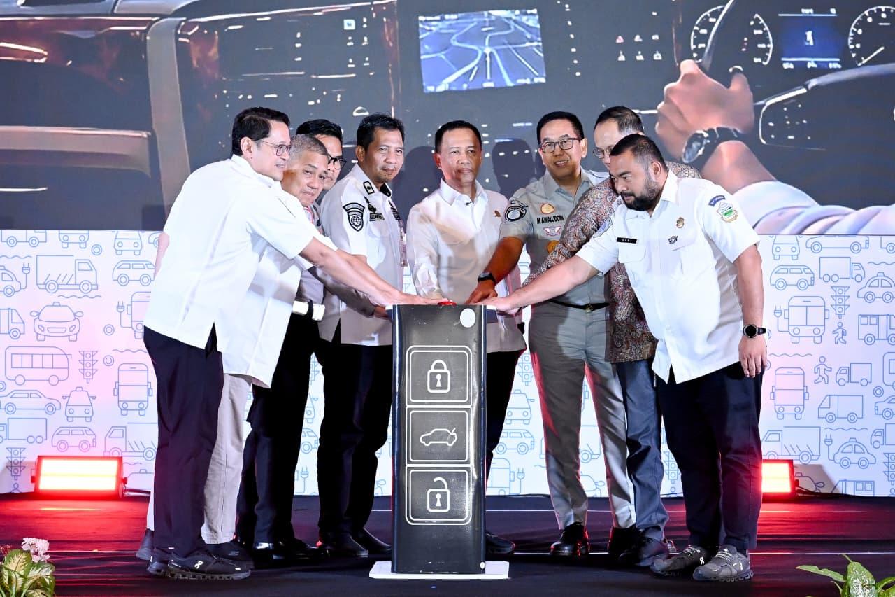 BATAM, 7 Oktober 2026 – PT Jasa Raharja (Persero) mendukung penuh kolaborasi antara pemerintah, pelaku usaha, dan seluruh pemangku kepentingan untuk membangun ekosistem transportasi darat yang selamat, berkeadilan, dan berkelanjutan. Komitmen tersebut disampaikan Direktur Utama Jasa Raharja, Muhammad Awaluddin, dalam pembukaan Musyawarah Nasional (Munas) XVII Organisasi Angkutan Darat (ORGANDA) yang diselenggarakan di Batam - Kepulauan Riau, pada 6–8 Oktober 2026.

Awaluddin menilai pelaku usaha angkutan mempunyai posisi penting dalam membangun budaya keselamatan. Pengelolaan armada, kondisi kendaraan, kompetensi pengemudi, waktu kerja dan istirahat, serta kepatuhan terhadap ketentuan operasional berpengaruh langsung terhadap keselamatan penumpang dan pengguna jalan lainnya. “Keselamatan tentunya bukan hanya tanggung jawab satu institusi, melainkan tanggung jawab bersama,” ujarnya.

Jasa Raharja, lanjut Awaluddin, terus memperkuat koordinasi dengan Kementerian Perhubungan, Kepolisian, pemerintah daerah, ORGANDA, operator transportasi, fasilitas kesehatan, dan pemangku kepentingan lainnya. Kolaborasi tersebut dijalankan melalui edukasi keselamatan, pemetaan risiko, forum lalu lintas dan angkutan jalan, serta peningkatan kecepatan pelayanan kepada korban kecelakaan.

Upaya tersebut sejalan dengan penguatan transformasi layanan Jasa Raharja dalam ekosistem Danantara, dengan menempatkan kebutuhan dan pengalaman masyarakat sebagai bagian penting dalam peningkatan kinerja perusahaan. “Jasa Raharja tidak hanya hadir setelah risiko terjadi. Kami ingin mengambil peran sebelum, saat, dan setelah kecelakaan melalui upaya pencegahan, pelayanan yang cepat dan tepat, serta pendampingan kepada korban dan keluarga. Pada akhirnya, seluruh upaya ini bermuara pada satu hal, yaitu memastikan masyarakat mendapatkan perlindungan
dan layanan yang semakin baik,” ujarnya.Munas XVII ORGANDA mengangkat tema “ORGANDA Menjawab Disrupsi: Kepastian Regulasi, Kesetaraan Usaha, dan Keselamatan Transportasi untuk Angkutan Penumpang dan Logistik Berkelanjutan”.

Pembukaan Munas dihadiri Direktur Jenderal Perhubungan Darat Kementerian Perhubungan Aan Suhanan, Ketua Umum DPP ORGANDA Adrianto Djokosoetono, Sekretaris Jenderal DPP ORGANDA Kurnia Lesani Adnan, dan Direktur Operasional Jasa Raharja Ariyandi. Hadir pula Direktur Utama PT Jasaraharja Putera Abdul Haris,  Direktur Sarana dan Keselamatan Transportasi Jalan Direktorat Jenderal Perhubungan Darat Kementerian Perhubungan Yusuf Nugroho, Gubernur Kepulauan Riau H. Ansar Ahmad, Direktur Lalu Lintas Polda Kepulauan Riau Gathut Bowo Supriono, Kepala Dinas Perhubungan Kota Batam Leo Putra, serta Dewan Pertimbangan DPP ORGANDA Iskar Ismail.

Direktur Jenderal Perhubungan Darat Kementerian Perhubungan, Aan Suhanan, dalam sambutannya menyampaikan, hubungan pemerintah dengan ORGANDA memiliki akar sejarah yang kuat. ORGANDA lahir pada 1963 melalui keputusan Menteri Perhubungan Darat dan sejak awal menjadi wadah bagi para pengusaha angkutan darat.  “ORGANDA merupakan bagian yang tidak terpisahkan dari sejarah Kementerian Perhubungan. Pemerintah memiliki tanggung jawab untuk membina dan  bersama- sama membesarkan ORGANDA sebagai organisasi yang berintegritas serta menjadi jembatan antara pemerintah dan para pengusaha angkutan darat,” kata Aan.

Menurut Aan, ORGANDA memiliki peran penting dalam menyampaikan aspirasi pelaku usaha sekaligus menjadi mitra pemerintah dalam membahas dan menyempurnakan berbagai kebijakan transportasi. Kemitraan tersebut perlu terus dijaga oleh kepengurusan ORGANDA di tingkat pusat maupun daerah. Ia menambahkan, pembangunan transportasi darat tidak hanya berkaitan dengan penyediaan konektivitas dan aksesibilitas. Keselamatan harus menjadi dasar dalam penyelenggaraan angkutan penumpang maupun logistik.

Berdasarkan data kepolisian yang disampaikan Aan, sebanyak 24.296 orang meninggal dunia akibat kecelakaan lalu lintas pada 2025. Angka tersebut menunjukkan bahwa keselamatan jalan masih menjadi persoalan serius yang membutuhkan keterlibatan seluruh pihak.  “Transportasi harus mampu membangun konektivitas antardaerah dan antarmoda sehingga memberikan akses yang lebih baik bagi kegiatan ekonomi, pendidikan, sosial, dan budaya. Namun, konektivitas tersebut harus dibangun dengan mengutamakan keselamatan,” ujarnya. 

Sementara itu, Ketua Umum DPP ORGANDA Adrianto Djokosoetono mengatakan, ORGANDA hadir sebagai perwakilan pengusaha angkutan penumpang dan barang. Organisasi tersebut memiliki tanggung jawab memperjuangkan kepastian berusaha, kesetaraan perlakuan, serta kebijakan yang dapat diterapkan secara efektif di lapangan.

Menurut Adrianto, peran ORGANDA tidak berhenti pada penyampaian aspirasi kepada pemerintah pusat. Struktur organisasi di tingkat provinsi dan kabupaten/kota juga harus mampu membangun hubungan yang harmonis dan konstruktif dengan pemerintah daerah.  “ORGANDA harus menjadi mitra pemerintah di setiap tingkatan. Kita tidak hanya menyampaikan persoalan, tetapi juga harus aktif berdiskusi, berkolaborasi, dan ikut menghasilkan solusi yang dapat diterapkan,” kata Adrianto. 

Ia berharap Munas XVII ORGANDA menghasilkan kepengurusan dan rekomendasi yang mampu menjawab perubahan sektor transportasi secara konkret. ORGANDA juga diharapkan terus menjadi mitra strategis pemerintah dalam merumuskan kebijakan yang melindungi kepentingan pelaku usaha tanpa mengurangi standar keselamatan dan kualitas pelayanan kepada masyarakat. 