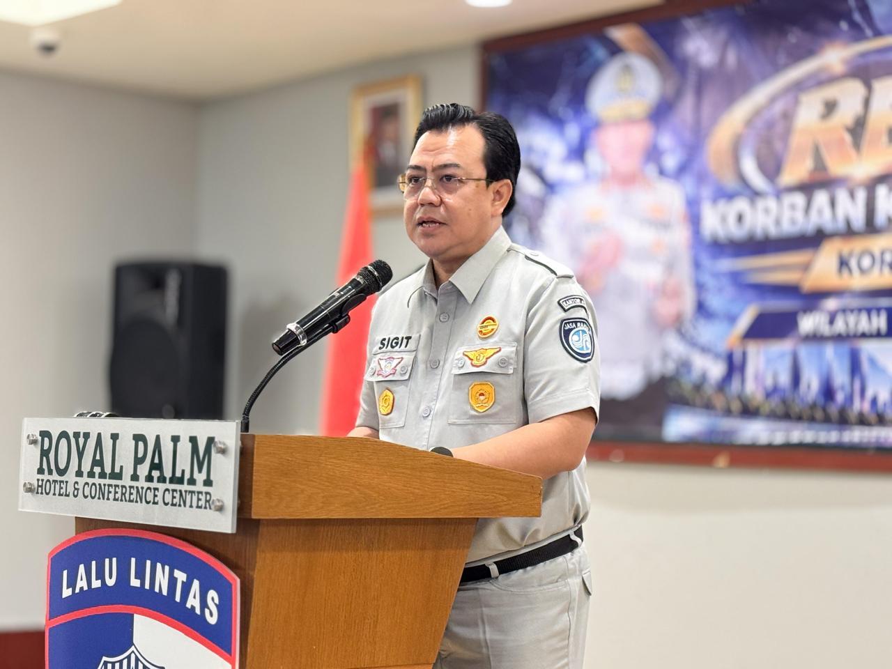 JAKARTA, 9 Oktober 2026 – PT Jasa Raharja (Persero) bersama Korps Lalu Lintas (Korlantas) Polri menyelenggarakan kegiatan Retrospeksi Korban Kecelakaan Lalu Lintas Tahun 2026 di Royal Palm Hotel Conference Center, Jakarta Barat, pada Kamis (8/10/2026). Sebagai BUMN yang menjadi bagian dari ekosistem Danantara, Jasa Raharja menyerahkan 50 alat bantu berupa 10 kaki palsu, 20 kursi roda, dan 20 tongkat kruk untuk mendukung mobilitas dan kemandirian para penyintas kecelakaan. 

Corporate Secretary Jasa Raharja Sigit Harismun bersama Kasi Kemitraan Subdit Dikmas Ditkamsel Korlantas Polri AKBP Muhammad Bima Gunawan Jauharie dan Analis Kebijakan Ditkamsel Korlantas Polri Kombes Pol. Hamka Mappaita, menyerahkan bantuan secara simbolis kepada para penerima. 

Sigit menyampaikan, kegiatan retrospeksi tidak hanya menjadi ruang untuk melihat kembali dampak kecelakaan lalu lintas. Lebih dari itu juga menjadi momentum untuk memperkuat kepedulian terhadap para penyintas dan membangun kesadaran bahwa kecelakaan dapat dicegah.

“Di balik setiap peristiwa kecelakaan terdapat kehidupan yang berubah, keluarga yang terdampak, dan proses panjang yang harus dilalui para penyintas. Bantuan ini diharapkan dapat mendukung mobilitas dan kemandirian mereka agar dapat kembali beraktivitas di tengah keluarga dan masyarakat,” ujar Sigit.

Menurutnya, bantuan tersebut bukan semata-mata bentuk kepedulian, melainkan bagian dari komitmen Jasa Raharja bersama Korlantas Polri untuk mendampingi korban sekaligus memperkuat upaya pencegahan kecelakaan. “Kami tidak ingin memandang para penyintas sebagai pihak yang hanya menerima bantuan. Mereka memiliki semangat, kemampuan, dan masa depan yang tetap harus diperjuangkan.

Karena itu, dukungan yang diberikan harus mampu membuka kembali ruang bagi mereka untuk berkarya dan menjalani kehidupan secara mandiri,” tambahnya. Salah seorang penerima bantuan kaki palsu menuturkan, kecelakaan yang dialaminya terjadi ketika ia berkendara dalam kondisi lelah dan mengantuk. Ia diduga mengalami microsleep sebelum tersadar terdapat sebuah truk di depannya. Upaya menghindar membuat sepeda motornya terjatuh dan menyeret tubuhnya hingga mengalami cedera berat pada kaki. Setelah menjalani dua kali operasi dan memperoleh pendampingan, bantuan kaki palsu membuatnya dapat kembali berjalan. Ia pun mengingatkan masyarakat agar tidak memaksakan diri berkendara ketika kondisi tubuh tidak memungkinkan.

“Terima kasih kepada Jasa Raharja atas bantuan kaki palsu yang diberikan. Denganbantuan ini, saya dapat kembali berjalan seperti biasa. Utamakan keselamatan, bukan kecepatan. Kalau lelah atau mengantuk, sebaiknya menepi dan beristirahat karena memaksakan perjalanan dapat membahayakan diri sendiri dan orang lain,” tuturnya. 

Sigit menilai kesaksian tersebut menjadi pengingat bahwa keselamatan bukan sekadar kepatuhan terhadap peraturan, melainkan keputusan personal yang dapat menentukan keselamatan diri sendiri dan pengguna jalan lainnya.

Upaya Pencegahan 

Sepanjang Januari hingga September 2026, Jasa Raharja telah melayani 129.443 korban kecelakaan. Dari jumlah tersebut, sebanyak 20.836 orang meninggal dunia dan 108.607 orang mengalami luka-luka. Secara rata-rata, sekitar 76 orang meninggal dunia dan hampir 400 orang terluka akibat kecelakaan setiap hari.

Dalam periode yang sama, Jasa Raharja telah menyerahkan santunan dan biaya perawatan sebesar Rp2,19 triliun. Pelayanan tersebut didukung kerja sama dengan 2.866 rumah sakit mitra, sementara santunan bagi korban meninggal dunia rata-rata dapat diterima ahli waris dalam waktu kurang dari 24 jam.

Namun, menurut Sigit, kecepatan pelayanan setelah kecelakaan harus berjalan beriringan dengan upaya pencegahan. Jasa Raharja bersama Korlantas Polri dan para pemangku kepentingan telah melaksanakan 6.098 program keselamatan serta melakukan intervensi di 875 titik rawan kecelakaan. Dari jumlah tersebut, penurunan korban meninggal dunia tercatat terjadi di 430 titik.

“Secepat apa pun santunan diberikan, tidak ada yang dapat menggantikan nyawa atau sepenuhnya menghapus dampak kecelakaan. Karena itu, Jasa Raharja terus memperkuat peran, dari pemberi santunan menjadi pelindung sekaligus mitra dalam upaya pencegahan kecelakaan,” kata Sigit.
Ia menambahkan, keselamatan berlalu lintas membutuhkan keterlibatan seluruh pihak, mulai dari pemerintah, kepolisian, pelaku usaha transportasi, komunitas, hingga setiap pengguna jalan.

“Mari menjadikan retrospeksi ini sebagai titik balik. Bukan hanya untuk mengenang kejadian yang telah berlalu, tetapi untuk mengubah perilaku di jalan agar semakin sedikit keluarga yang kehilangan dan semakin banyak masyarakat yang selamat sampai tujuan,” tutup Sigit.
