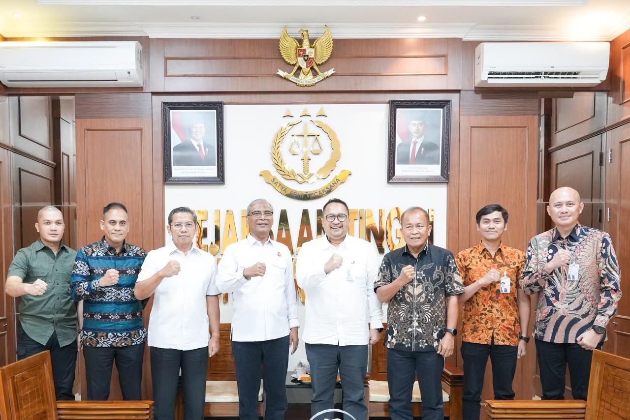 MEDAN, 12 Oktober 2026 – Direktur Kepatuhan dan Manajemen Risiko PT Jasa Raharja (Persero), Harwan Muldidarmawan, melakukan diskusi dengan Kepala Kejaksaan Tinggi Sumatera Utara Muhibuddin, S.H., M.H., di Kantor Kejati Sumatera Utara, Jalan Jenderal Besar A.H. Nasution, Medan, Jumat (9/10/2026). Agenda ini menjadi bagian dari upaya memperkuat sinergi dan koordinasi antara Jasa Raharja dan Kejaksaan dalam mendukung kepatuhan hukum, mitigasi risiko, serta penerapan tata kelola perusahaan yang baik.

Dalam pertemuan tersebut, Harwan menyampaikan apresiasi atas sinergi yang selama ini terjalin antara Jasa Raharja dan jajaran Kejaksaan, baik di tingkat pusat maupun daerah. Menurutnya, dukungan Kejaksaan melalui tugas dan fungsinya di bidang hukum keperdataan berperan penting dalam menunjang kinerja serta kelancaran pelaksanaan tugas perusahaan.

“Sinergitas antara Jasa Raharja dengan jajaran Kejaksaan, dari pusat hingga daerah, terjalin dengan baik. Sesuai tugas dan fungsi Kejaksaan di Bidang Perdata dan TUN, dukungan tersebut sangat berperan dalam menunjang kinerja dan kelancaran tugas perusahaan, salah satunya dalam mendorong dan mewujudkan kepatuhan para pihak terhadap Jasa Raharja untuk kepentingan masyarakat banyak,” ujar Harwan.

Ia menambahkan, koordinasi dan sinergi kelembagaan perlu terus diperkuat untuk mendukung kepatuhan terhadap ketentuan hukum serta penerapan tata kelola perusahaan yang baik. Langkah tersebut juga menjadi bagian dari upaya Jasa Raharja menjalankan tugas dan fungsinya secara akuntabel dalam memberikan perlindungan dasar kepada masyarakat. 

Kegiatan diskusi ini merupakan bagian dari upaya Jasa Raharja dalam mendukung penguatan sinergi kelembagaan yang diinisiasi oleh Indonesia Financial Group (IFG) bersama Kejaksaan. Dalam rangkaian kegiatan tersebut, turut dilaksanakan penandatanganan Perjanjian Kerja Sama (PKS) antara Kejaksaan Tinggi Sumatera Utara dan IFG beserta sejumlah anak perusahaannya, yang berlangsung di Aula Cipta Kerta Lantai III Kantor Kejaksaan Tinggi Sumatera Utara dan dihadiri oleh sejumlah pimpinan perusahaan di bawah naungan IFG. 

Mitra Strategis

Dalam sambutannya, Kajati Sumatera Utara Muhibuddin menekankan pentingnya menempatkan Jaksa Pengacara Negara sebagai mitra hukum strategis (strategiclegal partner) yang dapat dilibatkan sejak awal dalam proses bisnis perusahaan. Peran tersebut mencakup pemberian pertimbangan hukum, mitigasi risiko, identifikasi potensi permasalahan, serta penguatan kualitas dan akuntabilitas pengambilan keputusan.

Menurut Muhibuddin, pendampingan hukum tidak dimaksudkan untuk mengambil alih kewenangan direksi, melainkan memberikan dukungan agar keputusan bisnis dapat diambil secara profesional dengan tetap berlandaskan prinsip Good Corporate Governance (GCG).

Direktur SDM dan Hukum IFG Rizal Ariansyah turut menyampaikan bahwa kerja sama tersebut penting untuk mendukung operasional perusahaan agar berjalan sesuai ketentuan dan regulasi tanpa membatasi ruang gerak bisnis.

“Penandatanganan ini menjadi sangat strategis karena akan sangat membantu perusahaan dalam melaksanakan operasional kinerja yang taat aturan dan regulasi dengan tidak membatasi ruang gerak sisi bisnis perusahaan. Sehingga, kami merasa dukungan ini sangat berharga dan sangat penting guna mewujudkan perusahaan yang good corporate governance seperti arahan pemerintah,” ujar Rizal.

Melalui penguatan sinergi dengan Kejaksaan, Jasa Raharja berharap koordinasi kelembagaan dapat terus mendukung pelaksanaan tugas perusahaan secara profesional dan akuntabel. Hal itu sekaligus untuk memperkuat kepatuhan para pihak terhadap ketentuan yang berlaku demi kepentingan masyarakat. 