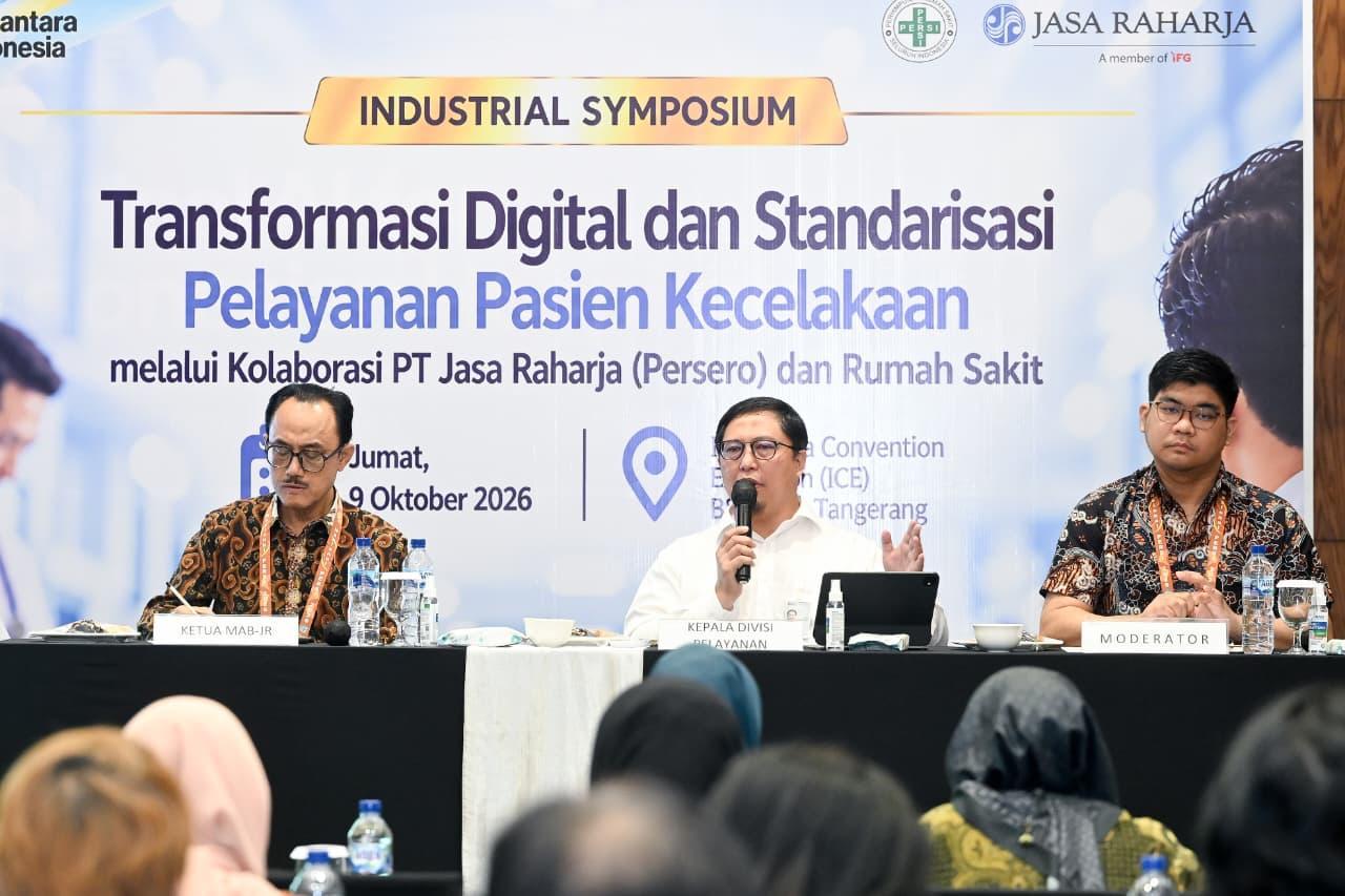 Jakarta, 12 Oktober 2026 – PT Jasa Raharja (Persero) terus memperkuat kolaborasi dengan rumah sakit dalam meningkatkan kualitas pelayanan bagi korban kecelakaan lalu lintas. Upaya tersebut dilakukan melalui transformasi digital, percepatan proses penjaminan biaya perawatan, serta penguatan standardisasi medis agar korban memperoleh penanganan yang cepat, tepat, dan berkualitas. 

Komitmen tersebut salah satunya diwujudkan melalui Industrial Symposium Jasa  Raharja dalam rangka Kongres Perhimpunan Rumah Sakit Seluruh Indonesia (PERSI) XXII Tahun 2026, yang digelar di Indonesia Convention Exhibition (ICE) BSD City, Tangerang, Jumat (9/10/2026).  
Mengusung tema “Transformasi Digital dan Standardisasi Pelayanan Pasien Kecelakaan melalui Kolaborasi Jasa Raharja dan Rumah Sakit”, kegiatan ini menjadi forum penguatan sinergi antara Jasa Raharja, PERSI, Majelis Kehormatan Etik Rumah Sakit Indonesia (MAKERSI), dan rumah sakit mitra di seluruh Indonesia.

Kepala Divisi Pelayanan Jasa Raharja, Dodi Apriansyah, menyampaikan bahwa kolaborasi dengan rumah sakit merupakan bagian penting dari upaya perusahaan dalam memastikan korban kecelakaan lalu lintas memperoleh pelayanan yang optimal. Menurutnya, peningkatan kualitas layanan tidak hanya bergantung pada kecepatan proses administrasi, tetapi juga pada integrasi sistem, kepastian penjaminan, dan penerapan standar medis yang sesuai. 

“Jasa Raharja terus mendorong penguatan kolaborasi dengan rumah sakit dan berbagai pemangku kepentingan agar pelayanan kepada korban kecelakaan dapat  berlangsung lebih cepat, tepat, dan terintegrasi. Pemanfaatan teknologi digital serta penguatan standardisasi medis menjadi bagian penting untuk mendukung proses pelayanan yang semakin efektif dan berkualitas,” ujar Dodi.

Dodi menambahkan, penguatan sinergi dengan PERSI, MAKERSI, dan rumah sakit perlu dilakukan secara berkelanjutan agar transformasi digital dan standardisasi medis dapat diterapkan secara efektif dalam pelayanan sehari-hari.  “Harapannya, kolaborasi ini tidak berhenti pada forum diskusi, tetapi terus berkembang menjadi langkah nyata dalam meningkatkan kualitas pelayanan kepada korban kecelakaan. Dengan dukungan teknologi, koordinasi yang semakin kuat, dan penerapan standar medis, kami ingin memastikan proses pelayanan dan penjaminan berjalan semakin efektif serta memberikan manfaat bagi masyarakat,” tambah Dodi

Dalam kegiatan tersebut, Jasa Raharja menghadirkan dua narasumber untuk membahas penguatan layanan dari sisi digitalisasi dan standardisasi medis. Kepala Divisi Pelayanan Jasa Raharja memaparkan materi mengenai transformasi digital melalui JRCare dalam mempercepat dan meningkatkan kualitas pelayanan korban kecelakaan.

JRCare menjadi bagian dari upaya digitalisasi pelayanan yang mendukung efektivitas administrasi dan proses penjaminan biaya perawatan korban kecelakaan. Melalui pemanfaatan sistem digital, koordinasi antara Jasa Raharja dan rumah sakit diharapkan semakin efisien sehingga proses pelayanan dapat berjalan lebih cepat dan terintegrasi.

Sementara itu, Ketua MAB-JR, Prof. Dr. dr. Agus Purwadianto, Sp.FM, Subsp.EM(K), DFM, S.H., M.Si., menyampaikan materi mengenai penerapan DC-FKMN-JR Tahun 2025/2026 dalam penanganan pasien trauma kecelakaan di rumah sakit. Pembahasan ini menjadi bagian dari upaya memperkuat standardisasi medis dalam pelayanan korban kecelakaan, sehingga penanganan pasien dapat mengacu pada pedoman yang relevan.

Kegiatan diawali dengan sambutan Ketua Umum PERSI, dr. Bambang Wibowo, Sp.OG, Subsp.K.Fm, MARS, FISQua, serta penyerahan plakat kepada Ketua Umum PERSI dan Ketua MAKERSI Pusat sebagai simbol penguatan kolaborasi. Rangkaian kegiatan dilanjutkan dengan pemaparan materi dan diskusi interaktif bersama narasumber serta peserta.

Symposium dilaksanakan secara hybrid dengan melibatkan perwakilan dari 15 rumah sakit di wilayah Banten yang hadir secara langsung. Peserta juga mencakup kepala kantor wilayah, pejabat dan staf pelayanan Jasa Raharja dari seluruh Indonesia, pengurus PERSI dan MAKERSI di berbagai wilayah, serta lebih dari 1000 perwakilan rumah sakit mitra yang mengikuti kegiatan secara daring. 

Melalui Industrial Symposium ini, Jasa Raharja menegaskan komitmennya untuk terus memperkuat ekosistem pelayanan korban kecelakaan melalui kolaborasi lintas sektor. Sinergi tersebut diharapkan dapat mendukung percepatan penjaminan biaya perawatan, efektivitas administrasi melalui JRCare, serta penerapan standardisasi medis DC-FKMN-JR Tahun 2025/2026 demi pelayanan yang semakin cepat, tepat, dan berkualitas.
