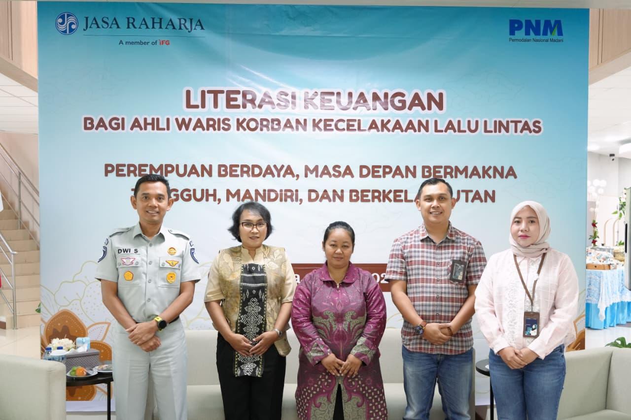 JAKARTA,15 Oktober 2026 – PT Jasa Raharja (Persero) terus memperkuat upaya pemberdayaan masyarakat, khususnya ahli waris korban kecelakaan lalu lintas, salah satunya melalui program literasi keuangan. Program ini tidak hanya memberikan pemahaman mengenai pengelolaan keuangan, tetapi juga membekali peserta dengan pengetahuan tentang perencanaan keuangan, akses pembiayaan, serta peluang pengembangan usaha mikro, kecil, dan menengah (UMKM).

Pada Semester I 2026, program literasi keuangan dilaksanakan di tiga wilayah, yakni Sumatera Utara, Jawa Timur, dan Jawa Tengah dengan total peserta sebanyak 179 orang. Kegiatan ini menyasar ahli waris perempuan, khususnya para ibu yang kehilangan pasangan akibat kecelakaan, agar memiliki bekal pengetahuan dalam mengelola keuangan keluarga dan menghadapi tantangan ekonomi setelah kehilangan tulang punggung keluarga.

Direktur Utama Jasa Raharja, Muhammad Awaluddin, menyampaikan bahwa perlindungan kepada korban kecelakaan dan keluarganya perlu dilihat secara menyeluruh. Selain memberikan santunan sesuai ketentuan, Jasa Raharja juga berupaya mendorong penguatan kapasitas penerima manfaat agar dapat mengelola keuangan secara lebih terencana. 

“Literasi keuangan menjadi salah satu bekal penting agar mereka dapat merencanakan kebutuhan keluarga, menjaga stabilitas ekonomi, dan melihat peluang untuk mengembangkan usaha,” ujar Awaluddin.  Dalam pelaksanaannya, program ini menggabungkan edukasi mengenai peran dan
fungsi Jasa Raharja dalam memberikan perlindungan dasar kepada korban kecelakaan dengan materi pengelolaan keuangan keluarga. Peserta juga mendapatkan pemahaman mengenai kewajiban terkait kendaraan bermotor, termasuk Sumbangan Wajib Dana Kecelakaan Lalu Lintas Jalan (SWDKLLJ), serta pemanfaatan layanan pembayaran digital.

Di Sumatera Utara, kegiatan yang berlangsung di Medan pada 15 April 2026 diikuti 50 peserta. Materi yang diberikan mencakup perencanaan keuangan, pengelolaan keuangan masa depan, pemahaman tentang UMKM, serta peran pajak kendaraan bermotor dan SWDKLLJ. Kegiatan tersebut turut melibatkan Dinas Koperasi UKM Kota Medan dan pelaku UMKM.

Sementara itu, kegiatan di Jawa Timur dilaksanakan di Surabaya pada 22 Mei 2026 dengan melibatkan 55 peserta, dan berkolaborasi dengan Permodalan Nasional Madani (PNM) dan lembaga pelatihan terkait. Adapun di Jawa Tengah, kegiatan diselenggarakan di Kota Pekalongan pada 18 Juni 2026 diikuti 74 peserta. 

Awaluddin menambahkan, pendekatan yang menggabungkan literasi keuangan dan pengenalan peluang usaha diharapkan dapat memberikan manfaat yang lebih relevan bagi peserta. Dengan memahami cara menyusun prioritas pengeluaran, merencanakan kebutuhan jangka panjang, serta mengenali akses pembiayaan yang sesuai, para ahli waris diharapkan dapat mengambil keputusan keuangan secara lebih bijak.

“Setiap keluarga memiliki tantangan dan kebutuhan yang berbeda. Karena itu, edukasi yang kami berikan perlu dekat dengan kehidupan sehari-hari, mulai dari mengatur pengeluaran rumah tangga hingga mengenali peluang usaha yang dapat dikembangkan. Kami berharap pengetahuan ini dapat menjadi modal bagi para peserta untuk membangun ketahanan ekonomi keluarga secara bertahap,” tambahnya.

Evaluasi program dilakukan melalui pengukuran pengetahuan peserta sebelum dan sesudah kegiatan. Berdasarkan laporan pelaksanaan, hasil evaluasi menunjukkan adanya peningkatan pemahaman peserta di ketiga wilayah, meskipun besaran peningkatannya berbeda pada setiap kegiatan.

Evaluasi tersebut menjadi salah satu dasar bagi Jasa Raharja untuk menilai efektivitas materi dan menyempurnakan pelaksanaan program berikutnya.  Ke depan, Jasa Raharja berencana memperluas kegiatan literasi keuangan pada Semester II 2026 ke sejumlah wilayah lain, yakni Sulawesi Selatan, Banten, dan Daerah Istimewa Yogyakarta. Perusahaan juga akan melanjutkan kolaborasi dengan PNM, dinas terkait, serta mitra UMKM untuk memperkuat kesinambungan edukasi dan pemberdayaan ekonomi para ahli waris.

“Jasa Raharja akan terus mengembangkan program yang tidak hanya memberikan pemahaman, tetapi juga membuka ruang bagi masyarakat untuk meningkatkan kapasitas diri. Kami berharap literasi keuangan dapat menjadi bagian dari upaya memperkuat ketahanan keluarga sekaligus menghadirkan manfaat yang berkelanjutan bagi para penerima perlindungan,” tutup Awaluddin.
