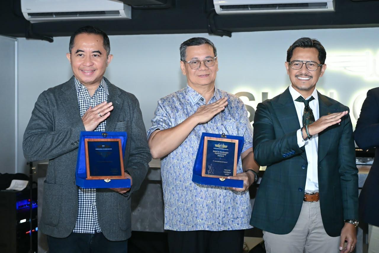 Jakarta,16 Oktober 2026 – PT Jasa Raharja (Persero) menerima penghargaan INACA Strategic Partnership Award dari Indonesia National Air Carriers Association (INACA). Apresiasi tersebut merupakan bentuk apresiasi atas kontribusi dan kemitraan perusahaan dalam mendukung ekosistem industri penerbangan nasional, khususnya dalam aspek perlindungan penumpang.

Penghargaan tersebut diterima oleh Direktur Operasional Jasa Raharja, Ariyandi, dalam perayaan Hari Ulang Tahun (HUT) ke-56 INACA yang diselenggarakan di Cengkareng Heliport (CHP) Toos Sanitioso, Cengkareng, Tangerang, pada Kamis (15/10/2026).

Direktur Operasional Jasa Raharja, Ariyandi, menyampaikan bahwa perusahaan terus berupaya untuk memperkuat kolaborasi dengan industri penerbangan dalam meningkatkan kualitas perlindungan kepada masyarakat.  Menurutnya, perlindungan penumpang merupakan bagian penting dari penyelenggaraan transportasi publik.

“Karena itu, kolaborasi dengan maskapai dan seluruh pihak terkait perlu terus diperkuat agar perlindungan bagi penumpang dapat berjalan secara optimal sesuai ketentuan,” ujarnya. 

Ariyandi berharap, kehadiran Jasa Raharja tidak hanya menjadi bagian dari ekosistem transportasi, tetapi juga memberikan manfaat nyata bagi masyarakat, terutama ketika penumpang menghadapi risiko kecelakaan.

Sementara itu, Ketua Umum INACA, Denon Prawiraatmadja, turut menyampaikan apresiasi kepada berbagai pemangku kepentingan yang berkontribusi dalam mendukung industri penerbangan nasional, termasuk Jasa Raharja. Ia menekankan bahwa penguatan industri penerbangan membutuhkan dukungan dan kolaborasi seluruh pihak, terutama di tengah berbagai tantangan global yang memengaruhi operasional maskapai. 

“Untuk itu, kami mengajak segenap stakeholder untuk menguatkan dan mengembangkan industri penerbangan nasional sehingga membuat maskapai penerbangan juga menjadi kuat, berdaya saing tinggi dan memberikan manfaat kepada masyarakat melalui konektivitas transportasi udara,” ujar Denon.

Melalui sinergi tersebut, koordinasi dalam penyelenggaraan perlindungan penumpang diharapkan dapat terus diperkuat, termasuk dalam mendukung penanganan korban apabila terjadi kecelakaan angkutan udara. Upaya ini sejalan dengan komitmen Jasa Raharja untuk menghadirkan pelayanan perlindungan dasar yang profesional, responsif, dan berorientasi pada kebutuhan masyarakat. 
