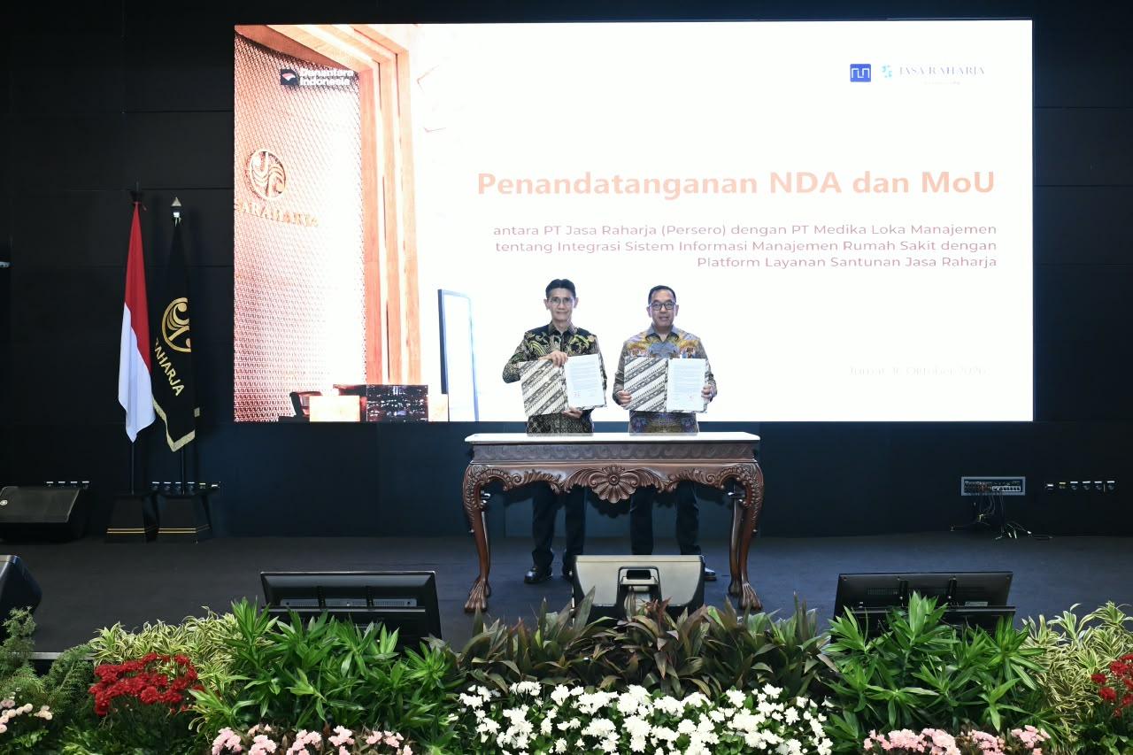 JAKARTA,17 Oktober 2026 – PT Jasa Raharja (Persero) terus memperkuat transformasi digital dalam rangka meningkatkan kualitas pelayanan kepada masyarakat, khususnya korban kecelakaan lalu lintas. Salah satu langkah strategis yang dilakukan adalah melalui kolaborasi dengan fasilitas pelayanan kesehatan dalam pengembangan integrasi Sistem Informasi Manajemen Rumah Sakit (SIMRS) dengan platform layanan santunan Jasa Raharja. Integrasi tersebut diharapkan dapat mendukung proses pelayanan dan penjaminan biaya perawatan korban kecelakaan yang lebih terintegrasi, efisien, dan akurat.

Komitmen tersebut ditandai dengan penandatanganan Memorandum of Understanding (MoU) dan Non-Disclosure Agreement (NDA) antara Jasa Raharja dan RS Hermina sebagai langkah awal penguatan kolaborasi dalam pengembangan dan persiapan pelaksanaan pilot integrasi Sistem Informasi Manajemen Rumah Sakit (SIMRS) dengan platform layanan santunan Jasa Raharja. Penandatanganan dilakukan oleh Direktur Utama Jasa Raharja, Muhammad Awaluddin, bersama Yulisar Khiat, Direktur Utama PT Medika Loka Manajemen, di Ballroom Jasa Raharja, Jakarta, Jumat (15/10/2026).

Direktur Utama Jasa Raharja, Muhammad Awaluddin, menyampaikan bahwa transformasi digital menjadi salah satu upaya perusahaan untuk menghadirkan pelayanan yang semakin terintegrasi, akurat, dan berorientasi pada kebutuhan masyarakat, khususnya korban kecelakaan lalu lintas. “Melalui Proyek Nexus, kami ingin memperkuat konektivitas proses pelayanan antara Jasa Raharja dan rumah sakit, sehingga korban kecelakaan beserta keluarganya dapat memperoleh pengalaman pelayanan yang lebih mudah dan fokus pada proses pemulihan,” ujar Awaluddin.

Awaluddin menegaskan, kecepatan dan ketepatan penanganan korban menjadi aspek penting dalam upaya menekan fatalitas akibat kecelakaan. Menurutnya, keselamatan korban sangat bergantung pada upaya dan koordinasi seluruh pihak dalam memberikan penanganan yang optimal, terutama pada periode awal setelah kecelakaan.

“Fatalitas sangat bergantung pada upaya kita bersama dalam menangani korban. Karena itu, keselamatan korban harus menjadi prioritas utama. Kolaborasi antara Jasa Raharja dan rumah sakit menjadi penting untuk mendukung penanganan yang cepat dan tepat, sehingga setiap upaya yang dilakukan dapat berorientasi pada keselamatan korban,” tambah Awaluddin.

Integrasi Sistem Informasi Manajemen Rumah Sakit (SIMRS) dengan platform layanan santunan Jasa Raharja merupakan salah satu inisiatif transformasi digital untuk mendukung proses pelayanan dan penjaminan biaya perawatan korban kecelakaan secara lebih terintegrasi. Melalui inisiatif ini, Jasa Raharja bersama rumah sakit berupaya menyederhanakan proses pelayanan, mempercepat kepastian penjaminan biaya perawatan, meningkatkan akurasi pertukaran data, serta mengurangi aktivitas administrasi yang masih dilakukan secara manual. 

Melalui kerja sama tersebut, MoU menjadi landasan kesepahaman kedua pihak dalam mendukung pengembangan integrasi sistem dan proses pelayanan. Sementara itu, NDA menjadi dasar komitmen untuk menjaga kerahasiaan informasi yang dipertukarkan selama persiapan dan pelaksanaan kerja sama, sesuai dengan ketentuan yang disepakati.

Awaluddin menambahkan, kolaborasi ini diharapkan memberikan manfaat bagi seluruh pihak yang terlibat. Bagi korban kecelakaan dan keluarga, integrasi diharapkan dapat mempercepat kepastian penjaminan biaya perawatan serta mengurangi proses administrasi berulang. Bagi rumah sakit, sistem yang terhubung diharapkan dapat menyederhanakan pertukaran data dan meningkatkan efisiensi koordinasi pelayanan maupun administrasi klaim. 

Adapun bagi Jasa Raharja, integrasi ini diharapkan dapat meningkatkan kualitas dan akurasi data, memperkuat efektivitas proses verifikasi dan rekonsiliasi, serta mendukung pemantauan pelayanan dan pengelolaan biaya perawatan secara lebih optimal, dengan tetap mengedepankan ketepatan penjaminan dan kualitas pelayanan kepada korban kecelakaan.

Sementara itu, Direktur Utama PT Medika Loka Manajemen, Yulisar Khiat, menyatakan komitmen RS Hermina untuk terus memberikan layanan terbaik bagi korban kecelakaan. Menurutnya, optimalisasi golden period pada 60 menit awal menjadi salah satu perhatian penting dalam penanganan korban, sehingga diperlukan kesiapan layanan dan koordinasi yang baik antara rumah sakit dan para pemangku kepentingan.

Sebagai tindak lanjut penandatanganan MoU dan NDA, Jasa Raharja dan RS Hermina akan melanjutkan koordinasi teknis, penyelarasan proses bisnis, pemetaan kebutuhan data, serta pengujian integrasi. Berdasarkan rencana yang disusun, pelaksanaan soft launching integrasi secara terbatas ditargetkan pada Desember 2026 di rumah sakit yang menjadi lokasi pilot, dengan mempertimbangkan kesiapan sistem, proses bisnis, keamanan informasi, serta hasil pengujian bersama.

Penambahan kata mulai untuk memperjelas bahwa Januari 2027 merupakan rencana awal perluasan implementasi, bukan target penyelesaian integrasi seluruh jaringan RS Hermina Group. Seluruh tahapan tersebut akan dilaksanakan dengan memperhatikan aspek keamanan informasi, perlindungan data, serta hasil pengujian dan evaluasi bersama.

Melalui Proyek Nexus, Jasa Raharja terus mendorong pemanfaatan teknologi dan penguatan kolaborasi dengan mitra pelayanan kesehatan untuk mewujudkan layanan penjaminan biaya perawatan yang semakin terintegrasi. Upaya ini menjadi bagian dari komitmen perusahaan dalam menghadirkan pelayanan yang lebih cepat, akurat, dan berorientasi pada kebutuhan korban kecelakaan beserta keluarganya.  