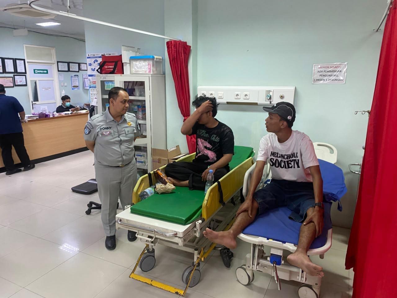 MADIUN, 18 Oktober 2026 – PT Jasa Raharja (Persero) bergerak cepat dalam penanganan korban kecelakaan lalu lintas yang melibatkan Toyota Hiace dan truk tronton di Jalan Tol Ngawi–Kertosono KM 616 Jalur A, Desa Bajulan, Kecamatan Saradan, Kabupaten Madiun, Jawa Timur, Minggu (18/10/2026). Musibah yang terjadi sekitar pukul 08.30 WIB tersebut mengakibatkan 4 orang meninggal dunia dan 5 orang mengalami luka-luka.

Direktur Utama Jasa Raharja, Muhammad Awaluddin, menyampaikan keprihatinan atas kecelakaan tersebut dan menegaskan komitmen perusahaan untuk memberikan pelayanan maksimal kepada seluruh korban sesuai ketentuan yang berlaku. “Kami terus berkoordinasi dengan kepolisian, rumah sakit, dan para pemangku kepentingan terkait agar proses penanganan korban dapat berjalan dengan baik,” ujarnya.

Kepala Jasa Raharja Cabang Madiun, Donny Irvanny, juga telah melakukan koordinasi dengan Polres Madiun terkait penerbitan laporan polisi serta berkoordinasi dengan pihak rumah sakit untuk mendukung kelancaran penanganan korban. Jasa Raharja juga telah menerbitkan surat jaminan (guarantee letter/GL) penanganan medis korban luka-luka. Koordinasi juga dilakukan terkait pelimpahan penanganan santunan bagi korban meninggal dunia kepada Kantor Pelayanan Jasa Raharja (KPJR) Sleman dan Kantor Pelayanan Jasa Raharja (KPJR) Bantul sesuai domisili korban.

Petugas Jasa Raharja Kanwil DIY langsung memastikan keabsahan ahli waris korban meninggal dunia atas nama Novandika. Ahli waris korban telah diverifikasi atas nama Sugeng, sebagai ayah korban, warga Desa Banyuraden, Gamping, Sleman.  Jasa Raharja mengimbau seluruh pengguna jalan untuk senantiasa mengutamakan keselamatan berkendara, menjaga konsentrasi, mematuhi aturan lalu lintas, serta menjaga jarak aman antarkendaraan. “Tentunya para pengemudi yang menempuh perjalanan jauh kami harapkan agar senantiasa memastikan kondisi fisik tetap prima
dan beristirahat apabila merasa lelah guna meminimalkan risiko kecelakaan,” imbuh Awaluddin.

Berdasarkan laporan awal, kecelakaan terjadi saat Toyota Hiace melaju dari arah barat ke timur. Setibanya di lokasi kejadian, kendaraan tersebut menabrak bagian belakang samping kanan truk tronton yang melaju di jalur lambat.  Ketiga korban meninggal dunia merupakan penumpang Toyota Hiace. Sementara itu, 6 korban lainnya mengalami luka-luka dan telah mendapatkan perawatan di RSUD Caruban. 
