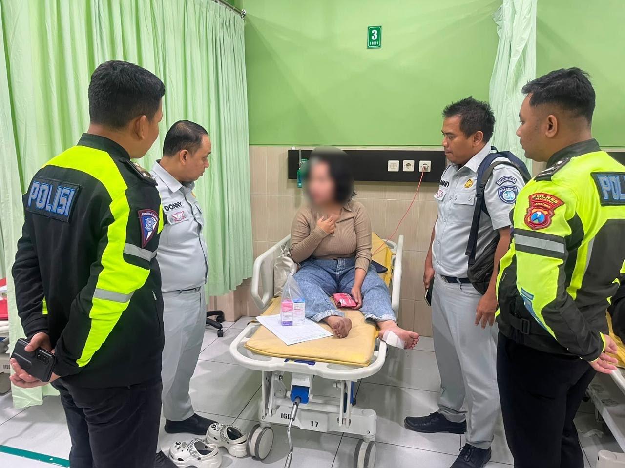 Ngawi,19 Oktober 2026– PT Jasa Raharja (Persero) bergerak cepat memberikan pelayanan kepada korban kecelakaan lalu lintas yang melibatkan bus pariwisata dan truk di Jalan Tol Ngawi–Solo Km 551+200 B, tepatnya di Desa Kedungharjo, Kecamatan Mantingan, Kabupaten Ngawi, Jawa Timur, Minggu (18/10/2026) sekitar pukul 02.15 WIB. Kecelakaan tersebut mengakibatkan 3 orang meninggal dunia dan 19 orang mengalami luka-luka.

Menindaklanjuti kejadian tersebut, Kepala Jasa Raharja Cabang Madiun, Donny Irvanny, bersama jajarannya segera melakukan koordinasi dengan Polres Ngawi dan rumah sakit yang menangani korban. Jasa Raharja telah menerbitkan 19 surat jaminan biaya perawatan bagi seluruh korban luka-luka, masing-masing 15 surat jaminan untuk korban yang dirawat di RS Widodo Ngawi dan 4 surat jaminan di RSI At-Tin Husada Ngawi.

Selain memastikan jaminan perawatan bagi korban luka-luka, Jasa Raharja juga melakukan pendataan terhadap tiga korban meninggal dunia di RSUD Ngawi. Koordinasi dengan Jasa Raharja di wilayah Mojokerto dan Nusa Tenggara Timur turut dilakukan untuk menindaklanjuti proses penanganan santunan kepada ahli waris korban meninggal dunia sesuai domisili.

Direktur Utama Jasa Raharja, Muhammad Awaluddin, menyampaikan duka cita yang mendalam atas musibah tersebut. Ia menegaskan bahwa Jasa Raharja berkomitmen untuk memberikan pelayanan yang cepat, tepat, dan optimal kepada seluruh korban serta keluarga yang ditinggalkan. 
“Kami menyampaikan belasungkawa yang mendalam kepada keluarga korban meninggal dunia dan mendoakan agar seluruh korban luka-luka segera diberikan kesembuhan. Sejak menerima informasi kejadian, jajaran Jasa Raharja di Madiun langsung berkoordinasi dengan pihak terkait untuk memastikan para korban mendapatkan penanganan dan kepastian jaminan sesuai ketentuan yang berlaku,” ujar Awaluddin.

Menurutnya, kecepatan penanganan menjadi salah satu aspek penting dalam pelayanan Jasa Raharja, terutama untuk memastikan korban luka-luka dapat segera memperoleh perawatan medis tanpa terkendala proses administrasi penjaminan. “Jasa Raharja terus berupaya menghadirkan pelayanan yang responsif dan berorientasi pada kebutuhan masyarakat,” jelasnya. 

Awaluddin menambahkan, Jasa Raharja juga terus melakukan pendataan dan verifikasi terhadap korban meninggal dunia serta calon ahli waris. Proses tersebut dilakukan melalui koordinasi antarwilayah agar penyerahan santunan dapat segera ditindaklanjuti setelah seluruh persyaratan terpenuhi. Kecelakaan tersebut termasuk dalam lingkup jaminan Jasa Raharja sesuai Undang-Undang Nomor 33 Tahun 1964 tentang Dana Pertanggungan Wajib Kecelakaan Penumpang dan Undang-Undang Nomor 34 Tahun 1964 tentang Dana Kecelakaan Lalu Lintas Jalan. Bagi korban meninggal dunia, santunan akan diserahkan sebesar Rp50 juta kepada ahli waris sah. Sementara untuk korban luka, diberikan jaminan biaya perawatan sampai dengan maksimal Rp20 juta sesuai ketentuan.

“Tentunya kami akan terus mengawal proses penanganan ini hingga seluruh hak korban dan keluarga dapat terpenuhi. Setiap kecelakaan merupakan pengingat akan pentingnya kehadiran negara dalam memberikan perlindungan dan kepastian pelayanan kepada masyarakat,” tutup Awaluddin.