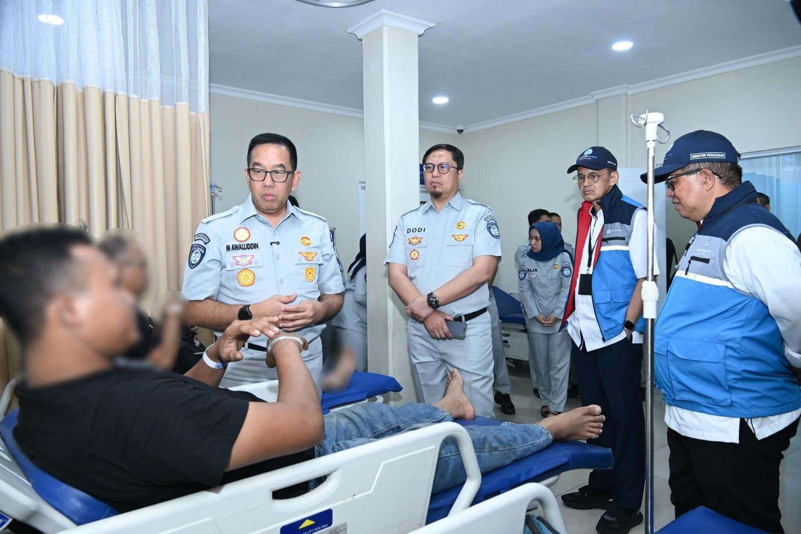 CILEGON,21 Oktober 2026 – PT Jasa Raharja (Persero) menerbitkan jaminan biaya perawatan bagi 11 korban insiden kebakaran KMP Batumandi yang menjalani perawatan di RS Krakatau Medika, Cilegon, Banten. Langkah ini merupakan bagian dari komitmen Jasa Raharja untuk memastikan korban memperoleh pelayanan medis dan perlindungan sesuai ketentuan yang berlaku.

Direktur Utama Jasa Raharja Muhammad Awaluddin bersama Direktur Operasional, Ariyandi, menjenguk para korban di RS Krakatau Medika pada Selasa malam (20/10/2026). Kunjungan tersebut dilakukan bersama Menteri Perhubungan Dudy Purwagandhi, Gubernur Banten Andra Soni, Kapolda Banten Hendra Kurniawan, serta jajaran pimpinan PT ASDP Indonesia Ferry (Persero). Dalam kunjungan tersebut, rombongan meninjau kondisi para korban yang tengah menjalani perawatan sekaligus memastikan penanganan medis berlangsung dengan baik.  

Direktur Utama Jasa Raharja, Muhammad Awaluddin, menyampaikan bahwa perusahaan berkomitmen memberikan perlindungan dasar kepada korban secara cepat dan tepat, termasuk memastikan proses penjaminan biaya perawatan berjalan sesuai ketentuan. “Kami menyampaikan doa dan empati atas terjadinya musibah ini. Semoga seluruh korban yang tengah menjalani perawatan segera dipulihkan seperti sedia kala,” ungkapnya.

Awaluddin menambahkan bahwa penerbitan jaminan biaya perawatan bagi 11 korban merupakan salah satu bentuk kehadiran negara melalui peran Jasa Raharja. Adapun, seluruh korban terjamin berdasarkan Undang-Undang Nomor 33 Tahun 1964 tentang Dana Pertanggungan Wajib Kecelakaan Penumpang.

“Prioritas kami adalah memastikan para korban mendapatkan penanganan medis yang dibutuhkan dan proses penjaminan biaya perawatan berjalan dengan baik. Jasa Raharja terus berkoordinasi dengan rumah sakit serta seluruh pihak terkait agar korban dapat berfokus pada pemulihan,” ujarnya.

Jasa Raharja akan terus memperkuat koordinasi dengan seluruh pemangku kepentingan guna memastikan korban memperoleh pelayanan sesuai hak dan ketentuan yang berlaku. Sinergi ini menjadi bagian dari komitmen bersama untuk mengutamakan penanganan korban, mendukung proses pemulihan, serta menghadirkan pelayanan publik yang responsif dalam setiap situasi darurat. 