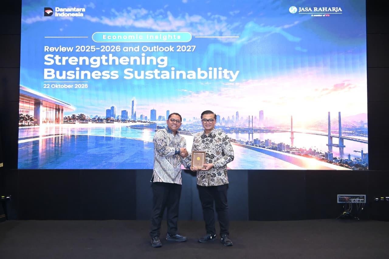 Jakarta, 25 Oktober 2026 – PT Jasa Raharja (Persero) terus memperkuat kesiapan perusahaan dalam menghadapi dinamika perekonomian dan tantangan bisnis pada 2027. Salah satu langkah tersebut diwujudkan melalui kegiatan Economic Insights bertema “Review 2025–2026 and Outlook 2027: Strengthening Business Sustainability”, yang berlangsung secara hibrida di Ballroom Kantor Pusat Jasa
Raharja, Jakarta, dan melalui Zoom pada Kamis (22/10/2026).

Direktur Keuangan Jasa Raharja, Dwi Ary Purnomo, menyampaikan pentingnya memahami perkembangan ekonomi dan pasar keuangan untuk mendukung perencanaan perusahaan. Pemahaman tersebut diperlukan untuk memperkuat penerimaan, memenuhi kewajiban santunan secara tepat waktu, serta menjaga ketahanan keuangan Jasa Raharja.

Dwi juga mengajak seluruh jajaran untuk memanfaatkan wawasan dari pembahasan ekonomi dalam pelaksanaan tugas masing-masing. Hasil diskusi diharapkan menjadi masukan dalam memperkuat perencanaan dan langkah kerja perusahaan untuk mendukung keberlanjutan bisnis dan pelayanan kepada masyarakat.

Kegiatan yang diikuti jajaran Dewan Komisaris, Direksi, pimpinan unit kerja kantor pusat, serta pimpinan kantor wilayah dan cabang Jasa Raharja di seluruh Indonesia ini menghadirkan Andry Asmoro, Chief Economist PT Bank Mandiri (Persero) Tbk., sebagai narasumber.

Dalam paparannya, Andry Asmoro mengulas prospek perekonomian Indonesia di tengah meningkatnya ketidakpastian global. Menurutnya, perekonomian masih menghadapi sejumlah tantangan, antara lain ketegangan geopolitik, perlambatan ekonomi global, perubahan kebijakan perdagangan internasional, serta tekanan terhadap daya beli masyarakat.

Andry juga menyoroti perkembangan daya beli dan kondisi kelas menengah sebagai bagian dari dinamika ekonomi yang perlu diperhatikan dunia usaha.

Bagi Jasa Raharja, perkembangan daya beli, aktivitas ekonomi, dan mobilitas masyarakat menjadi perhatian dalam memperkuat strategi penerimaan dan pelayanan kepada masyarakat.

Pengelolaan Keuangan Berdasarkan Prinsip Kehati-hatian

Dalam kegiatan tersebut, Direktur Keuangan juga menyampaikan perkembangan kinerja perusahaan serta pentingnya menjaga keseimbangan antara penguatan penerimaan dan pemenuhan kewajiban santunan kepada masyarakat.

Jasa Raharja terus menerapkan prinsip kehati-hatian dalam pengelolaan keuangan, meningkatkan efektivitas penerimaan, serta memperkuat manajemen risiko dan pengelolaan investasi untuk mendukung keberlanjutan pelayanan.

Selain membahas prospek pertumbuhan ekonomi dan daya beli, forum ini juga menyoroti perkembangan pasar keuangan. Pemahaman atas perkembangan tersebut mendukung pengelolaan investasi yang berhati-hati dan berkelanjutan.

Melalui Economic Insights, Jasa Raharja berharap dapat memperkuat keselarasan pemahaman seluruh jajaran manajemen dalam menghadapi tantangan bisnis 2027.

Hasil pembahasan diharapkan mendukung penguatan strategi dan tata kelola perusahaan dalam menjaga keberlanjutan pelayanan kepada masyarakat.
