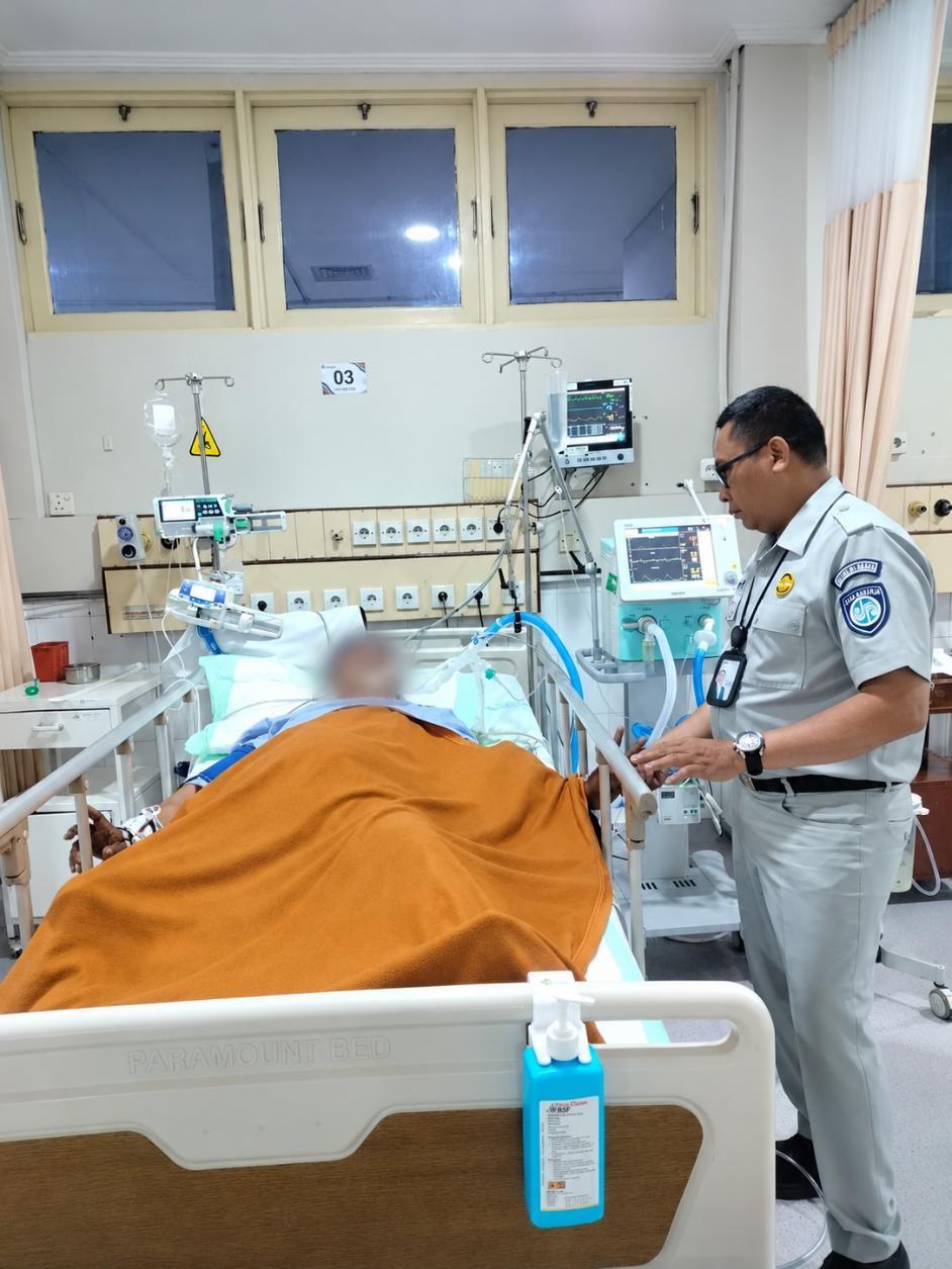 JAKARTA, 25 Oktober 2026 – PT Jasa Raharja (Persero) telah menerbitkan jaminan biaya perawatan bagi Hasan Syukur, pengemudi ojek online yang menjadi korban kecelakaan lalu lintas di Jalan Panglima Polim, Jakarta Selatan, pada Jumat (23/10/2026). Jaminan tersebut diberikan kepada RSUP Fatmawati untuk biaya perawatan dan pengobatan korban hingga maksimal Rp20 juta, sesuai ketentuan yang berlaku.  

Direktur Utama Jasa Raharja, Muhammad Awaluddin, menyampaikan bahwa setelah menerima informasi kejadian, pihaknya langsung bergerak cepat. “Begitu menerima informasi mengenai kejadian ini dan mengetahui korban telah mendapatkan penanganan di rumah sakit, kami segera menerbitkan jaminan biaya perawatan sesuai ketentuan yang berlaku. Kami ingin memastikan korban memperoleh pelayanan medis yang dibutuhkan, sekaligus memberikan kepastian mengenai penjaminan biaya perawatan hingga maksimal Rp20 juta,” ujarnya.

Selain menerbitkan jaminan, petugas Jasa Raharja Cabang Jakarta Selatan juga telah melakukan kunjungan langsung ke RSUP Fatmawati. Kunjungan ini dilakukan untuk memantau perkembangan kondisi Hasan Syukur, sekaligus berkoordinasi dengan pihak rumah sakit guna memastikan proses pelayanan dan penanganan medis berjalan dengan baik.

Hasan Syukur menjadi korban kecelakaan beruntun yang melibatkan sebuah mobil listrik di Jalan Panglima Polim, kawasan Kebayoran Baru, Jakarta Selatan, pada Jumat (23/10/2026). Dalam peristiwa tersebut, korban mengalami patah tulang kaki kiri dan luka lainnya sehingga harus mendapatkan perawatan di RSUP Fatmawati.

Jasa Raharja terus berkomitmen memberikan perlindungan dasar kepada korban kecelakaan lalu lintas melalui pelayanan yang cepat, tepat, dan sesuai ketentuan. Koordinasi dengan rumah sakit serta pemantauan kondisi korban menjadi bagian dari upaya perusahaan untuk memastikan hak korban ditindaklanjuti dengan baik. 