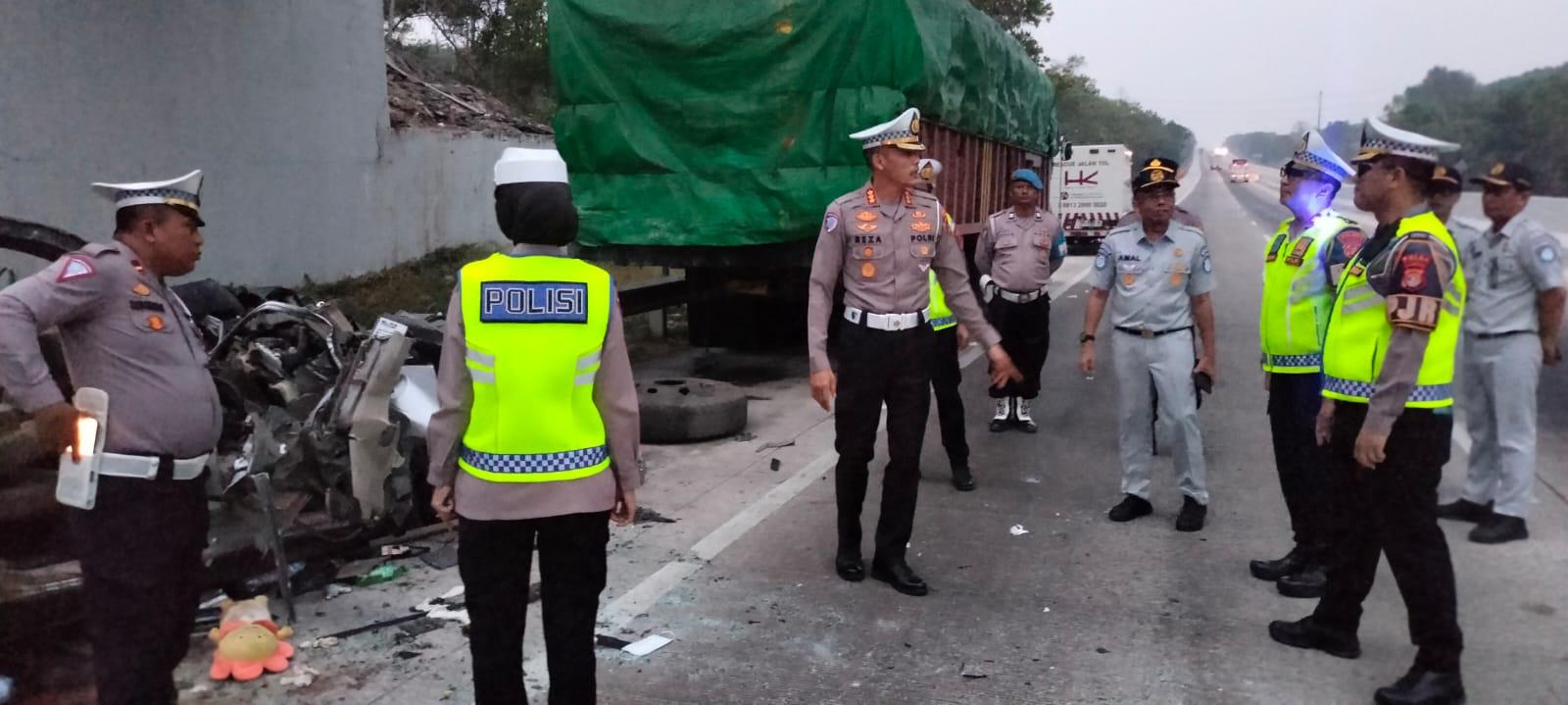LAMPUNG, 25 Oktober 2026 – PT Jasa Raharja (Persero) bergerak cepat memberikan pelayanan terhadap seluruh korban kecelakaan lalu lintas yang melibatkan minibus dan truk Fuso di KM 198+100 A ruas Tol Terbanggi Besar–Pematang Panggang–Kayu Agung (Terpeka), Kabupaten Tulang Bawang Barat, Lampung, Minggu (25/10/2026). Dalam peristiwa tersebut, 6 orang meninggal dunia dan 4 lainnya mengalami luka.

Direktur Utama Jasa Raharja, Muhammad Awaluddin, menyampaikan, Jasa Raharja melalui Kantor Wilayah Lampung terus berkoordinasi dengan kepolisian dan rumah sakit untuk memastikan korban mendapatkan penanganan serta perlindungan sesuai ketentuan yang berlaku.  

“Kami menyampaikan duka cita mendalam kepada keluarga korban yang meninggal dunia. Kami juga berharap para korban yang mengalami luka-luka dapat segera pulih. Sejak informasi kejadian diterima, petugas Jasa Raharja telah berkoordinasi dengan pihak kepolisian dan rumah sakit untuk mendata korban, memantau penanganan medis, serta memastikan hak-hak korban dapat ditindaklanjuti secara cepat dan tepat,” ungkap Awaluddin.

Dalam musibah ini seluruh korban terjamin dalam lingkup jaminan UU No.34 Tahun 1964 tentang Dana Pertanggungan Wajib Kecelakaan Lalu Lintas Jalan. Sesuai ketentuan, korban meninggal dunia akan diberikan santunan sebesar Rp50 juta kepada ahli waris yang sah. Sementara bagi korban luka-luka Jasa Raharja telah menerbitkan jaminan biaya perawatan hingga maksimal Rp20 juta.  

Saat ini, petugas Jasa Raharja Kanwil Lampung terus berkoordinasi dengan Ditlantas Polda Lampung dan Satlantas Polres Tulang Bawang Barat. Termasuk mendatangi tempat kejadian perkara, serta mengunjungi dan mendata korban yang dirawat di RS Mutiara Bunda dan RS Griya Medika Dompet Dhuafa.  

Jasa Raharja akan terus memantau perkembangan penanganan korban dan berkoordinasi dengan seluruh pihak terkait untuk memastikan proses pelayanan serta pemenuhan hak korban berjalan sesuai ketentuan. Upaya ini merupakan komitmen Jasa Raharja sebagai bagian dari ekosistem Danantara dalam memberikan perlindungan dasar kepada masyarakat, sekaligus memperkuat sinergi dalam ekosistem keselamatan transportasi. 
