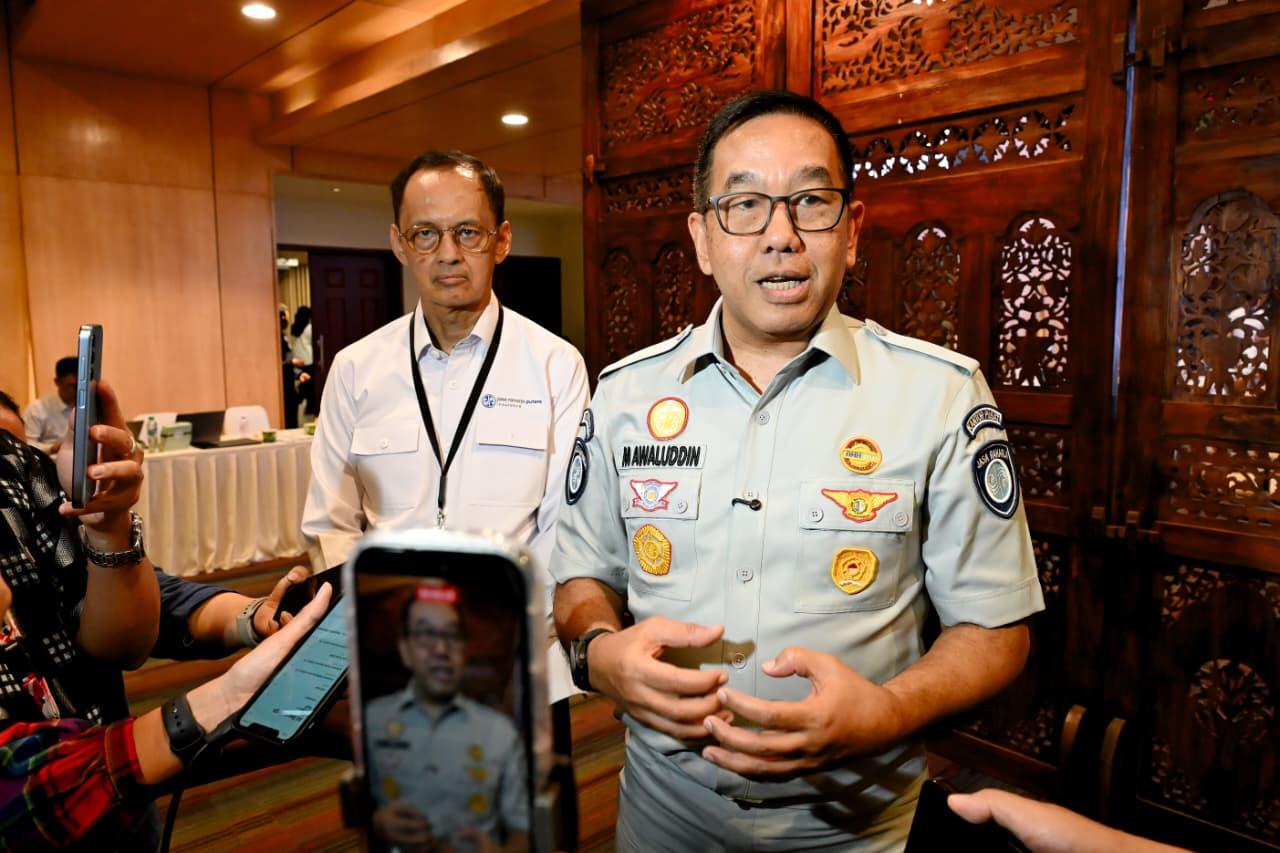 Jakarta – PT Jasa Raharja (Persero) terus memperkuat kontribusinya dalam mendukung keselamatan transportasi nasional. Komitmen tersebut disampaikan Direktur Utama Jasa Raharja, Muhammad Awaluddin, dalam Rapat Koordinasi Evaluasi Natal 2025 dan Tahun Baru 2026 serta Persiapan Penyelenggaraan Masa Angkutan Natal 2026 dan Tahun Baru 2027 yang diselenggarakan Direktorat Jenderal
Perhubungan Darat Kementerian Perhubungan di Jakarta, Selasa (27/10/2026).  

Rapat tersebut dipimpin Direktur Jenderal Perhubungan Darat Aan Suhanan dan dihadiri Sekretaris Jenderal Kementerian Perhubungan Arif Toha Tjahjagama, Kakorlantas Polri Brigjen Pol. Aries Syahbudin, serta perwakilan kementerian, lembaga, dan pemangku kepentingan di sektor transportasi.  

Dalam arahannya, Aan Suhanan menekankan pentingnya antisipasi terhadap peningkatan mobilitas masyarakat yang berpotensi menimbulkan kepadatan di jalur utama, kawasan industri, terminal, stasiun, pelabuhan, dan bandara. Karena itu, diperlukan pemetaan titik rawan, pengelolaan arus dan antrean kendaraan, penyiapan jalur alternatif, serta penyampaian informasi perjalanan yang cepat dan jelas kepada
masyarakat.

Ia juga menegaskan bahwa keselamatan harus menjadi prioritas utama dalam penyelenggaraan angkutan Nataru. Operator transportasi perlu memastikan kelayakan sarana, kesiapan pengemudi dan awak, kepatuhan terhadap ketentuan kapasitas angkut, serta ketersediaan dan fungsi perlengkapan keselamatan.

Pemeriksaan kendaraan dan sarana transportasi pun perlu dilaksanakan secara konsisten, terdokumentasi, dan ditindaklanjuti sesuai temuan di lapangan.

Memperkuat Peran Jasa Raharja

Direktur Utama Jasa Raharja, Muhammad Awaluddin, menyampaikan bahwa pihaknya terus berupaya untuk memperkuat kontribusi dalam ekosistem keselamatan transportasi. Menurutnya, peran Jasa Raharja tidak hanya berkaitan dengan penyerahan santunan ketika kecelakaan terjadi, tetapi juga dapat diperluas melalui langkah-langkah preventif dan kolaborasi dalam penanganan korban.

“Selama ini, Jasa Raharja dikenal dalam fungsi pembayaran santunan atau administrative payer. Ke depan, kami ingin memperkuat kontribusi sebagai protection provider. Artinya, kami tetap menjalankan mandat utama dalam memberikan perlindungan kepada korban, tetapi juga berupaya hadir lebih proaktif melalui kolaborasi dalam pencegahan kecelakaan, edukasi keselamatan, dan percepatan penanganan korban,” jelas Awaluddin.

Ia menegaskan, penguatan peran tersebut bukan berarti mengambil alih kewenangan stakeholder lain. Sebaliknya, Jasa Raharja ingin memastikan aspek perlindungan masyarakat dapat terintegrasi lebih baik melalui sinergi dengan seluruh pihak yang memiliki peran dalam penyelenggaraan transportasi.

Menurut Awaluddin, pendekatan kolaboratif diperlukan karena keselamatan transportasi tidak dapat diwujudkan oleh satu institusi saja. Pencegahan kecelakaan, kesiapan sarana dan prasarana, respons cepat saat terjadi insiden, hingga penanganan korban, membutuhkan koordinasi yang berkesinambungan serta dukungan data dan informasi yang terintegrasi.

Dalam upaya pencegahan kecelakaan, Jasa Raharja mendorong penguatan intervensi pada titik-titik rawan kecelakaan atau black spot, termasuk melalui koordinasi dengan para pemangku kepentingan untuk menentukan lokasi prioritas dan bentuk penanganan yang sesuai. Selain pencegahan, Jasa Raharja juga menaruh perhatian pada percepatan penanganan korban kecelakaan, khususnya pada periode
krusial atau golden hour setelah insiden terjadi.

Jasa Raharja juga mengoptimalkan pemanfaatan aplikasi MyJasfren yang memiliki fitur pelaporan kecelakaan. Informasi yang diterima dapat menjadi bagian dari upaya mempercepat koordinasi dan respons bersama, termasuk melalui dukungan komunitas masyarakat dan komunitas pengemudi. Dalam konteks ini, edukasi mengenai Pertolongan Pertama pada Gawat Darurat (PPGD) juga menjadi perhatian,
agar masyarakat memahami tindakan awal yang tepat dan tidak memperburuk kondisi korban, terutama pada kasus cedera kepala.