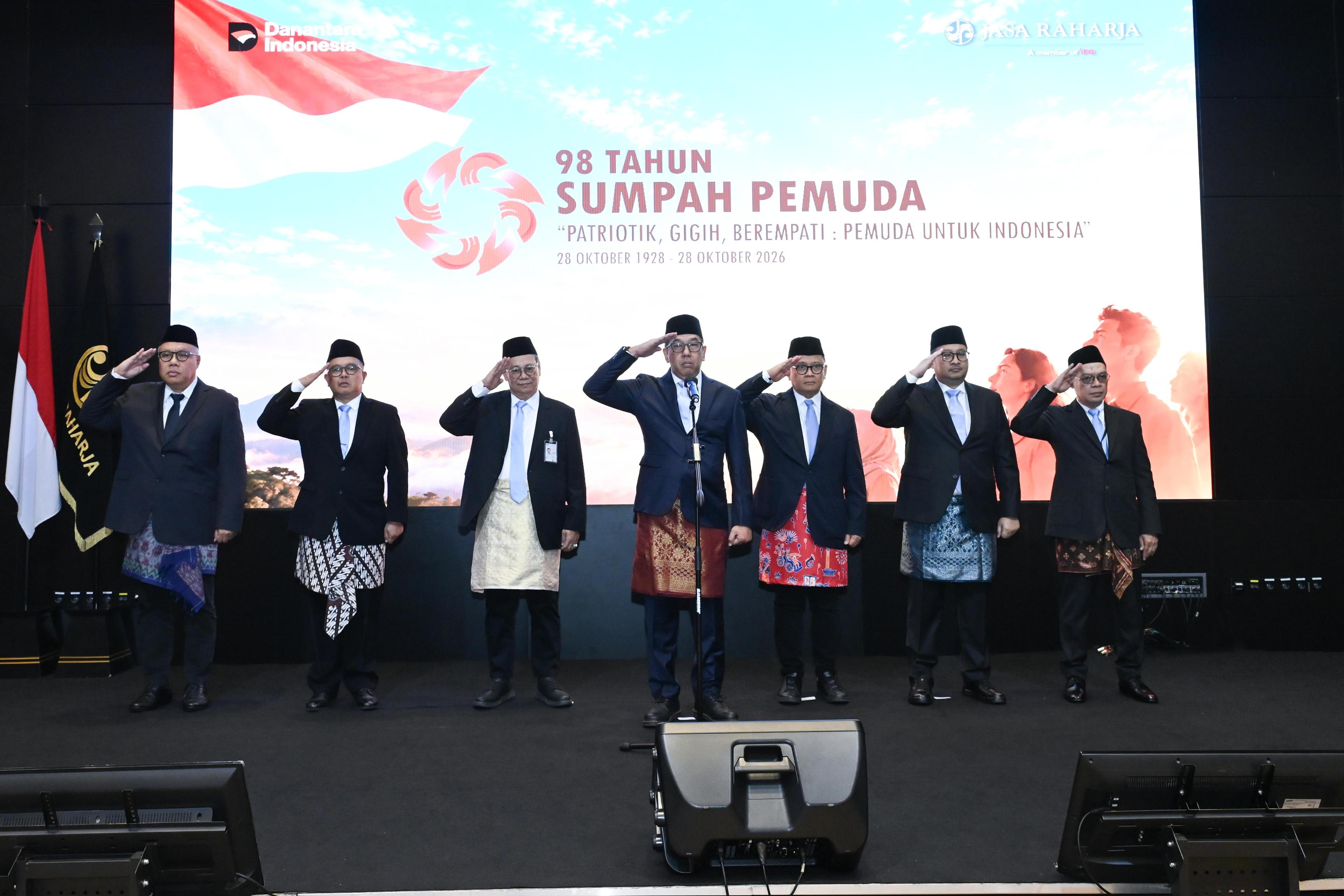 JAKARTA,28 Oktober 2026 – PT Jasa Raharja (Persero) mengajak seluruh insan perusahaan untuk memaknai peringatan Hari Sumpah Pemuda ke-98 sebagai momentum memperkuat integritas, semangat perbaikan, dan kepedulian dalam memberikan pelayanan kepada masyarakat. Semangat tersebut sejalan dengan tema peringatan tahun ini, yaitu “Patriotik, Gigih, Berempati: Pemuda untuk Indonesia.”

Pesan tersebut disampaikan Direktur Utama Jasa Raharja, Muhammad Awaluddin, dalam amanatnya pada Upacara Peringatan Hari Sumpah Pemuda, Rabu (28/10/2026). Ia menegaskan bahwa nilai-nilai Sumpah Pemuda tidak cukup dimaknai sebagai semangat kebangsaan semata, tetapi perlu diwujudkan melalui tindakan nyata, tanggung jawab, dan kontribusi yang memberikan manfaat bagi masyarakat.

Menurut Awaluddin, semangat persatuan yang ditunjukkan para pemuda pada 28 Oktober 1928 menjadi pengingat bahwa perbedaan bukanlah penghalang untuk bergerak bersama. Persatuan justru tercermin dari kesediaan setiap individu untuk mengesampingkan kepentingan kelompok dan berkontribusi bagi tujuan yang lebih besar. “Semangat kebangsaan pada akhirnya harus terlihat dari apa yang kita lakukan dan manfaat yang kita hadirkan bagi masyarakat,” ujarnya.

Ia menjelaskan, nilai patriotik bagi insan Jasa Raharja tercermin melalui kesungguhan dalam menjalankan pekerjaan, menjaga integritas, serta memastikan setiap tanggung jawab menghasilkan manfaat nyata. Sementara itu, kegigihan diwujudkan melalui kemauan untuk terus belajar, memperbaiki cara kerja, membangun kolaborasi yang lebih kuat, serta memanfaatkan teknologi dan data untuk meningkatkan kualitas pelayanan.

Adapun empati, lanjutnya, berarti memahami bahwa di balik setiap proses pelayanan terdapat manusia dengan kebutuhan dan harapan yang harus diperhatikan. Karena itu, pelayanan kepada korban kecelakaan maupun keluarga yang ditinggalkan harus mengedepankan kecepatan, kepastian, dan kepedulian.

“Bagi keluarga yang kehilangan anggota keluarganya akibat kecelakaan, persoalan koordinasi internal bukanlah sesuatu yang seharusnya mereka tanggung. Bagi korban yang membutuhkan penanganan, kecepatan, kepastian, dan kepedulian bukan sekadar nilai tambah. Semuanya merupakan bagian penting dari pengalaman pelayanan yang mereka rasakan,” jelas Awaluddin.

Perkuat Kolaborasi

Awaluddin menekankan bahwa kualitas pelayanan tidak dapat dibangun oleh satu unit kerja saja. Diperlukan koordinasi yang baik dan kesediaan setiap bagian untuk saling mendukung agar masyarakat memperoleh pelayanan yang terpadu. Menurutnya, masyarakat tidak melihat batas antara kantor pusat, kantor wilayah, maupun unit kerja lainnya. Masyarakat melihat Jasa Raharja sebagai satu kesatuan.
Oleh karena itu, keberhasilan suatu bagian perlu diikuti dengan perbaikan menyeluruh agar tidak ada persoalan pelayanan yang tertinggal. “Keberhasilan satu bagian belum cukup apabila keseluruhan pelayanan masih menyisakan persoalan,” tegasnya.

Ia menambahkan, semangat perbaikan perlu menjadi bagian dari budaya kerja seluruh insan Jasa Raharja. Setiap individu diharapkan berani mengambil inisiatif, memahami persoalan secara mendalam, serta menyampaikan gagasan yang didukung dasar kuat dan mampu menghasilkan perbaikan yang dirasakan langsung oleh masyarakat.

Dalam konteks tersebut, generasi muda memiliki ruang dan tanggung jawab untuk memberikan kontribusi tanpa harus menunggu jabatan. Di sisi lain, insan yang telah lebih dahulu berpengalaman diharapkan terus menjadi sumber pengetahuan dan teladan, sekaligus membuka ruang bagi generasi berikutnya untuk berkembang dan mengambil tanggung jawab yang lebih besar.

Lebih lanjut, Awaluddin mengingatkan bahwa perubahan tidak selalu harus dimulai dari langkah besar. Perbaikan dapat dimulai dari keberanian untuk menyelesaikan persoalan yang berlarut-larut, mengusulkan cara kerja yang lebih baik, serta menjalankan tanggung jawab dengan kualitas yang lebih baik dari hari sebelumnya.

Ia berharap peringatan Hari Sumpah Pemuda menjadi momentum bagi seluruh insan Jasa Raharja untuk memperkuat komitmen dalam menjaga integritas, meningkatkan kualitas pelayanan, dan menghadirkan kepedulian dalam setiap pelaksanaan tugas.

“Jangan sampai kita hanya mewarisi semangat para pemuda terdahulu sebagai cerita. Warisilah keberanian mereka sebagai tindakan,” tutup Awaluddin. 