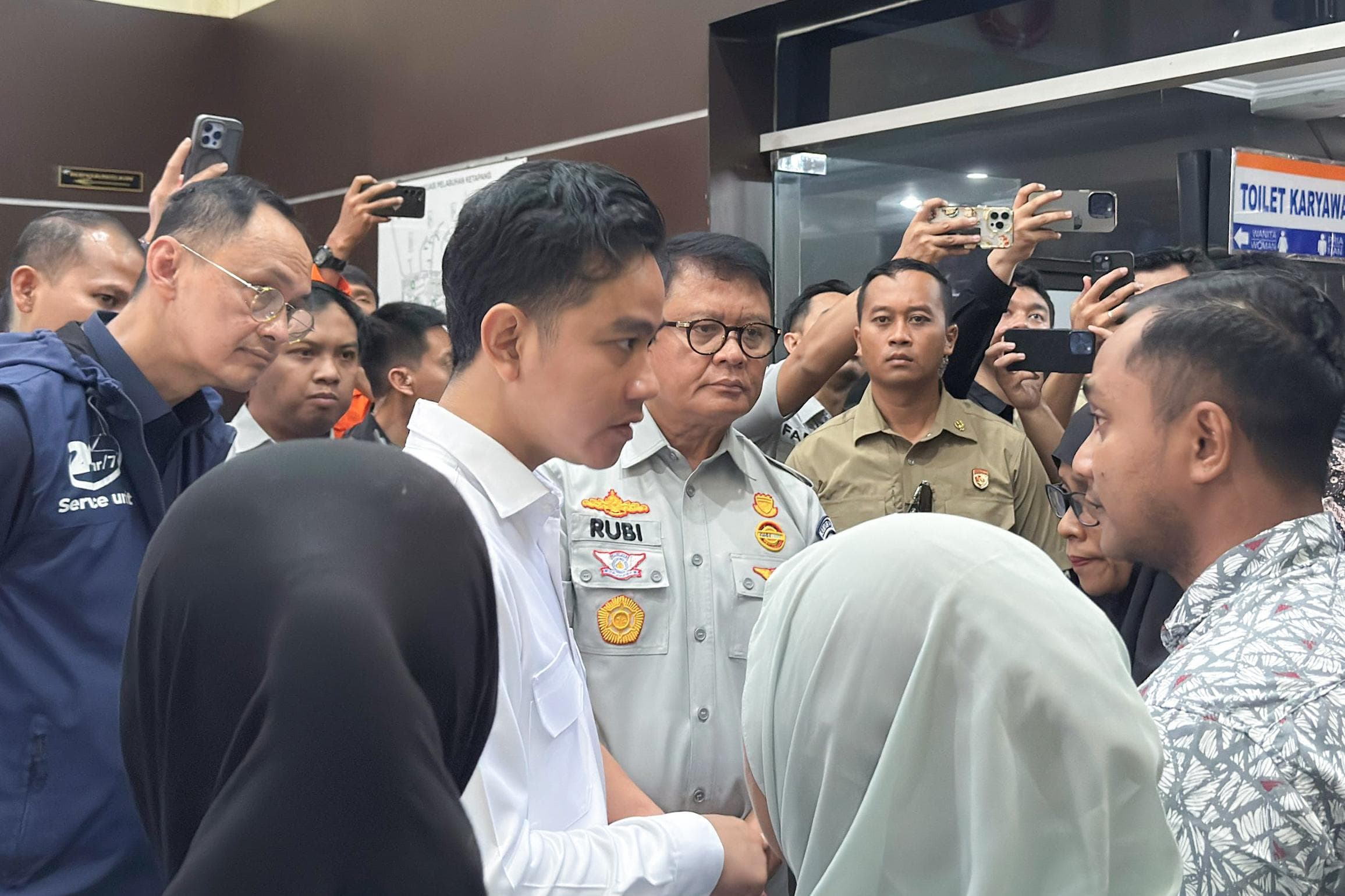 Jasa Raharja Dampingi Wapres Gibran Tinjau Penanganan Korban Kecelakaan KM Tunu Pratama Jaya di Pelabuhan Ketapang, Jawa Timur