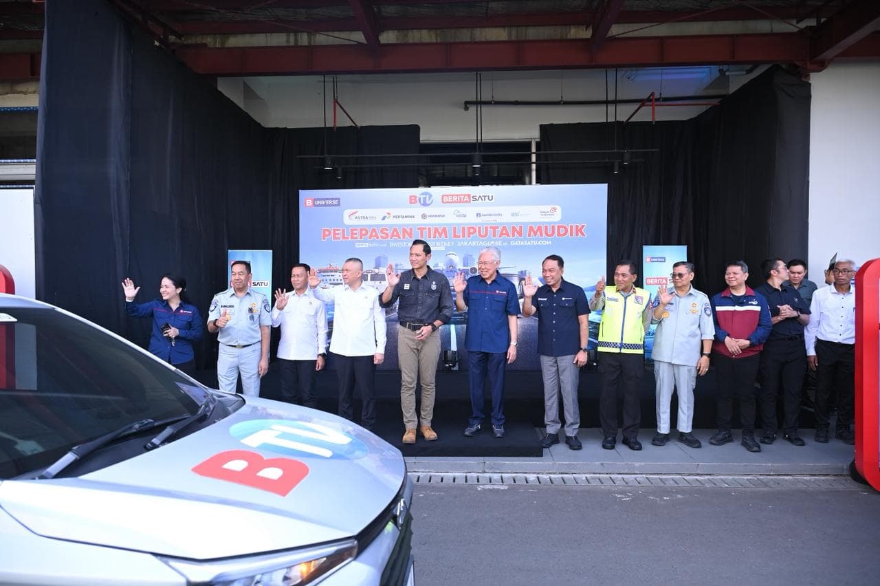 Jakarta, 10 Maret 2026 — Upaya menghadirkan informasi yang akurat dan cepat kepada masyarakat selama periode Idulfitri 2026 diperkuat melalui pelepasan Tim Liputan Arus Mudik B-Universe 2026 yang digelar pada Selasa, 10 Maret 2026 di Kantor B-Universe, Tangerang. Dalam kegiatan tersebut, Jasa Raharja hadir sebagai bentuk dukungan terhadap penyebaran informasi publik yang kredibel sekaligus upaya bersama meningkatkan keselamatan berkendara pada masa arus mudik dan balik Idulfitri 2026.
Kehadiran Jasa Raharja dalam kegiatan ini mencerminkan peran aktifnya dalam memberikan perlindungan dasar melalui asuransi kecelakaan, sekaligus mendukung penguatan ekosistem layanan transportasi nasional yang terintegrasi. Melalui kolaborasi lintas sektor, Jasa Raharja, sebagai BUMN yang menjadi bagian dari ekosistem Danantara Indonesia, terus berkomitmen memastikan kualitas pelayanan publik yang responsif dan berorientasi pada keselamatan masyarakat.
Acara pelepasan tim liputan B-Universe ini dihadiri oleh Menteri Koordinator Bidang Infrastruktur dan Pembangunan Kewilayahan RI Agus Harimurti Yudhoyono dan Menteri Perhubungan RI Dudy Purwagandhi. Bersama Direktur Utama Jasa Raharja Muhammad Awaluddin dan Direktur Operasional Jasa Raharja Ariyandi, hadir pula Direktur Jenderal Perhubungan Darat Kementerian Perhubungan Dr. Drs. Aan Suhanan, M.Si., Dirregident Korlantas Polri Brigjen Pol. Wibowo, S.I.K., M.Hum., serta Direktur Utama PT Jasa Marga Rivan A. Purwantono.
Executive Chairman B-Universe Enggartiasto Lukita menjelaskan bahwa program liputan mudik ini telah menjadi agenda tahunan yang bertujuan memberikan gambaran kondisi perjalanan mudik secara faktual kepada masyarakat. Melalui peliputan langsung dari berbagai titik jalur mudik, tim jurnalis akan menyampaikan perkembangan arus lalu lintas secara berkala agar masyarakat memperoleh informasi yang akurat, sehingga perjalanan mudik menjadi lebih aman dan nyaman.
“Kami berkomitmen menyampaikan situasi arus mudik secara apa adanya dan melakukan pembaruan informasi secara berkala, bahkan setiap jam. Dengan laporan langsung dari lapangan, masyarakat dapat memperoleh gambaran kondisi sebenarnya sekaligus meminimalkan penyebaran informasi yang tidak akurat,” ujar Enggartiasto saat membuka acara.
Dalam kesempatan tersebut, Menteri Koordinator Bidang Infrastruktur dan Pembangunan Kewilayahan Agus Harimurti Yudhoyono menyampaikan bahwa pemerintah telah menyiapkan berbagai langkah strategis untuk memastikan kelancaran arus mudik Lebaran 2026. Berdasarkan survei Kementerian Perhubungan, pergerakan masyarakat selama periode mudik diperkirakan mencapai sekitar 143,9 juta orang.
“Pemerintah menyiapkan transportasi multimoda agar mobilitas masyarakat dapat berjalan lancar. Kami memastikan kesiapan jalan nasional, jalan tol, maupun jalur arteri, sekaligus mengantisipasi titik-titik rawan kemacetan. Dukungan informasi dari tim liputan B-Universe di lapangan sangat penting agar masyarakat memperoleh informasi cepat dan akurat,” ujarnya.
Direktur Utama Jasa Raharja Muhammad Awaluddin menegaskan bahwa perusahaan terus memperkuat kesiapan pelayanan selama periode Angkutan Lebaran 2026. Menurutnya, kolaborasi antara pemerintah, media, dan berbagai stakeholder menjadi kunci dalam menciptakan perjalanan mudik yang aman dan tertib.
“Kami melihat bahwa arus mudik tahun ini diperkirakan sangat tinggi. Oleh karena itu, Jasa Raharja bersama berbagai pemangku kepentingan telah menyiapkan berbagai langkah antisipatif, termasuk pengoperasian posko pelayanan terpadu di sejumlah titik jalur mudik yang terintegrasi dengan berbagai stakeholder,” ujar Awaluddin.
Fasilitas yang terdapat di posko pelayanan terpadu ini di antaranya adalah pemeriksaan kesehatan, pengecekan kendaraan, hingga tempat istirahat bagi pemudik. Petugas Jasa Raharja akan bersiaga di posko-posko tersebut untuk membantu memberikan berbagai layanan kepada masyarakat. Langkah ini merupakan bagian dari komitmen perusahaan dalam menghadirkan pelayanan prima sekaligus mendukung terciptanya perjalanan mudik yang aman dan nyaman.
“Melalui posko pelayanan terpadu, kami ingin memastikan pemudik mendapatkan dukungan yang dibutuhkan selama perjalanan. Ini adalah bagian dari komitmen Jasa Raharja untuk melayani sepenuh hati sekaligus memastikan perlindungan dasar bagi masyarakat yang menggunakan berbagai moda transportasi,” tambahnya.
Melalui berbagai upaya tersebut, Jasa Raharja memastikan bahwa perlindungan bagi masyarakat tetap menjadi prioritas utama selama periode Angkutan Lebaran. Sinergi lintas sektor antara pemerintah, BUMN, media, serta para stakeholder terkait diharapkan mampu menghadirkan perjalanan mudik yang lebih aman, nyaman, dan selamat bagi seluruh masyarakat.