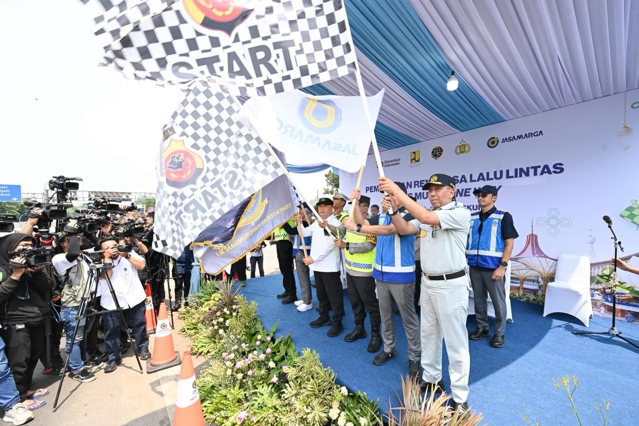 Cikampek – Direktur Utama PT Jasa Raharja, Muhammad Awaluddin, menghadiri kegiatan Flag Off pemberlakuan rekayasa lalu lintas one way nasional yang dilaksanakan oleh Korps Lalu Lintas (Korlantas) Polri di Gerbang Tol Cikampek Utama, Rabu (18/3).
Pemberlakuan one way nasional dilakukan mulai dari KM 70 Cikampek hingga KM 414 Kalikangkung sebagai langkah strategis untuk mengurai kepadatan kendaraan pada puncak arus mudik Lebaran 2026. Kebijakan ini merupakan bagian dari skenario manajemen lalu lintas terpadu yang diterapkan guna memastikan perjalanan masyarakat berlangsung aman dan lancar.
Sebelum Flag Off Oneway Nasional, Dirgakkum Korlantas Polri, Brigjen Pol. Faizal bersama Menteri Perhubungan Dudy Purwagandhi, Dirut Jasa Raharja Muhammad Awaluddin, dan Kapolda Jawa Barat, turut menyapa para pemudik serta membagikan bingkisan.
Direktur Utama Jasa Raharja, Muhammad Awaluddin, menyampaikan bahwa Jasa Raharja mendukung penuh kebijakan rekayasa lalu lintas nasional sebagai bagian dari upaya bersama dalam meningkatkan keselamatan transportasi.
“Jasa Raharja terus berkomitmen untuk hadir dalam setiap upaya peningkatan keselamatan transportasi, termasuk melalui dukungan terhadap kebijakan rekayasa lalu lintas seperti one way nasional. Kami berharap dengan sinergi seluruh stakeholder, arus mudik tahun ini dapat berjalan lebih lancar, aman, dan berkeselamatan,” ujar Awaluddin.
Ia menambahkan bahwa kolaborasi lintas sektor menjadi kunci dalam memastikan perlindungan optimal bagi masyarakat selama periode mudik. “Kolaborasi antara Korlantas, Kementerian Perhubungan, operator jalan tol, dan Jasa Raharja menjadi faktor penting dalam memastikan perlindungan menyeluruh bagi masyarakat,” tambahnya.
Sementara dalam sambutannya, Menteri Perhubungan menyampaikan bahwa penerapan kebijakan ini merupakan bentuk kehadiran pemerintah dalam memberikan pelayanan terbaik bagi masyarakat. “Secara resmi kita memberlakukan one way nasional dari KM 70 hingga KM 414. Ini adalah upaya untuk memastikan perjalanan mudik masyarakat berjalan lebih lancar dan aman,” ujarnya.
Kapolda Jawa Barat, Irjen Pol Rudi, menegaskan kesiapan jajarannya dalam mengawal pelaksanaan kebijakan one way nasional, khususnya di wilayah Jawa Barat yang menjadi jalur utama arus mudik. “Kami akan memastikan seluruh kendaraan yang melalui ruas Jawa Barat dapat berjalan dengan aman hingga sampai ke tujuan,” katanya.
Polda Jawa Barat juga telah menyiagakan personel di berbagai titik strategis, termasuk jalur tol dan arteri, guna memastikan kelancaran arus kendaraan selama kebijakan one way nasional berlangsung. Melalui sinergi tersebut, diharapkan arus mudik Lebaran 2026 dapat berjalan lebih lancar, tertib, dan berkeselamatan, sekaligus mempertegas kehadiran negara dalam memberikan perlindungan kepada masyarakat.