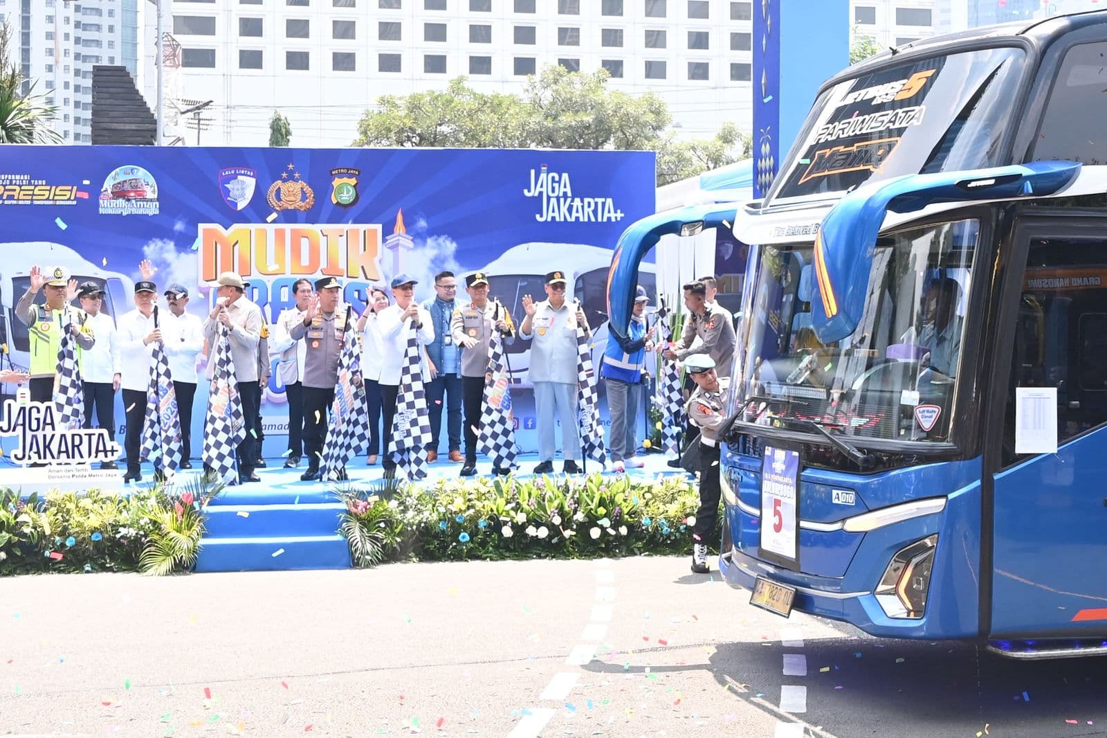 Jakarta, 18 Maret 2026 — Jasa Raharja menghadiri kegiatan pelepasan peserta program Mudik Gratis Polri Presisi 2026 yang berlangsung di Lapangan Polda Metro Jaya, Jakarta, pada hari ini (18/3/2026). Kegiatan ini menjadi wujud nyata kolaborasi lintas sektor dalam menghadirkan pelayanan publik yang aman dan nyaman bagi masyarakat yang hendak pulang ke kampung halaman menjelang Idulfitri 2026.
Program mudik gratis yang digagas oleh Polri ini menjadi bagian dari komitmen bersama untuk memastikan masyarakat dapat melakukan perjalanan mudik dengan aman dan selamat. Kehadiran berbagai kementerian dan lembaga dalam kegiatan tersebut juga mencerminkan semangat negara hadir melalui sinergi antara Kepolisian serta kementerian dan lembaga terkait, termasuk Jasa Raharja sebagai BUMN yang tergabung dalam ekosistem Danantara Indonesia.
Acara pelepasan pemudik secara resmi dipimpin oleh Kapolri Jenderal Pol. Drs. Listyo Sigit Prabowo, M.Si. Turut hadir dalam kegiatan tersebut Menteri Koordinator Bidang Politik dan Keamanan Jenderal TNI (Purn) Djamari Chaniago, Menteri Perhubungan Dudy Purwagandhi, Menteri Kesehatan Budi Gunadi Sadikin, Kakorlantas Polri Irjen Pol. Drs. Agus Suryonugroho, SH, M.Hum., serta Direktur Operasional Jasa Raharja Ariyandi.
Pada tahun ini, program Mudik Gratis Polri Presisi memberangkatkan sebanyak 81 bus dengan total 4.009 pemudik yang akan menuju berbagai kota di Jawa Tengah dan Daerah Istimewa Yogyakarta. Kapolri Jenderal Pol. Listyo Sigit Prabowo dalam kesempatan tersebut menyampaikan bahwa seluruh proses keberangkatan dilakukan dengan memastikan aspek keselamatan dan kesehatan para pengemudi serta penumpang melalui serangkaian pemeriksaan sesuai prosedur.
“Sebelum kita berangkatkan tentunya kita melakukan SOP untuk memastikan agar perjalanan utamanya pengemudi dalam kondisi sehat. Jadi kita melakukan pengecekan mulai dari tes urin, kemudian tes alkohol dan juga tes terkait dengan masalah penggunaan obat yang mungkin bisa membahayakan. Tadi Pak Menkes juga langsung menyaksikan,” ungkapnya.
Direktur Operasional Jasa Raharja Ariyandi menyampaikan bahwa kehadiran Jasa Raharja dalam kegiatan ini merupakan bentuk dukungan terhadap berbagai inisiatif pemerintah dan Kepolisian dalam memberikan perlindungan dan kenyamanan bagi masyarakat selama periode arus mudik dan balik Idulfitri 2026.
“Sebagai BUMN yang menjalankan mandat negara dalam memberikan perlindungan dasar kepada masyarakat melalui program asuransi kecelakaan, Jasa Raharja sangat mendukung berbagai inisiatif kolaboratif seperti program Mudik Gratis Polri Presisi ini. Sinergi antara Polri, kementerian terkait, dan berbagai BUMN menjadi kunci untuk memastikan masyarakat dapat melakukan perjalanan mudik dengan lebih aman dan nyaman,” ujar Ariyandi.
Menurut Ariyandi, periode mudik Lebaran merupakan salah satu momen dengan mobilitas masyarakat yang sangat tinggi sehingga membutuhkan koordinasi yang kuat antarinstansi. Oleh karena itu, berbagai langkah kolaboratif seperti program mudik gratis ini menjadi bagian penting dalam menciptakan sistem transportasi yang lebih aman dan tertib.
“Kami terus memperkuat koordinasi dengan berbagai pihak agar perlindungan kepada masyarakat dapat berjalan optimal. Prinsip kami adalah memberikan pelayanan yang responsif dan melayani sepenuh hati, sehingga kehadiran negara benar-benar dirasakan oleh masyarakat,” tambahnya.
Melalui sinergi antara Kepolisian, kementerian terkait, dan berbagai lembaga termasuk Jasa Raharja, penyelenggaraan mudik tahun ini diharapkan dapat berjalan lebih aman, tertib, dan lancar. Kolaborasi ini sekaligus mempertegas komitme bersama untuk menghadirkan sistem transportasi yang berkeselamatan serta memastikan setiap masyarakat yang melakukan perjalanan dapat terlindungi dengan baik.