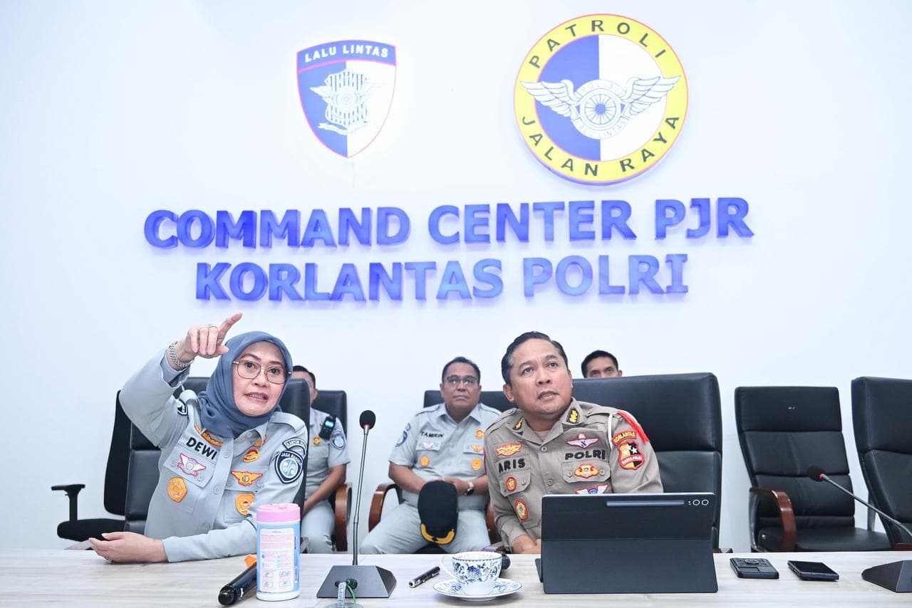 Jakarta, 24 Maret 2026 — Jasa Raharja bersama jajaran Korlantas Polri melakukan peninjauan langsung ke Command Center Kilometer 29 pada hari ini (23/3/2026) guna memastikan kesiapan pengamanan dan kelancaran arus balik Idulfitri 2026. Kegiatan ini menjadi bagian dari upaya memperkuat koordinasi lintas sektor dalam menghadirkan pelayanan publik yang optimal bagi masyarakat.
Tinjauan tersebut diikuti oleh Direktur Hubungan Kelembagaan Jasa Raharja Dewi Aryani Suzana yang secara langsung memantau kesiapan sistem pengendalian lalu lintas serta sinergi antar pemangku kepentingan di lapangan. Command Center KM 29 menjadi salah satu titik strategis dalam pengelolaan arus kendaraan, khususnya pada periode puncak arus balik.
Koordinasi antara Korlantas Polri dan berbagai stakeholder, termasuk Jasa Raharja, terus diperkuat untuk memastikan implementasi rekayasa lalu lintas berjalan efektif. Berbagai skema seperti contraflow, one way, hingga sistem ganjil-genap telah disiapkan mengikuti kondisi di lapangan.
Dewi Aryani Suzana menegaskan bahwa keterlibatan aktif Jasa Raharja dalam kegiatan ini merupakan wujud komitmen perusahaan sebagai bagian dari BUMN yang tergabung dalam ekosistem Danantara Indonesia untuk mendukung keselamatan masyarakat selama periode Idulfitri 2026.
“Melalui kegiatan peninjauan ini, kami memastikan kesiapan personel dan sistem operasional di lapangan berjalan optimal. Jasa Raharja terus berkoordinasi dengan Korlantas Polri dan seluruh stakeholder guna mengantisipasi lonjakan arus balik, sehingga masyarakat dapat melakukan perjalanan dengan aman, nyaman, dan berkeselamatan. Ini adalah bagian dari komitmen kami dalam memberikan pelayanan prima,” ujar Dewi.
Ia menambahkan bahwa dukungan Jasa Raharja tidak hanya terbatas pada aspek koordinasi, tetapi juga mencakup kesiapan layanan asuransi kecelakaan Jasa Raharja yang siaga selama periode Idulfitri. Hal ini menjadi bagian dari implementasi prinsip negara hadir dalam memberikan perlindungan dasar kepada masyarakat. Sementara itu, pihak Korlantas Polri menyampaikan bahwa sinergi dengan berbagai mitra, termasuk Jasa Raharja, sangat penting dalam memastikan kelancaran arus balik Idulfitri 2026. Pengawasan intensif di titik-titik krusial, seperti jalur contraflow dan bahu jalan, terus dilakukan guna meminimalkan potensi hambatan di lapangan.
Korlantas juga memprediksi adanya dua gelombang puncak arus balik, yakni pada 24–25 Maret dan 28–29 Maret 2026. Untuk itu, seluruh personel dan sistem pemantauan akan dioptimalkan secara real-time guna merespons dinamika lalu lintas secara cepat dan tepat.
Setelah kunjungan di Command Center KM 29, Dewi Aryani Suzana melanjutkan kegiatan dengan berkunjung ke Posko Pusat Angkutan Lebaran Terpadu 2026 di Kantor Kementerian Perhubungan RI. Dalam kesempatan tersebut, ia melakuka pemantauan langsung terhadap kesiapan lintas sektor serta memperkuat koordinasi dengan berbagai instansi terkait. Selanjutnya, Dewi juga melakukan pemantauan dan koordinasi di Kantor Pusat Jasa Raharja guna memastikan kesiapan internal perusahaan tetap optimal dalam mendukung kelancaran arus balik Idulfitri 2026.
Sebagai perusahaan yang mengedepankan nilai melayani sepenuh hati, Jasa Raharja terus berupaya menghadirkan layanan yang responsif dan terintegrasi dengan berbagai pihak. Kolaborasi ini diharapkan mampu memberikan rasa aman bagi masyarakat serta mendukung kelancaran mobilitas selama periode arus balik Idulfitri 2026.
