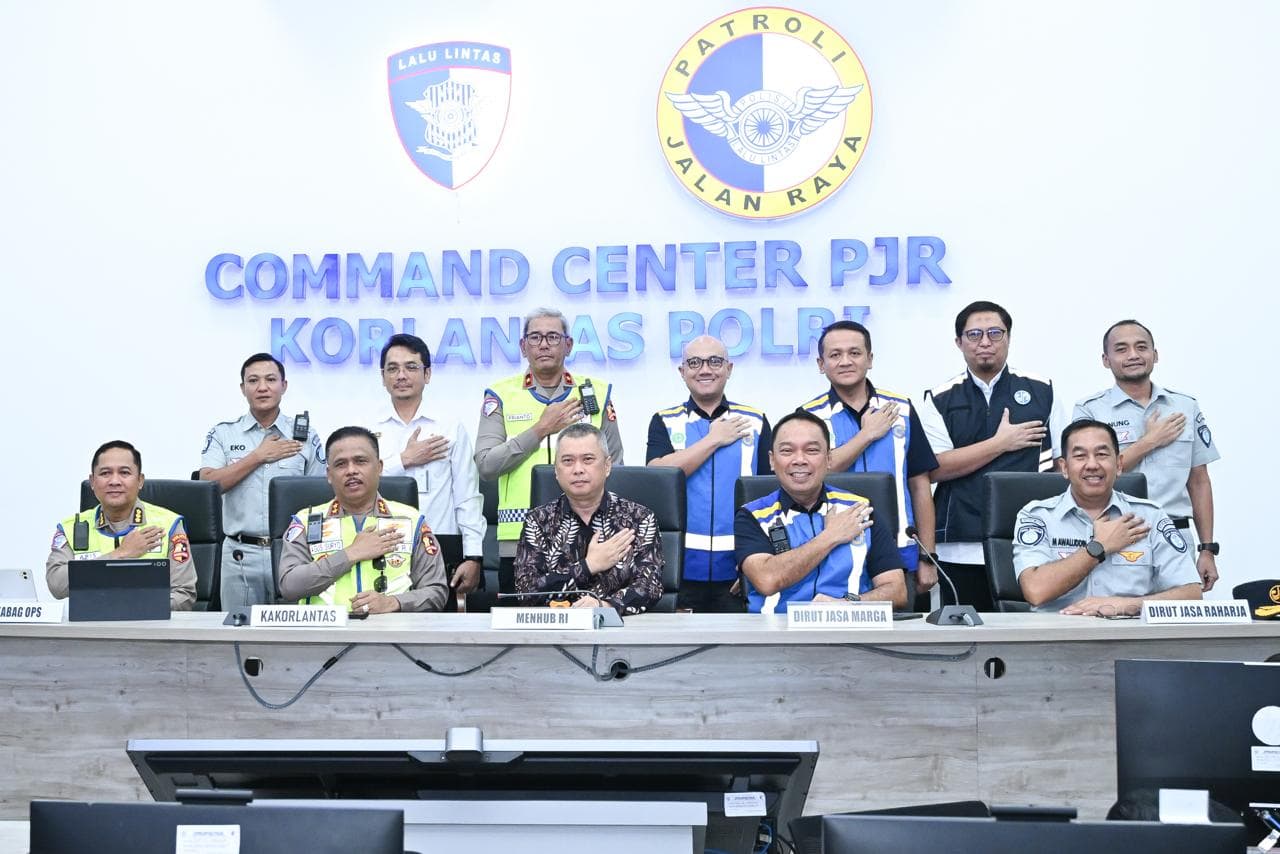 Jakarta, 27 Maret 2026 — Jasa Raharja mencatat adanya penurunan jumlah kecelakaan dan fatalitas korban selama periode arus mudik dan balik Idulfitri 2026. Berdasarkan evaluasi Operasi Ketupat 2026, penurunan tersebut dinilai tidak terlepas dari efektivitas penerapan rekayasa lalu lintas, termasuk sistem one-way dan pengaturan distribusi kendaraan di sejumlah titik strategis.
Hal ini disampaikan dalam acara Pembukaan Manajemen Rekayasa Lalu Lintas One Way Tahap II yang berlangsung di Command Center PJR KORLANTAS POLRI KM 29, Jumat (27/3), dan dibuka langsung oleh Menteri Perhubungan RI Dudy Purwagandhi. Kegiatan ini mencerminkan sinergi lintas sektor antara kepolisian, kementerian, dan BUMN, termasuk Jasa Raharja, dalam mewujudkan komitmen negara hadir dalam memberikan perlindungan dan pelayanan publik yang optimal selama periode Idulfitri 2026.
Dalam kegiatan tersebut, Kakorlantas Polri Irjen. Pol. Drs. Agus Suryonugroho, S.H., M.Hum. menyampaikan bahwa telah terjadi penurunan jumlah kecelakaan dan angka fatalitas selama Operasi Ketupat 2026 berlangsung dibandingkan pada periode yang sama tahun sebelumnya.
“Berdasarkan hasil pengecekan peristiwa kecelakaan selama pelaksanaan Operasi Ketupat, terjadi penurunan fatalitas korban kecelakaan hingga 30,4%. Selain itu, jumlah peristiwa kecelakaan juga mengalami penurunan sebesar 5,3%,” ujar Agus.
Penerapan manajemen lalu lintas seperti sistem one way, contra flow, serta pengaturan distribusi kendaraan di jalur tol dan non-tol menjadi strategi utama dalam mengurai kepadatan kendaraan, sehingga perjalanan baik mudik maupun balik menjadi lebih aman dan nyaman. Langkah ini juga didukung oleh kehadiran petugas di lapangan, termasuk petugas Jasa Raharja, yang turut aktif dalam pemantauan dan penanganan kecelakaan lalu lintas.
Direktur Utama Jasa Raharja Muhammad Awaluddin menambahkan bahwa meskipun terjadi penurunan angka kecelakaan, perhatian tetap perlu diberikan pada dominasi kendaraan roda dua serta kecelakaan di jalan non-tol.
“Kami mencermati bahwa peristiwa kecelakaan masih didominasi oleh kendaraan roda dua yang terjadi di jalur non-tol. Oleh karena itu, pengaturan distribusi lalu lintas dan kendaraan menjadi sangat penting agar arus balik dapat lebih terkendali dan risiko kecelakaan dapat ditekan,” jelas Awaluddin.
Lebih lanjut, Awaluddin menyampaikan bahwa sebagai penyelenggara asuransi kecelakaan Jasa Raharja, perusahaan telah memastikan penyaluran santunan kepada korban kecelakaan berjalan dengan cepat dan tepat.
“Hingga saat ini, kami telah menyalurkan santunan kepada korban meninggal dunia maupun ahli waris dengan total nilai mencapai Rp11,9 miliar. Ini merupakan bagian dari komitmen kami dalam memberikan pelayanan prima kepada masyarakat, serta memastikan bahwa hak korban terpenuhi secara optimal,” tambahnya.
Sebagai bagian dari BUMN di bawah koordinasi Danantara Indonesia, Jasa Raharja terus memperkuat perannya dalam memberikan perlindungan dasar kepada masyarakat. Dengan semangat melayani sepenuh hati, berbagai langkah strategis dilakukan untuk memastikan kehadiran negara dirasakan dalam setiap layanan, khususnya pada momentum dengan mobilitas tinggi seperti Idulfitri.
Keberhasilan menekan angka kecelakaan ini juga menunjukkan pentingnya kolaborasi antara seluruh stakeholder, serta meningkatnya kesadaran masyarakat dalam berlalu lintas. Jasa Raharja menegaskan komitmennya untuk terus mendukung keselamatan transportasi dan meningkatkan kualitas pelayanan publik, sebagai bagian dari kontribusi nyata dalam melindungi masyarakat Indonesia.