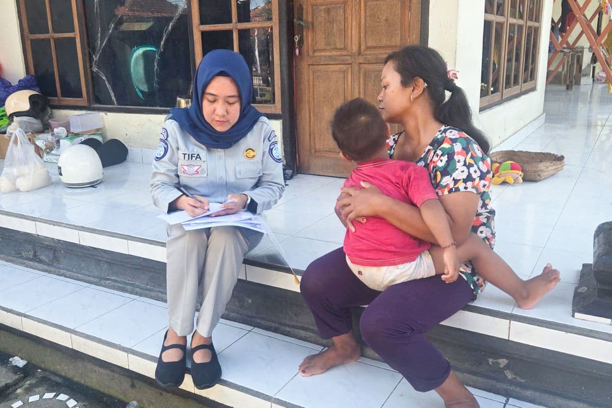 Setiap April, nama R.A. Kartini kembali mengingatkan kita bahwa perjuangan perempuan tidak pernah berhenti. Ia tidak hanya berbicara tentang kesetaraan, tetapi juga tentang keberanian untuk mandiri, mengambil keputusan, dan membawa perubahan bagi kehidupan yang lebih baik. Semangat itu kini hadir dalam berbagai wajah perempuan Indonesia, termasuk mereka yang bangkit di tengah ujian hidup.
Di sinilah Jasa Raharja mengambil peran. Tidak hanya sebagai penyedia perlindungan dasar bagi korban kecelakaan lalu lintas, tetapi juga sebagai bagian dari ekosistem yang mendorong pemberdayaan perempuan. Kecelakaan tidak hanya berdampaknya pada korban. Banyak perempuan harus menjadi tulang punggung keluarga setelah kehilangan suami.
Data menunjukkan, korban kecelakaan lalu lintas didominasi oleh laki-laki usia produktif. Kondisi ini membuat perubahan drastis dalam struktur ekonomi keluarga. Perempuan sebagai pengelola rumah tangga, tiba-tiba harus berdiri sendiri, mengambil alih peran sebagai pencari nafkah. Dalam situasi seperti ini, kehadiran negara melalui perlindungan dan pendampingan menjadi sangat penting.
Melalui layanan santunan yang cepat, transparan, dan terintegrasi, Jasa Raharja memastikan hak ahli waris terpenuhi. Namun, langkah tersebut tidak berhenti di sana. Perusahaan juga menghadirkan berbagai program pemberdayaan untuk mendorong kemandirian ekonomi, khususnya bagi para perempuan yang menjadi ahli waris korban kecelakaan.
Salah satu upaya nyata dilakukan melalui program Tanggung Jawab Sosial dan Lingkungan (TJSL), Pemberdayaan Ekonomi untuk Keluarga Ahli Waris Berdaya dan Terampil (JR Pelita), serta dukungan terhadap UMKM, yang mendorong perempuan untuk mengembangkan usaha mandiri. Program ini tidak hanya memberikan dukungan modal, tetapi juga pembinaan, pelatihan, hingga pendampingan agar para perempuan mampu bangkit dan membangun kehidupan yang lebih baik.
Lebih dari itu, perempuan juga memiliki peran strategis dalam membangun budaya keselamatan sejak dari rumah. Edukasi tentang tertib berlalu lintas sejatinya berawal dari keluarga, di mana ibu menjadi sosok pertama yang menanamkan nilai disiplin, kehati-hatian, dan kepedulian terhadap keselamatan.
Direktur Hubungan Kelembagaan Jasa Raharja, Dewi Aryani Suzana, menyampaikan bahwa semangat Kartini masih sangat relevan dalam konteks perempuan masa kini. “Menjadi wanita masa kini adalah tentang memiliki keberanian untuk berdiri tegak menentukan pilihan dan menjadi mandiri atas setiap jalan hidup yang kita pilih.
Kemandirian bukan hanya soal pembuktian diri, tapi tentang percaya bahwa kita memiliki kekuatan untuk membawa perubahan. Semangat inilah yang dahulu diperjuangkan oleh Ibu Kartini,” ujarnya.
Menurutnya, semangat tersebut kini hidup dalam keseharian perempuan Indonesia dan telah menjelma menjadi energi luar biasa di tangan perempuan-perempuan hebat Indonesia. “Kartini masa kini ada pada mereka yang melangkah tangguh, mandiri, dan mereka yang menggerakkan roda ekonomi, hingga mereka yang dengan penuh kasih merawat cinta dan harapan dari dalam rumah, serta menghadirkan manfaat nyata bagi lingkungan sekitarnya,” ungkap Dewi.
Melalui berbagai inisiatif perlindungan dan pemberdayaan, Jasa Raharja berupaya memastikan bahwa setiap perempuan memiliki kesempatan untuk bangkit dan berkembang. Semangat Kartini hari ini bukan hanya tentang emansipasi, tetapi tentang keberanian untuk terus melangkah dengan perlindungan, dukungan, dan harapan yang nyata