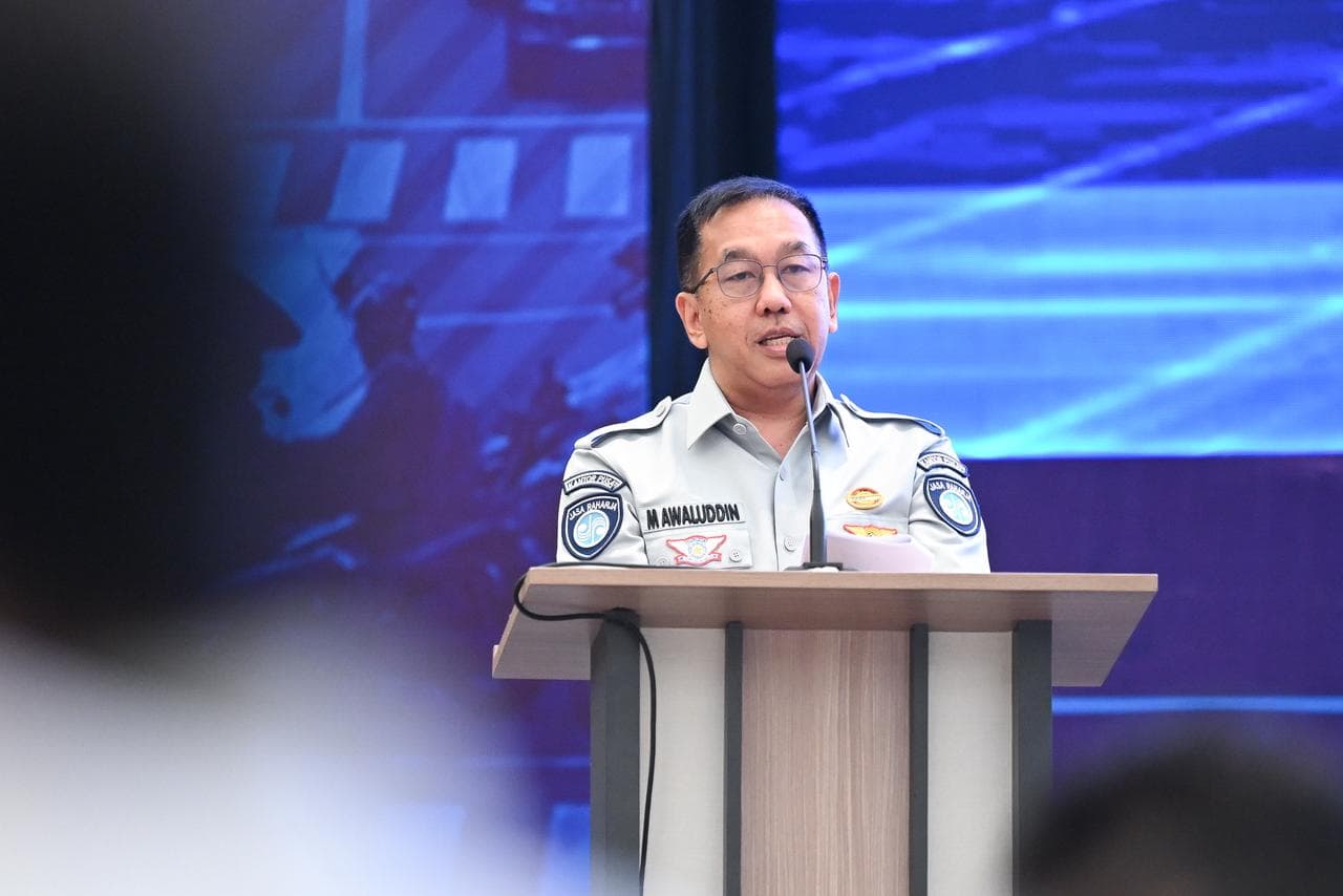 Semarang, 23 April 2026 — Jasa Raharja turut ambil bagian dalam Rapat Koordinasi Analisa dan Evaluasi (Anev) Operasi Ketupat 2026 yang diselenggarakan di Semarang, Jawa Tengah, pada Rabu (23/4). Kehadiran Jasa Raharja dalam rakor ini menegaskan komitmen perusahaan sebagai bagian dari BUMN yang tergabung dalam ekosistem Danantara Indonesia untuk terus memperkuat pelayanan publik, khususnya dalam perlindungan terhadap masyarakat pengguna transportasi umum selama periode arus mudik dan balik Idulfitri 2026.
Rapat koordinasi ini menjadi momentum untuk mengevaluasi pelaksanaan Operasi Ketupat 2026 sekaligus merumuskan langkah perbaikan guna meningkatkan keselamatan dan kelancaran Operasi Ketupat dan Angkutan Lebaran ke depan. Kehadiran Jasa Raharja menjadi wujud komitmen dalam meningkatkan kualitas layanan transportasi bagi masyarakat.
Rakor dibuka oleh Kakorlantas Polri Irjen Pol. Drs. Agus Suryonugroho, S.H., M.Hum. dan dihadiri oleh Menteri Perhubungan Dudy Purwagandhi, Direktur Utama Jasa Raharja Muhammad Awaluddin, Direktur Utama Jasa Marga Rivan A. Purwantono, Direktur Utama ASDP Heru Widodo, serta Direktur Pelindo Achmad Muchtasyar. Kehadiran seluruh stakeholder keselamatan transportasi ini merupakan wujud nyata negara hadir dalam memberikan perlindungan dan memastikan keselamatan masyarakat selama periode mobilitas Idulfitri 2026.
Dalam sambutan pembukaannya, Kakorlantas Polri Irjen Pol. Agus Suryonugroho menekankan bahwa keberhasilan Operasi Ketupat 2026 tidak hanya diukur dari kelancaran arus lalu lintas, tetapi juga dari tingkat keselamatan pengguna jalan. Ia menegaskan pentingnya sinergi lintas sektor dalam menjaga stabilitas lalu lintas selama periode arus mudik dan balik, termasuk optimalisasi rekayasa lalu lintas, kesiapsiagaan personel, serta pemanfaatan teknologi untuk mendukung pengambilan keputusan secara cepat dan tepat.
Sementara itu, Menteri Perhubungan Dudy Purwagandhi menyampaikan bahwa evaluasi ini merupakan bagian penting dari upaya berkelanjutan untuk meningkatkan kualitas penyelenggaraan angkutan Lebaran.
“Kementerian Perhubungan bersama seluruh stakeholder telah menyampaikan berbagai analisa dan evaluasi terhadap pelaksanaan Operasi Ketupat dan Angkutan Lebaran tahun ini. Harapannya, ke depan penyelenggaraan transportasi Lebaran dapat semakin baik, karena ekspektasi masyarakat terhadap negara terus meningkat. Inovasi harus terus dihadirkan agar masyarakat dapat merasakan perjalanan yang aman, nyaman, dan berkeselamatan,” ujarnya.
Dalam memberikan perlindungan dasar bagi korban kecelakaan lalu lintas, Jasa Raharja berperan aktif dalam mendukung keberhasilan Operasi Ketupat melalui berbagai langkah strategis. Mulai dari koordinasi intensif dengan kepolisian dan instansi terkait, hingga kesiapsiagaan petugas di lapangan dalam memastikan proses penanganan korban kecelakaan berjalan cepat dan tepat sebagai bagian dari komitmen hadir melayani sepenuh hati.
Direktur Utama Jasa Raharja Muhammad Awaluddin menyampaikan bahwa Rakor Anev ini menjadi momentum penting untuk memperkuat kolaborasi lintas sektor. “Evaluasi ini memberikan gambaran menyeluruh atas pelaksanaan Operasi Ketupat 2026. Jasa Raharja berkomitmen untuk terus meningkatkan kualitas pelayanan, khususnya dalam percepatan penyerahan santunan dan optimalisasi koordinasi di lapangan, sehingga kehadiran kami benar-benar dirasakan oleh masyarakat,” ujarnya.
Lebih lanjut, ia menambahkan bahwa sinergi antarinstansi menjadi kunci utama dalam menciptakan sistem transportasi yang berkeselamatan. Melalui dukungan teknologi, penguatan data, serta peningkatan kapasitas sumber daya manusia, Jasa Raharja terus berupaya menghadirkan pelayanan publik yang responsif dan adaptif terhadap dinamika di lapangan.
Keikutsertaan dalam Rakor Anev Operasi Ketupat 2026 memperkuat peran Jasa Raharja dalam mendukung sistem transportasi nasional yang aman dan berkelanjutan melalui kolaborasi lintas sektor. Ke depan, Jasa Raharja akan terus memperkuat perannya sebagai penyelenggara asuransi kecelakaan Jasa Raharja yang andal sekaligus salah satu stakeholder dalam meningkatkan keselamatan lalu lintas.