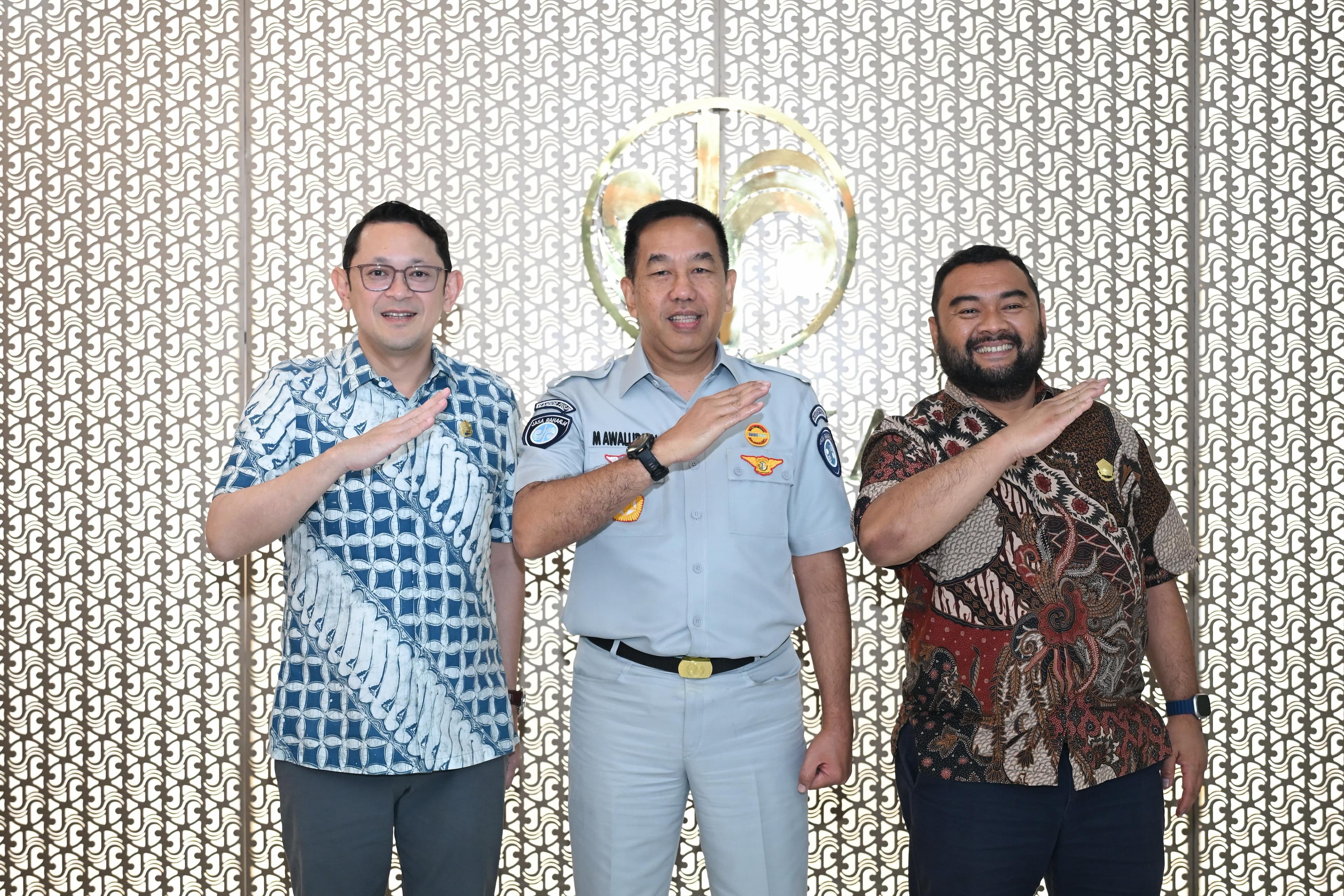 Jakarta, 24 April 2026 – Upaya memperkuat keselamatan transportasi nasional terus digencarkan melalui kolaborasi lintas sektor. Untuk itu, Jasa Raharja hari ini (24/4) menggelar pertemuan dengan Dewan Pimpinan Pusat (DPP) Organda di Kantor Pusat Jasa Raharja, Jakarta, dihadiri oleh Direktur Utama Muhammad Awaluddin beserta jajaran, serta Ketua Umum DPP Organda Adrianto Djokosoetomo dan Sekretaris Jenderal Kurnia Lesani Adnan. Pertemuan ini menjadi langkah nyata untuk memperkuat sinergi dalam meningkatkan keselamatan serta kualitas pelayanan publik di sektor transportasi.
Sebagai BUMN yang menjadi bagian dari Danantara Indonesia, Jasa Raharja terus mendorong kolaborasi dengan stakeholder keselamatan transportasi untuk memastikan negara hadir memberikan perlindungan kepada masyarakat. Pertemuan ini bertujuan menyelaraskan langkah bersama antara Jasa Raharja dan DPP Organda melalui penguatan integrasi data transportasi, peningkatan program keselamatan, serta pembentukan forum kolaboratif yang dapat direplikasi hingga ke daerah.
Sinergi ini diharapkan mampu menghadirkan sistem transportasi yang lebih aman, terintegrasi, dan responsif terhadap kebutuhan masyarakat, sekaligus memperkuat pelayanan publik yang berorientasi pada kepentingan luas.
Direktur Utama Jasa Raharja Muhammad Awaluddin menyampaikan bahwa kolaborasi ini difokuskan pada tiga program utama yang akan menjadi prioritas bersama.
“Kami melihat ada tiga program utama yang bisa kita dorong bersama dengan DPP Organda. Pertama, integrasi data transportasi publik yang melibatkan berbagai pemangku kepentingan, sehingga kebutuhan masyarakat dan kualitas pelayanan publik dapat ditingkatkan secara signifikan. Kedua, penguatan program keselamatan transportasi melalui kolaborasi nyata di lapangan untuk menekan angka kecelakaan sekaligus menurunkan tingkat fatalitas. Ketiga, pembentukan forum kolaborasi yang tidak hanya berjalan di tingkat nasional, tetapi juga dapat direplikasi di daerah bersama jaringan DPP Organda dan kantor wilayah Jasa Raharja di seluruh Indonesia,” ujarnya.
Komitmen tersebut sejalan dengan peran Jasa Raharja berjalan optimal dalam menghadirkan pelayanan prima dan memastikan perlindungan dasar bagi korban kecelakaan lalu lintas. Perusahaan juga terus memperkuat kualitas layanan kepada masyarakat melalui pendekatan kolaboratif dan berbasis data, sekaligus mengedepankan prinsip melayani sepenuh hati dalam setiap proses pelayanan.
Sementara itu, Ketua Umum DPP Organda Adrianto Djokosoetomo menyambut baik sinergi yang dibangun bersama Jasa Raharja. “Kami mengapresiasi diskusi yang terbuka dan terarah ini. Fokus kami bersama ada pada tiga hal utama, yaitu kolaborasi, keselamatan, dan pendataan. Melalui kerja sama ini, kami berharap pembinaan dan edukasi keselamatan bagi anggota Organda serta masyarakat dapat ditingkatkan secara lebih efektif dan berkelanjutan,” ungkapnya.
Kolaborasi antara Jasa Raharja dan DPP Organda juga diharapkan mampu memperkuat ekosistem transportasi nasional yang lebih terintegrasi. Dengan melibatkan berbagai stakeholder, termasuk operator transportasi dan instansi terkait, program-program yang dihasilkan tidak hanya berdampak pada peningkatan keselamatan, tetapi juga pada efisiensi dan kualitas layanan transportasi secara keseluruhan.
Jasa Raharja berkomitmen untuk terus menghadirkan pelayanan yang berdampak nyata bagi masyarakat luas. Upaya ini tidak hanya mempertegas peran perusahaan dalam menghadirkan perlindungan bagi masyarakat, tetapi juga memastikan bahwa setiap langkah yang diambil memberikan kontribusi terhadap keselamatan dan kesejahteraan publik.