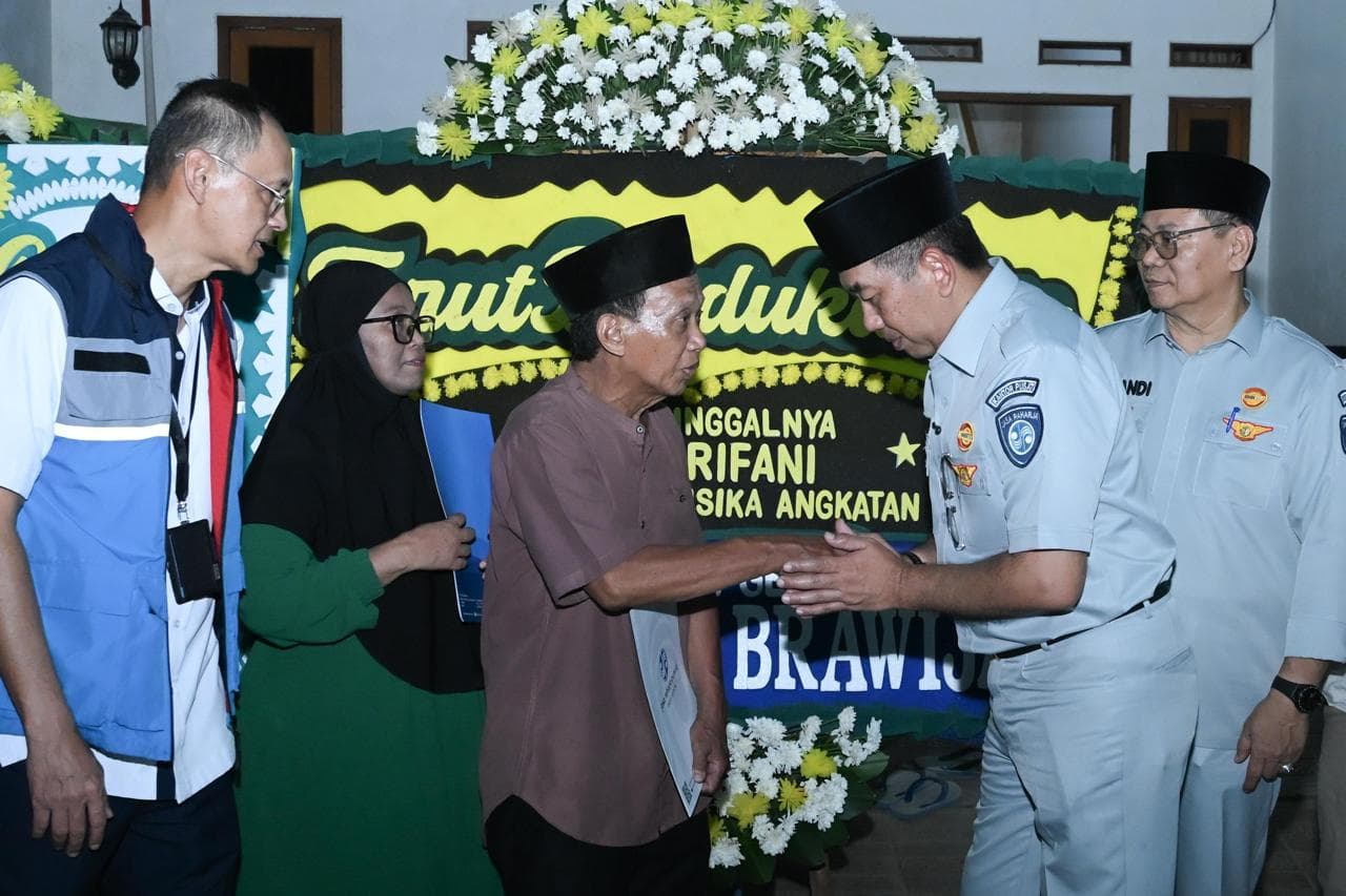 Jakarta – PT Jasa Raharja menyerahkan santunan kepada empat ahli waris korban meninggal dunia dalam kecelakaan KRL dengan kereta api jarak jauh yang terjadi di Bekasi pada Senin, 27 April 2026.
Santunan untuk korban Adelia Rifani diserahkan langsung oleh Direktur Utama Jasa Raharja, Muhammad Awaluddin, kepada ayah korban, Haerusli, sebagai ahli waris sah, pada Selasa (28/04/2026). Sementara itu, santunan bagi korban Nurlaela diserahkan kepada suaminya, Haris Rusman, santunan bagi korban Ristuti Kustirahayu diserahkan kepada suaminya, Suyatno, dan santunan bagi korban Enggar Retno K., diserahkan kepada suaminya.
Direktur Utama Jasa Raharja, Muhammad Awaluddin, menyampaikan bahwa santunan tersebut merupakan salah satu bentuk nyata kehadiran negara dalam memberikan perlindungan dasar kepada masyarakat. Hal ini sebagaimana amanah Undang-Undang Nomor 33 Tahun 1964. “Kami memastikan seluruh hak korban dapat diselesaikan dengan cepat dan tepat. Ini adalah bentuk komitmen kami bahwa negara hadir untuk memberikan perlindungan kepada masyarakat,” ujarnya.
Ia menegaskan bahwa kecepatan penyerahan santunan menjadi prioritas utama, mulai dari proses pendataan korban, verifikasi ahli waris, hingga penyaluran santunan. “Kami berupaya agar santunan dapat diterima oleh ahli waris secepat mungkin, sehingga dapat meringankan beban keluarga yang ditinggalkan,” tambahnya.
Berdasarkan data yang dihimpun hingga Selasa, pukul 18.00 WIB, total korban dalam kecelakaan tersebut mencapai 103 orang, yang terdiri dari 15 meninggal dunia dan 88 luka-luka. Dari total korban meninggal dunia, 4 korban sudah dibayarkan santunannya dan 11 korban teridentifikasi, sedang dalam proses survei.
Masing-masing ahli waris korban meninggal dunia menerima santunan dari Jasa Raharja sebesar Rp50 juta. Selain itu, melalui kerja sama KAI dengan Jasaraharja Putera, terdapat tambahan santunan sebesar Rp40 juta. Sementara itu, untuk korban luka-luka, Jasa Raharja menjamin biaya perawatan hingga maksimal Rp20 juta, serta tambahan jaminan dari Jasaraharja Putera hingga Rp30 juta.