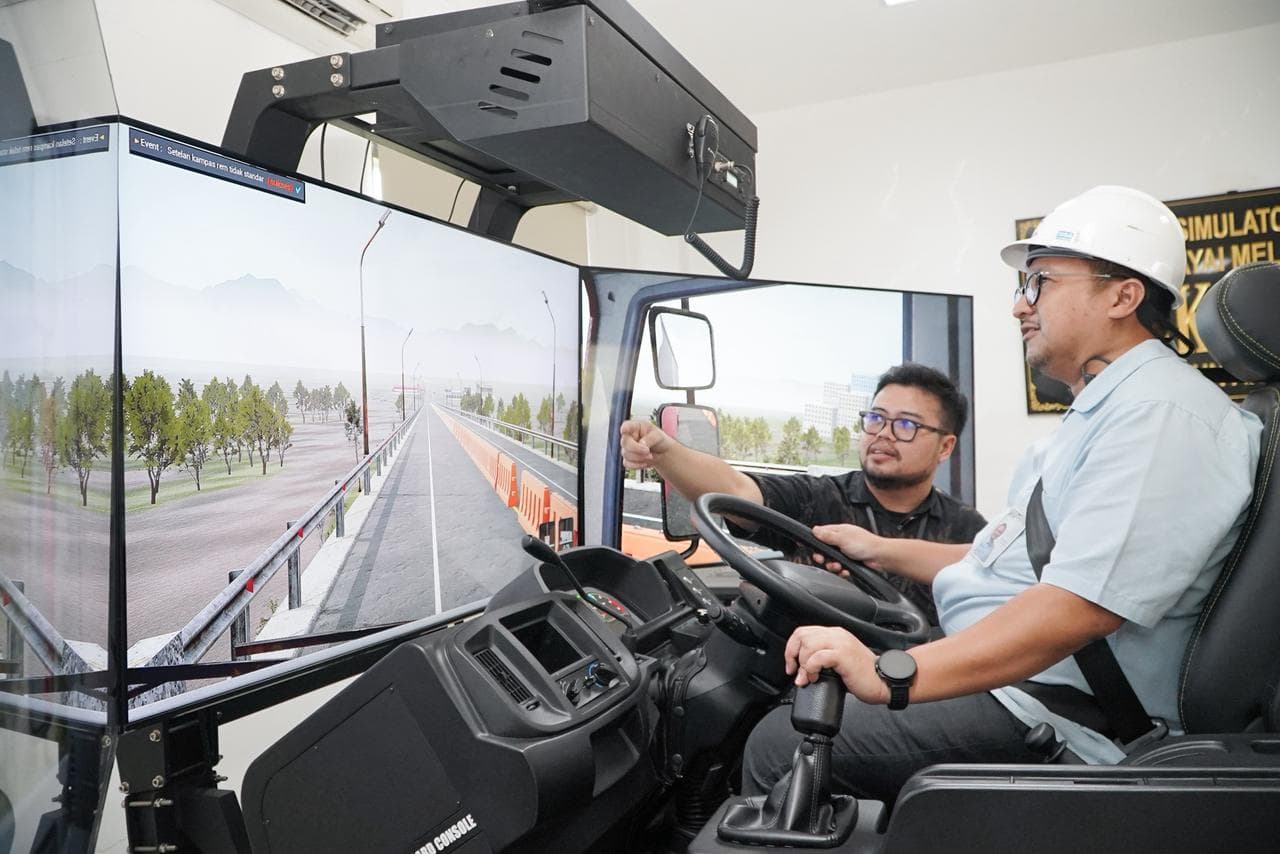Jakarta, 30 April 2026 – Jasa Raharja melakukan kunjungan kerja ke Politeknik Transportasi Darat (Poltrada) Bali di Tabanan, Bali, pada Jumat, 24 April 2026. Kunjungan ini dihadiri oleh Direktur Kepatuhan dan Manajemen Risiko Jasa Raharja Harwan Muldidarmawan, Kepala Divisi Manajemen Risiko Emil F. Latief, Kepala Divisi Kepatuhan dan Hukum Gannis Indra S serta Kepala Kantor Wilayah Jasa Raharja Bali Benyamin Bob Panjaitan. Dari pihak Poltrada Bali, hadir Wakil Direktur I Ari Budi Sulistyo, Kepala Bagian Administrasi Akademik dan Ketarunaan Yohan Wibisono, serta jajarannya.
Kunjungan ini bertujuan memperkuat sinergi antara Jasa Raharja dan Poltrada Bali dalam meningkatkan keselamatan transportasi, khususnya melalui penguatan regulasi, manajemen risiko, dan mitigasi kecelakaan. Bagi Jasa Raharja, kolaborasi ini menjadi langkah memperluas peran sebagai BUMN yang memberikan perlindungan dasar bagi kecelakaan lalu lintas. Sementara bagi Poltrada Bali, sinergi ini diharapkan dapat memperkaya perspektif akademik dan praktik lapangan dalam mencetak sumber daya manusia transportasi yang berkompeten dan berorientasi keselamatan.
Kegiatan diawali dengan peninjauan sarana prasarana kampus, khususnya fasilitas pengujian keselamatan transportasi. Dalam kesempatan tersebut, turut dilakukan peninjauan berbagai alat uji keselamatan kendaraan, meliputi headlight tester robotik untuk menguji intensitas dan arah sorot lampu, roller brake tester untuk mengukur kinerja sistem pengereman, light retro reflector tester (APC tester) untuk memastikan daya pantul reflektor dalam kondisi minim cahaya, serta over dimension estimator (ODOL) untuk mendeteksi pelanggaran dimensi kendaraan secara akurat.
Pertemuan ini menjadi momentum penting dalam memperkuat sinergi yang tidak hanya berfokus pada kesiapan infrastruktur fisik, tetapi juga membawa semangat progresif untuk mendorong penguatan regulasi nasional. Dalam hal ini, Poltrada Bali melihat peluang strategis untuk terus meningkatkan standar kualifikasi para pengemudi profesional, khususnya bagi mereka yang berada di lingkungan korporasi maupun perusahaan angkutan umum.
Sejalan dengan tantangan di jalan raya yang kian dinamis, selain persyaratan kepemilikan SIM yang merupakan fondasi dasar dalam membangun ekosistem transportasi yang lebih aman, kolaborasi dalam program peningkatan kompetensi secara berkala bagi pengemudi profesional menjadi langkah progresif untuk dilakukan melalui lembaga akuntabel dan kredibel, salah satunya Poltrada Bali. Inisiatif tersebut bertujuan untuk memastikan setiap tenaga pengemudi profesional memiliki pemahaman dan keterampilan mengemudi yang mendalam serta penguasaan teknis yang senantiasa relevan dengan perkembangan otomotif dan infrastruktur terkini.
Direktur Kepatuhan dan Manajemen Risiko Jasa Raharja Harwan Muldidarmawan menegaskan pentingnya kolaborasi antara institusi pendidikan dan BUMN dalam membangun ekosistem keselamatan transportasi yang komprehensif. “Konsep sinergi antara Jasa Raharja dan Poltrada Bali merupakan langkah penting dalam membangun budaya keselamatan yang berkelanjutan. Melalui kolaborasi ini, kami ingin memastikan bahwa aspek kepatuhan, manajemen risiko, serta mitigasi kecelakaan dapat diimplementasikan secara terintegrasi, baik di tingkat kebijakan maupun praktik lapangan. Ini juga menjadi bagian dari komitmen kami dalam melayani sepenuh hati melalui pelayanan prima kepada masyarakat,” ujar Harwan.
Lebih lanjut, ia menambahkan bahwa penguatan kerja sama dengan institusi pendidikan seperti Poltrada Bali akan memberikan dampak jangka panjang dalam menciptakan sistem transportasi yang lebih aman dan berkelanjutan. Dengan dukungan riset dan pengembangan dari dunia akademik, Jasa Raharja dapat terus meningkatkan kualitas pelayanan publik yang adaptif terhadap dinamika transportasi.
Sebagai BUMN yang menjadi bagian dari Danantara Indonesia dan berfokus pada pelayanan publik, Jasa Raharja terus mendorong kolaborasi lintas sektor sebagai wujud negara hadir dalam memberikan perlindungan dasar bagi kecelakaan lalu lintas. Melalui inovasi dan sinergi berkelanjutan, Jasa Raharja memastikan masyarakat memperoleh pelayanan publik yang cepat, tepat, dan berkeadilan, sekaligus memperkuat upaya pencegahan kecelakaan.