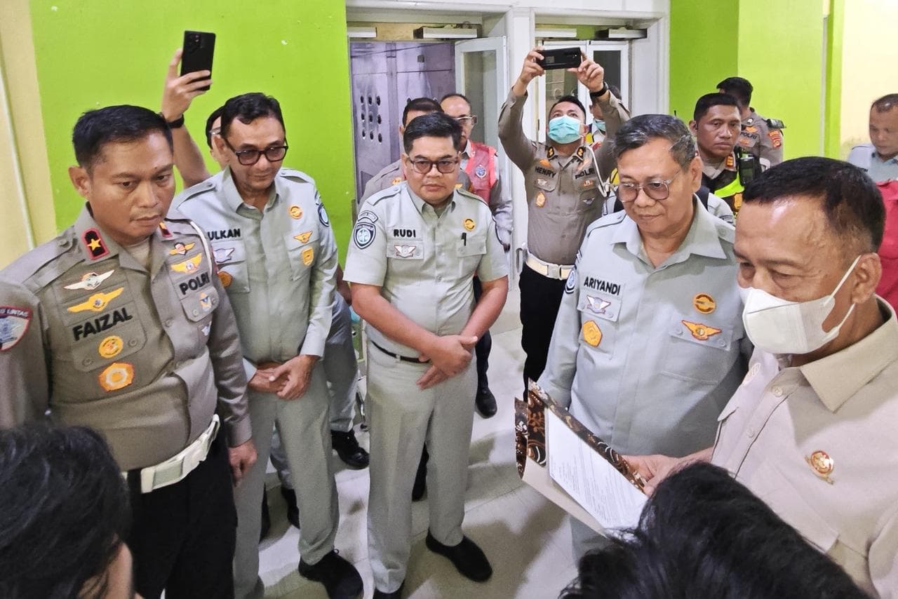 Musi Rawas Utara, 7 Mei 2026 — Jasa Raharja memastikan seluruh korban kecelakaan lalu lintas yang melibatkan bus ALS dan truk tangki minyak di Jalan Lintas Sumatera, Simpang Danau, Kecamatan Karang Jaya, Kabupaten Musi Rawas Utara, mendapatkan penanganan dan jaminan sesuai ketentuan yang berlaku. Komitmen tersebut diwujudkan melalui pengecekan langsung ke lokasi kejadian, pendataan korban secara proaktif, penerbitan surat jaminan perawatan, serta pendampingan langsung kepada korban dan keluarga korban di rumah sakit.
Sebagai bagian dari upaya untuk memastikan pelayanan berjalan baik, Jasa Raharja bersama Direktorat Jenderal Perhubungan Darat dan Korlantas Polri melakukan peninjauan langsung ke RSUD Rupit dan lokasi kejadian pada Kamis (7/5/2026). Agenda tersebut dihadiri oleh Direktur Jenderal Perhubungan Darat, yang juga sebagai Komisaris Utama Jasa Raharja, Aan Suhanan, Direktur Operasional Jasa Raharja Ariyandi, Direktur Penegakan Hukum Korlantas Polri, Brigjen Pol. Faizal, dan Kepala Divisi Pelayanan Jasa Raharja, Hervanka Tri Dianto.
Direktur Operasional Jasa Raharja, Ariyandi, memastikan bahwa seluruh korban dalam kecelakaan tersebut mendapatkan jaminan berdasarkan Undang-Undang Nomor 33 Tahun 1964. “Untuk korban luka-luka dijamin biaya perawatan oleh Jasa Raharja sampai dengan maksimal Rp20 juta. Sementara untuk korban meninggal dunia diberikan santunan sebesar Rp50 juta kepada ahli waris yang sah,” ujarnya.
Ia menambahkan bahwa petugas Jasa Raharja sejak awal telah bergerak cepat melakukan pendataan korban, berkoordinasi dengan kepolisian dan rumah sakit, serta menerbitkan surat jaminan (guarantee letter) bagi korban luka-luka agar dapat segera memperoleh perawatan tanpa kendala administratif.
“Kami menyampaikan prihatin atas kejadian ini. Kami berdoa semoga keluarga korban yang ditinggalkan diberikan ketabahan dan semoga korban yang sedang dirawat diberikan kesembuhan,” tambah Ariyandi.
Sementara itu, Direktur Jenderal Perhubungan Darat, Aan Suhanan, juga menyampaikan duka mendalam atas peristiwa tersebut dan berharap seluruh korban mendapatkan penanganan terbaik. “Kami menyampaikan duka mendalam atas kejadian ini. Mudah-mudahan korban meninggal dunia diterima Allah SWT dan yang masih dirawat semoga cepat pulih,” ungkapnya.
Ia menjelaskan bahwa kecelakaan terjadi sekitar pukul 12.39 WIB dan saat ini proses pendalaman masih dilakukan untuk memastikan penyebab pasti kejadian tersebut. Dalam peninjauan tersebut, rombongan juga melihat langsung kondisi korban luka yang masih menjalani perawatan di RSUD Rupit. Kecelakaan tersebut mengakibatkan 16 orang meninggal dunia dan 4 orang mengalami luka-luka.
Pada kesempatan yang sama, Direktur Penegakan Hukum Korlantas Polri, Brigjen Pol. Faizal, menyampaikan bahwa pihak kepolisian saat ini tengah melakukan investigasi mendalam melalui metode Traffic Accident Analysis (TAA).
“Hari ini kami melaksanakan investigasi melalui Traffic Accident Analysis untuk membuat terang kasus kecelakaan lalu lintas ini. Dari hasil nanti akan kami pertanggungjawabkan secara hukum. TAA nantinya akan memberikan informasi secara jelas mulai dari awal sampai akhir kejadian,” jelasnya.
Ia menambahkan, sebagian korban telah diberangkatkan ke Palembang untuk proses identifikasi lebih lanjut. “Sementara saat ini masih terdapat 3 korban yang menjalani perawatan di RSUD Rupit,” ujar Faizal.