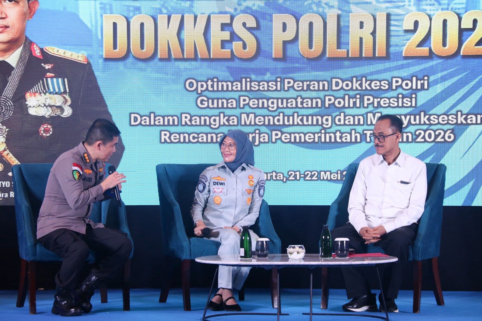 JAKARTA – PT Jasa Raharja menghadiri Rapat Kerja Teknis (Rakernis) Dokkes Polri Tahun 2026 sebagai bagian dari penguatan kolaborasi lintas sektor dalam meningkatkan kualitas penanganan korban kecelakaan lalu lintas. Forum tersebut menjadi momentum untuk terus memperkuat sinergi dengan kepolisian, rumah sakit, dan pemangku kepentingan lainnya guna menekan fatalitas korban kecelakaan di Indonesia.
Rakernis Dokkes Polri 2026 membahas berbagai penguatan layanan kesehatan dan penanganan kedaruratan. Termasuk implementasi pelayanan kesehatan kepolisian, penanganan korban bencana, hingga penguatan kapasitas rumah sakit Bhayangkara di berbagai wilayah.
Dalam kegiatan tersebut juga dilakukan pemaparan mengenai Diagnosis Cedera, Formularium, dan Kompendium Medis Nasional Jasa Raharja (DC-FKMN-JR) 2025/2026, oleh Ketua Medical Advisory Board, Prof. Dr. dr. Agus Purwadianto, Sp.FM.Subsp.E.M(K), S.H,.M.Si.
Direktur Hubungan Kelembagaan Jasa Raharja, Dewi Aryani Suzana, menyampaikan bahwa penanganan korban kecelakaan lalu lintas membutuhkan kecepatan respons dan koordinasi yang kuat antarinstansi, terutama pada masa golden period yang sangat menentukan keselamatan korban. “Penanganan korban kecelakaan lalu lintas membutuhkan kolaborasi yang kuat antara kepolisian, rumah sakit, dan Jasa Raharja agar korban memperoleh penanganan cepat sehingga risiko fatalitas dapat ditekan,” ujarnya.
Menurutnya, penguatan layanan kesehatan dan sistem penanganan korban menjadi bagian penting dalam membangun ekosistem keselamatan lalu lintas yang lebih baik. Karena itu, Jasa Raharja terus memperkuat transformasi digital pelayanan guna mendukung proses penjaminan dan perawatan korban secara lebih cepat dan terintegrasi.
Salah satu inovasi yang terus diperkuat adalah implementasi JR Care yang mendukung proses verifikasi perawatan korban kecelakaan di rumah sakit secara digital dan realtime. Sistem tersebut memungkinkan proses penjaminan dilakukan lebih cepat sehingga rumah sakit dapat segera memberikan tindakan medis tanpa terkendala proses administratif.
Selain penguatan sistem pelayanan, Jasa Raharja juga terus mendukung peningkatan kualitas tata laksana penanganan korban kecelakaan lalu lintas bersama rumah sakit mitra. Hal tersebut antara lain dilakukan melalui pengembangan Diagnosis Cedera, Formularium, dan Kompendium Medis Nasional Jasa Raharja (DC-FKMN-JR) 2025/2026 yang menjadi kerangka tata laksana kasus korban kecelakaan lalu lintas di rumah sakit mitra Jasa Raharja.
Dewi menyampaikan bahwa upaya menekan fatalitas kecelakaan lalu lintas tidak hanya dilakukan melalui percepatan penanganan pascakecelakaan, tetapi juga melalui penguatan koordinasi, standar pelayanan medis, serta edukasi keselamatan kepada masyarakat. “Karena itu, sinergi lintas sektor harus terus diperkuat agar pelayanan kepada korban semakin cepat, tepat, dan mampu memberikan perlindungan terbaik bagi masyarakat,” ungkapnya.