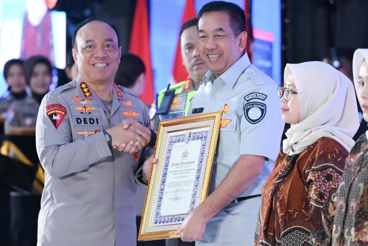 Jakarta, 22 Mei 2026 – PT Jasa Raharja menerima penghargaan dari Kepolisian Negara Republik Indonesia atas partisipasi aktif dan dukungannya dalam keberhasilan penyelenggaraan Operasi Lilin Nataru 2025 dan Operasi Ketupat 2026. Penghargaan tersebut diserahkan dalam rangkaian Rapat Kerja Teknis (Rakernis) Fungsi Lalu Lintas Polri Tahun 2026 yang berlangsung di Auditorium Mutiara STIKPTIK, Jakarta Selatan, Jumat (22/5).
Penghargaan tersebut diserahkan langsung oleh Wakapolri Komjen Pol Dedi Prasetyo kepada PT Jasa Raharja pada pembukaan Rakernis Fungsi Lalu Lintas Polri Tahun 2026. Apresiasi tersebut diberikan atas kontribusi dan sinergi Jasa Raharja dalam mendukung keberhasilan pengamanan dan pelayanan masyarakat selama Operasi Lilin Nataru 2025 dan Operasi Ketupat 2026.
Direktur Utama PT Jasa Raharja, Muhammad Awaluddin, menyampaikan bahwa penghargaan tersebut merupakan hasil kerja kolektif seluruh insan Jasa Raharja di seluruh Indonesia yang senantiasa hadir memberikan perlindungan dan pelayanan terbaik kepada masyarakat.
"Penghargaan ini bukan sekadar simbol apresiasi, melainkan pengakuan atas dedikasi seluruh insan Jasa Raharja yang bekerja tanpa mengenal waktu dalam mendukung keselamatan masyarakat. Kami menyampaikan penghormatan setinggitingginya kepada Korlantas Polri dan seluruh jajaran Kepolisian Republik Indonesia yang selama ini menjadi mitra strategis Jasa Raharja dalam menghadirkan perlindungan bagi masyarakat," ujar Muhammad Awaluddin.
Menurutnya, keberhasilan pengelolaan arus mudik dan balik tidak dapat dicapai oleh satu institusi semata, melainkan melalui sinergi lintas sektor yang kuat antara Polri, kementerian dan lembaga terkait, operator transportasi, rumah sakit, pemerintah daerah, serta Jasa Raharja.
Sepanjang pelaksanaan Operasi Ketupat 2026, Jasa Raharja berperan aktif melalui pemantauan bersama di posko terpadu, percepatan penjaminan korban kecelakaan lalu lintas, edukasi keselamatan berkendara, serta dukungan data dan layanan yang terintegrasi dengan para pemangku kepentingan.
Berdasarkan data Korlantas Polri, Operasi Ketupat 2026 berhasil mencatat penurunan angka kecelakaan lalu lintas sebesar 5,31 persen atau berkurang 531 kasus dibandingkan periode sebelumnya. Sementara itu, jumlah korban meninggal dunia turun hingga 30,41 persen atau setara dengan 104 jiwa yang berhasil diselamatkan.
Hal senada disampaikan Kepala Korps Lalu Lintas (Kakorlantas) Polri Irjen Pol Agus Suryonugroho. Ia mengapresiasi peran aktif Jasa Raharja sebagai mitra strategis Polri yang selama ini konsisten mendukung berbagai operasi kemanusiaan dan program keselamatan berlalu lintas.
"Kolaborasi antara Korlantas Polri dan Jasa Raharja telah berjalan sangat baik, baik dalam aspek pencegahan kecelakaan, penanganan korban, maupun pelayanan kepada masyarakat. Dukungan yang diberikan Jasa Raharja selama Operasi Lilin Nataru 2025 dan Operasi Ketupat 2026 menjadi salah satu faktor penting dalam mendukung kelancaran mobilitas masyarakat serta upaya menekan angka kecelakaan dan fatalitas di jalan raya. Kami berharap sinergi ini dapat terus diperkuat untuk mewujudkan keselamatan lalu lintas yang semakin baik di Indonesia," ujar Agus.
Muhammad Awaluddin menegaskan bahwa penghargaan tersebut akan menjadi motivasi bagi seluruh insan Jasa Raharja untuk terus meningkatkan kualitas pelayanan kepada masyarakat. "Jasa Raharja terus berkomitmen untuk selalu hadir cepat dan tepat ketika masyarakat membutuhkan pertolongan. Karena itu kami akan terus memperkuat kolaborasi, meningkatkan kecepatan layanan, dan menghadirkan perlindungan yang semakin mudah diakses masyarakat," tambahnya.
Ke depan, Jasa Raharja akan terus hadir dalam berbagai program keselamatan transportasi nasional melalui pemanfaatan teknologi digital, penguatan kolaborasi lintas sektor, serta peningkatan kualitas pelayanan yang cepat, tepat, humanis, dan berorientasi pada keselamatan sesuai dengan semangat melayani sepenuh hati bagi masyarakat Indonesia.