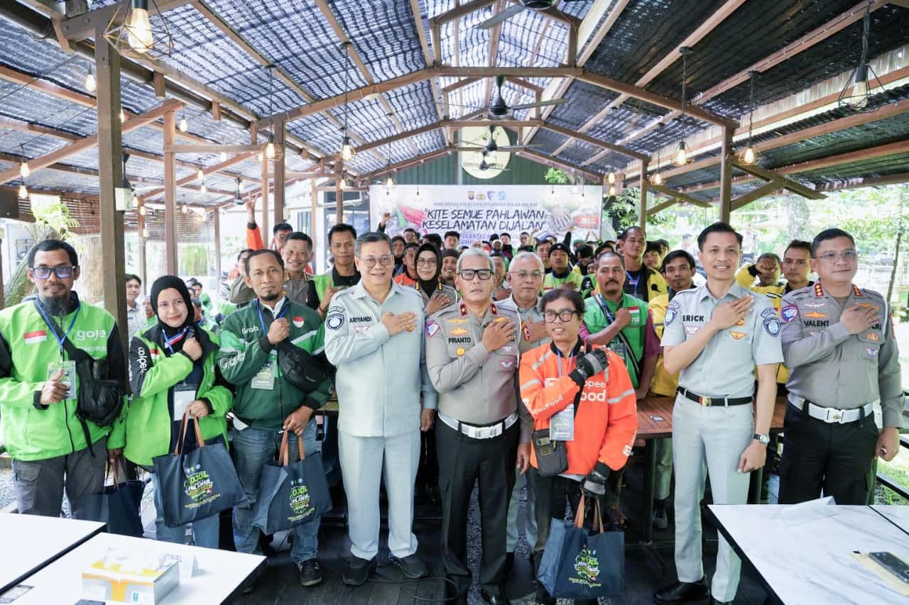 Pontianak – PT Jasa Raharja mendukung pelaksanaan kegiatan “Polantas Menyapa” yang diselenggarakan Korlantas Polri bersama komunitas ojek online (ojol) di Pontianak, Kalimantan Barat, Minggu (24/5/2026). Kegiatan ini menjadi bagian dari upaya bersama untuk meningkatkan kesadaran keselamatan berlalu lintas, memperkuat kemitraan dengan komunitas ojol, serta mendorong budaya berkendara yang aman dan tertib di masyarakat.
Kegiatan yang dihadiri Direktur Keamanan dan Keselamatan (Dirkamsel) Korlantas Polri Brigjen Pol. Prianto tersebut turut dihadiri Direktur Operasional PT Jasa Raharja Ariyandi yang didampingi Kepala Divisi Pelayanan Jasa Raharja Hervanka Tri Dianto dan Kepala Kantor Wilayah Jasa Raharja Kalimantan Barat Putu Agus Erick Sastra Wirawan. Rangkaian kegiatan meliputi diskusi bersama komunitas ojol, pemeriksaan kesehatan, serta pelatihan Penanganan Pertama Gawat Darurat (PPGD).
Direktur Operasional PT Jasa Raharja Ariyandi mengatakan bahwa komunitas ojek online merupakan salah satu kelompok pengguna jalan yang memiliki mobilitas tinggi dan berinteraksi langsung dengan masyarakat setiap hari. Oleh karena itu, peningkatan pemahaman mengenai keselamatan berlalu lintas menjadi langkah penting dalam menekan angka kecelakaan dan fatalitas korban di jalan.
"Jasa Raharja terus berkomitmen menghadirkan pelayanan yang mudah, cepat, dan responsif bagi masyarakat. Apabila terjadi kecelakaan lalu lintas, masyarakat dapat menghubungi Contact Center Jasa Raharja maupun kantor wilayah Jasa Raharja terdekat untuk memperoleh informasi dan penanganan lebih lanjut. Dengan dukungan integrasi layanan bersama Kepolisian dan rumah sakit, masyarakat dapat lebih mudah mengakses layanan Jasa Raharja setelah kejadian kecelakaan dilaporkan dan korban mendapatkan penanganan medis, sehingga proses pelayanan dapat berlangsung secara cepat dan tepat," ujar Ariyandi.
Ia menambahkan bahwa sinergi antara Jasa Raharja, Korlantas Polri, dan komunitas ojol menjadi bagian penting dalam membangun budaya keselamatan yang berkelanjutan. Menurutnya, komunitas pengemudi online memiliki potensi besar untuk menjadi agen perubahan yang dapat menyebarluaskan pesan keselamatan kepada masyarakat luas.
Sementara itu, Direktur Keamanan dan Keselamatan Korlantas Polri Brigjen Pol. Prianto menjelaskan bahwa kegiatan tersebut merupakan implementasi program Polantas Menyapa yang dilaksanakan atas arahan Kakorlantas Polri sebagai bentuk penguatan kemitraan dengan komunitas ojek online di seluruh Indonesia.
"Kami datang ke sini dalam rangka Ojol Nusantara dan pelatihan PPGD bagi driver ojek online. Kami mendapat perintah langsung dari Bapak Kakorlantas untuk melaksanakan program Polantas Menyapa," ujar Brigjen Pol. Prianto.
Menurutnya, program Polantas Menyapa tidak hanya menjadi sarana silaturahmi antara Polri dan masyarakat, tetapi juga wadah edukasi mengenai pentingnya kepatuhan terhadap aturan lalu lintas demi mewujudkan keamanan, keselamatan, ketertiban, dan kelancaran berlalu lintas. Ia menegaskan bahwa komunitas ojol merupakan mitra strategis Polri yang turut berperan dalam mendukung keamanan dan ketertiban masyarakat.
Sebagai BUMN yang mendapat amanah memberikan perlindungan dasar kepada korban kecelakaan lalu lintas dan penumpang angkutan umum, Jasa Raharja secara konsisten mendukung berbagai program peningkatan keselamatan jalan melalui edukasi, sosialisasi, serta kolaborasi dengan ara pemangku kepentingan. Upaya tersebut sejalan dengan semangat Melayani Sepenuh Hati, yang diwujudkan melalui pelayanan yang mudah diakses, cepat, tepat, dan berorientasi pada kebutuhan masyarakat.
Melalui kegiatan Polantas Menyapa di Pontianak, Jasa Raharja dan Korlantas Polri berharap komunitas ojek online dapat semakin berperan sebagai komunitas peduli keselamatan, sekaligus menjadi mitra strategis dalam membangun budaya tertib berlalu lintas guna mewujudkan jalan yang lebih aman dan berkeselamatan bagi seluruh pengguna jalan.