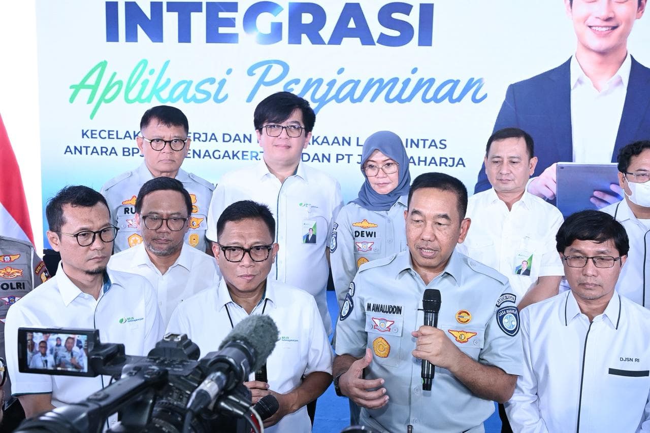 KARAWANG – PT Jasa Raharja bersama BPJS Ketenagakerjaan resmi meluncurkan Integrasi Aplikasi Penjaminan Kecelakaan Kerja dan Kecelakaan Lalu Lintas. Langkah tersebut menjadi bagian dari penguatan pelayanan bagi pekerja yang mengalami kecelakaan lalu lintas dalam hubungan kerja.
Peluncuran integrasi layanan tersebut dilakukan langsung oleh Direktur Utama PT Jasa Raharja Muhammad Awaluddin bersama Direktur Utama BPJS Ketenagakerjaan Saiful Hidayat, disaksikan Anggota Dewan Jaminan Sosial Nasional (DJSN) Muttaqien, S.S., M.PH., AAK., di RS Primaya Karawang, Senin (25/5).
Integrasi aplikasi ini menjadi bagian dari transformasi digital pelayanan publik yang dilakukan Jasa Raharja untuk menghadirkan proses penjaminan yang lebih cepat, terkoordinasi, dan memberikan kepastian pelayanan bagi masyarakat. Melalui aplikasi yang saling terhubung, proses Coordination of Benefit (CoB) atau koordinasi penjaminan antara Jasa Raharja dan BPJS Ketenagakerjaan dapat dilakukan secara lebih efektif sehingga mempercepat pelayanan kepada korban dan mempermudah proses administrasi di fasilitas kesehatan.
Direktur Utama Jasa Raharja, Muhammad Awaluddin, mengatakan bahwa kolaborasi tersebut merupakan wujud nyata integrasi perlindungan negara bagi masyarakat melalui sinergi dua lembaga yang sama-sama mendapat amanat untuk memberikan perlindungan dasar kepada masyarakat.
“Kolaborasi antara PT Jasa Raharja dan BPJS Ketenagakerjaan ini merupakan bentuk integrasi perlindungan negara yang bertujuan menghadirkan layanan yang lebih cepat, tepat, presisi, dan akurat bagi masyarakat, khususnya pekerja yang mengalami kecelakaan lalu lintas dalam hubungan kerja. Integrasi aplikasi ini juga memperkuat ekosistem Aplikasi Jaminan Sosial Nasional melalui layanan yang semakin seamless dan terkoordinasi,” ujar Awaluddin.
Ia menambahkan bahwa integrasi tersebut akan mendorong efisiensi pelayanan antarinstansi sekaligus mengoptimalkan mekanisme Coordination of Benefit sehingga proses penjaminan dapat berjalan lebih efektif tanpa tumpang tindih layanan. “Harapannya, inovasi ini tidak berhenti pada integrasi hari ini saja. Ke depan, kami bersama BPJS Ketenagakerjaan akan terus mengembangkan berbagai inovasi layanan untuk memastikan perlindungan dasar bagi masyarakat dan pekerja Indonesia semakin mudah diakses, cepat, dan memberikan manfaat yang nyata,” tambahnya.
Sementara itu, Direktur Utama BPJS Ketenagakerjaan, Saiful Hidayat, menegaskan bahwa perlindungan Program Jaminan Kecelakaan Kerja (JKK) BPJS Ketenagakerjaan tidak hanya mencakup risiko saat pekerja menjalankan aktivitas di tempat kerja, tetapi juga melindungi pekerja dalam perjalanan berangkat kerja maupun perjalanan pulang ke rumah.
“Integrasi ini menjadi langkah penting karena tentunya kami ingin memastikan bagaimana para pekerja kami terlindungi secara seamless lewat kemudahan pertukaran informasi dan data antara BPJS Ketenagakerjaan dan jasa raharja.
Dengan demikian Coordination of Benefit dapat kita koordinasikan jauh lebih baik. Ini bukti negara hadir memberikan perlindungan terbaik bagi para pekerja indonesia,” ujar Saiful. BPJS Ketenagakerjaan mencatat kecelakaan lalu lintas masih menjadi salah satu penyumbang terbesar kasus kecelakaan kerja di Indonesia. Sepanjang tahun 2025, dari sekitar 318 ribu kasus kecelakaan kerja yang tercatat, sekitar 28 persen atau lebih dari 87 ribu kasus terjadi di lalu lintas. Sebagian besar kasus tersebut terjadi dalam perjalanan berangkat kerja, perjalanan pulang kerja, maupun aktivitas pekerjaan yang menggunakan sarana transportasi.
Sejalan dengan hal tersebut, Anggota Dewan Jaminan Sosial Ketenagakerjaan (DJSN), Muttaqien yang juga hadir dalam kegiatan ini mengapresiasi sinergi antara kedua institusi dalam menghadirkan layanan lebih baik dan efisien. Kami sangat mendukung dan memberikan apresiasi kepada BPJS Ketenagakerjaan dan Jasa Raharja dengan terbangunnya integrasi sistem antara kedua lembaga ini. Aplikasi ini tentu kami harapkan berjalan lebih baik dan memastikan semua layanan tercipta dengan lebih baik dan lebih efisien kedepannya,"ujar Muttaqien.
Kondisi tingginya angka kecelakaan lalu lintas yang melibatkan pekerja menunjukkan pentingnya penguatan kolaborasi lintas sektor dalam menghadirkan perlindungan yang lebih komprehensif, baik melalui pelayanan pascakecelakaan maupun upaya promotif dan preventif untuk menekan risiko kecelakaan di jalan raya.
Melalui integrasi aplikasi ini, kedua lembaga juga memperkuat integrasi data dan koordinasi pelayanan agar proses administrasi penjaminan menjadi lebih efisien, akurat, dan transparan, termasuk memberikan kemudahan bagi Pusat Layanan Kecelakaan Kerja (PLKK) dalam proses pelayanan kepada peserta.
Kegiatan peluncuran tersebut juga dirangkaikan dengan edukasi dan kampanye safety riding sebagai bagian dari penguatan budaya keselamatan berkendara dan Keselamatan dan Kesehatan Kerja (K3). Program tersebut diharapkan dapat meningkatkan kesadaran pekerja terhadap pentingnya keselamatan berlalu lintas, mengingat kecelakaan di jalan raya masih menjadi salah satu risiko utama yang dihadapi pekerja Indonesia.
Menurut Awaluddin, upaya peningkatan keselamatan transportasi bagi pekerja tidak dapat dilakukan oleh satu pihak saja, melainkan memerlukan kolaborasi berbagai pemangku kepentingan, termasuk pemerintah, kepolisian, dunia usaha, fasilitas kesehatan, dan masyarakat. Karena itu, selain memperkuat layanan pasca kecelakaan, Jasa Raharja dan BPJS Ketenagakerjaan juga berkomitmen memperluas program edukasi keselamatan berkendara sebagai bagian dari upaya menekan angka kecelakaan dan fatalitas di jalan raya.
Ke depan, Jasa Raharja bersama BPJS Ketenagakerjaan berkomitmen untuk terus memperkuat inovasi layanan, transformasi digital, dan koordinasi antar-lembaga guna menghadirkan aplikasi perlindungan yang semakin efektif serta memberikan manfaat nyata bagi masyarakat dan pekerja Indonesia.