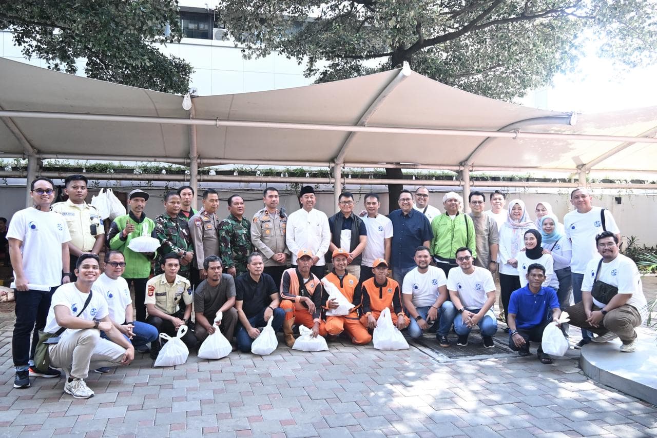 Jakarta - Dalam momentum Hari Raya Iduladha 1447 Hijriah, PT Jasa Raharja kembali melaksanakan kegiatan kurban sebagai bentuk kepedulian sosial dan semangat berbagi kepada masyarakat. Kegiatan pemotongan dan distribusi hewan kurban dipusatkan di Masjid Nur Rohman, Kantor Pusat Jasa Raharja, Jakarta, Kamis (28/05/2026).
Mengusung tema 'Qurban Peduli, Qurban Berbagi', kegiatan kurban tahun ini menjadi wujud rasa syukur dan semangat berbagi dari insan Jasa Raharja yang turut didukung melalui program TJSL perusahaan. Pada pelaksanaan tahun ini, hewan kurban yang terkumpul terdiri atas 9 ekor sapi dan 8 ekor kambing. Hasil pemotongan hewan kurban tersebut akan didistribusikan kepada masyarakat sekitar, tenaga pendukung operasional, serta pihak-pihak yang membutuhkan.
Direktur Utama Jasa Raharja, Muhammad Awaluddin, menyampaikan bahwa kegiatan kurban merupakan bagian dari komitmen perusahaan untuk terus hadir memberikan manfaat sosial bagi masyarakat. “Iduladha menjadi pengingat penting tentang nilai keikhlasan, kepedulian, dan semangat berbagi. Melalui kegiatan kurban ini, kami berharap Jasa Raharja dapat terus mempererat hubungan dengan masyarakat sekaligus menghadirkan manfaat nyata bagi lingkungan sekitar,” ujarnya.
Tahun ini, distribusi daging kurban diperkirakan mencapai lebih dari 1.500 paket dengan masing-masing berat 1,2 kg per paketnya. Menurut Direktur Utama Jasa Raharja Awaluddin, momentum Iduladha menjadi pengingat bagi insan Jasa Raharja untuk terus menumbuhkan nilai keikhlasan, kepedulian, dan semangat berbagi kepada masyarakat. “Kami berharap kegiatan ini tidak hanya menjadi bentuk ibadah, tetapi juga memperkuat nilai kebersamaan dan solidaritas sosial di tengah masyarakat,” tambah Awaluddin. Pelaksanaan kurban ini juga menjadi bagian dari implementasi tanggung jawab sosial perusahaan yang secara konsisten dilakukan setiap tahun, khususnya dalam mendukung kegiatan kemasyarakatan dan keagamaan. Jasa Raharja berkomitmen untuk terus menghadirkan program-program sosial yang memberikan dampak positif dan berkelanjutan bagi masyarakat luas.
