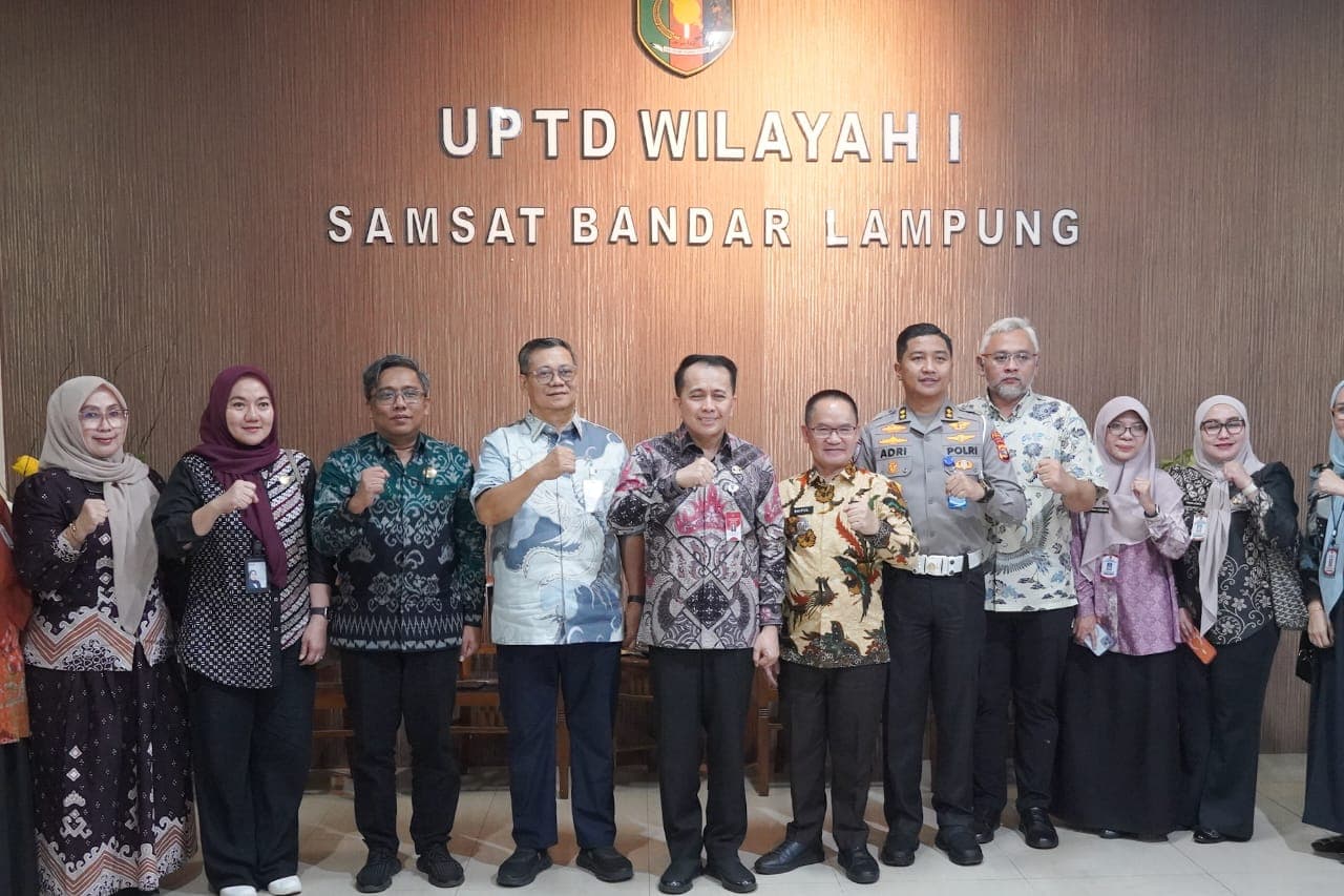Bandar Lampung – Upaya meningkatkan kualitas pelayanan Samsat dan memperkuat sinergi antarinstansi terus dilakukan di berbagai daerah. Salah satunya melalui kunjungan Direktur Operasional PT Jasa Raharja Ariyandi bersama Direktur Jenderal Bina Keuangan Daerah Kementerian Dalam Negeri Agus Fatoni ke Kantor Bersama Samsat Rajabasa, Bandar Lampung, Jumat (12/6/2026).
Kunjungan tersebut dilakukan untuk meninjau langsung proses pelayanan kepada masyarakat sekaligus memastikan kolaborasi antaranggota Tim Pembina Samsat berjalan optimal. Dalam kesempatan itu, rombongan melihat berbagai layanan yang tersedia, mulai dari administrasi kendaraan bermotor hingga layanan yang melibatkan unsur Kepolisian, Badan Pendapatan Daerah, dan Jasa Raharja.
Peninjauan dilakukan untuk memastikan pelayanan berlangsung sesuai standar yang telah ditetapkan serta mengidentifikasi peluang pengembangan layanan yang dapat memberikan kemudahan, kecepatan, dan kenyamanan bagi masyarakat.
Pada kesempatan yang sama, Ariyandi dan Agus Fatoni juga memberikan arahan kepada Tim Pembina Samsat Provinsi Lampung. Keduanya menekankan pentingnya memperkuat sinergi dan koordinasi antarlembaga guna mendukung peningkatan kualitas pelayanan publik serta optimalisasi tata kelola penyelenggaraan Samsat.
Penguatan kolaborasi Tim Pembina Samsat dinilai memiliki peran penting dalam meningkatkan kepatuhan masyarakat dalam memenuhi kewajiban kendaraan bermotor, termasuk pembayaran Pajak Kendaraan Bermotor (PKB), Bea Balik Nama Kendaraan Bermotor (BBNKB), dan Sumbangan Wajib Dana Kecelakaan Lalu Lintas Jalan (SWDKLLJ).
Dengan pelayanan yang semakin terintegrasi, masyarakat diharapkan dapat memperoleh layanan yang lebih mudah dan efisien, sekaligus mendukung peningkatan penerimaan daerah dan perlindungan dasar bagi pengguna jalan.
Selain agenda di Samsat Rajabasa, Ariyandi juga melakukan kunjungan kerja ke Kantor Wilayah PT Jasa Raharja Lampung. Dalam pertemuan bersama jajaran kantor wilayah, ia memberikan pembinaan terkait peningkatan kualitas pelayanan, penguatan profesionalisme petugas, serta optimalisasi kinerja operasional perusahaan.
Dalam arahannya, Ariyandi menegaskan pentingnya transformasi pelayanan yang berkelanjutan agar Jasa Raharja mampu menjawab kebutuhan masyarakat yang terus berkembang. Menurutnya, kualitas pelayanan menjadi faktor penting dalam menjaga kepercayaan publik terhadap Jasa Raharja sebagai penyelenggara perlindungan dasar bagi korban kecelakaan lalu lintas jalan dan angkutan umum.
Kunjungan tersebut turut dihadiri Sekretaris Perusahaan Jasa Raharja Dodi Apriansyah dan Kepala Divisi Pelayanan Jasa Raharja Hervanka Tri Dianto. Melalui rangkaian kegiatan tersebut, Jasa Raharja menegaskan komitmennya untuk terus memperkuat pelayanan publik melalui kolaborasi dengan para pemangku kepentingan, sekaligus meningkatkan kapasitas internal guna memberikan pelayanan yang semakin baik kepada masyarakat.