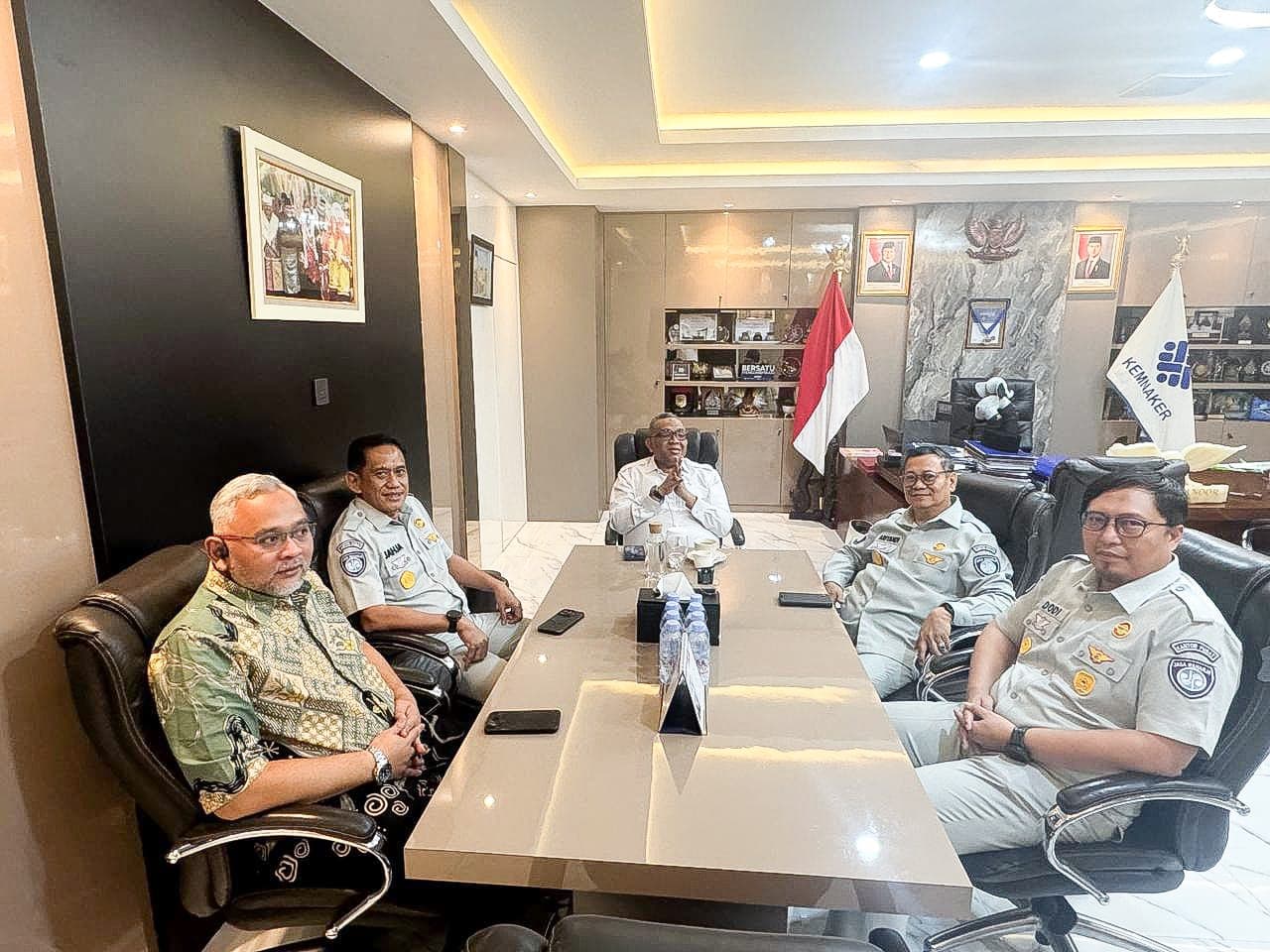 Jakarta – Direktur Operasional PT Jasa Raharja, Ariyandi, menggelar audiensi bersama Wakil Menteri Ketenagakerjaan RI, Afriansyah Noor, di Kantor Kementerian Ketenagakerjaan, Jakarta, Senin (16/6/2026). Pertemuan tersebut membahas peluang sinergi dalam meningkatkan kepatuhan dan keselamatan berlalu lintas sebagai bagian dari upaya perlindungan pekerja.
Agenda tersebut turut dihadiri Sekretaris Perusahaan Jasa Raharja Dodi Apriansyah, Kepala Divisi Pelayanan Jasa Raharja Hervanka Tri Dianto, dan Kepala Divisi Asuransi Jasa Raharja Jahja Joel Lami. Dalam pertemuan itu, kedua pihak membahas pentingnya membangun budaya keselamatan yang tidak hanya diterapkan di lingkungan kerja, tetapi juga dalam aktivitas perjalanan para pekerja. “Tingginya mobilitas pekerja perlu diimbangi dengan peningkatan kesadaran terhadap keselamatan dan kepatuhan berlalu lintas guna menekan risiko kecelakaan di jalan raya,” ujar Ariyandi.
Ia mengatakan, keselamatan perjalanan pekerja merupakan bagian yang tidak terpisahkan dari upaya perlindungan tenaga kerja secara menyeluruh. Terlebih pekerja merupakan kelompok masyarakat dengan mobilitas yang tinggi. “Karena itu, keselamatan dalam perjalanan menuju dan dari tempat kerja perlu menjadi perhatian bersama. Kami melihat adanya peluang kolaborasi dengan Kementerian Ketenagakerjaan untuk memperkuat edukasi dan kampanye keselamatan berlalu lintas di kalangan pekerja,” tambah Ariyandi.
Sementara itu, Afriansyah Noor menyambut baik inisiatif Jasa Raharja dalam mendorong penguatan aspek keselamatan pekerja melalui pendekatan keselamatan berlalu lintas. Menurutnya, perlindungan pekerja perlu dilihat secara komprehensif, termasuk dalam aktivitas perjalanan yang dilakukan setiap hari. “Keselamatan pekerja tidak hanya berbicara tentang kondisi di tempat kerja, tetapi juga selama perjalanan. Karena itu, upaya meningkatkan kesadaran dan kepatuhan berlalu lintas menjadi bagian penting dalam perlindungan pekerja,” ujarnya.
Pertemuan tersebut menjadi langkah awal penjajakan kerja sama antara Jasa Raharja dan Kementerian Ketenagakerjaan dalam pengembangan program edukasi serta sosialisasi keselamatan berlalu lintas yang menyasar pekerja di berbagai sektor. Melalui sinergi tersebut, kedua pihak berharap dapat mendorong terciptanya lingkungan kerja dan mobilitas pekerja yang lebih aman, sekaligus mendukung upaya nasional dalam menekan angka kecelakaan lalu lintas.